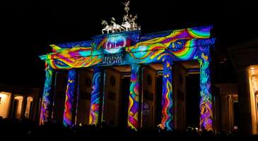 Dünyanın dört bir yanında düzenlenen ışık festivalleri, kentlerin sokaklarını büyüleyici birer sanat galerisine dönüştürerek hem yerel halkı hem de turistleri kendine hayran bırakıyor. Teknoloji, sanat ve kültürün birleşimi olan ışık festivalleri, şehirlerin kimliğini yeniden yorumlarken aynı zamanda sürdürülebilirlik, yaratıcılık ve toplumsal birliktelik gibi temaları da ön plana çıkarıyor.