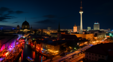 Bir şehri özel ve görülmeye değer kılan şeylerin başında tarihi ve doğal güzellikleri, ünlü yapıları gelebilir. Ancak tatil için gidilen rotalar günümüzde sadece gündüzleri değil, geceleri de ziyaretçilerine sundukları eğlence alternatifleriyle anılıyor. Tatil planlarımızı yaparken gündüz deniz, havuz gibi aktiviteler önemliyken geceleri de eğlenmek için sunulan alternatifler öne çıkıyor. Eğlenceli gece hayatıyla ziyaretçileri kendisine çeken bu yerler hangileri?