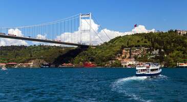 Yaz, İstanbul’a bambaşka bir ruh getiriyor. Boğazın masmavi rengi, plajlar, çiçek açan sokaklar, etkinlikler, lezzetli sokak yemekleri ve İstanbul’un kadim tarihi birleştiğinde harika deneyimler yaşatıyor. Bu deneyimler arasında boğaz turu bir klasik olsa da birbirinden şahane önerilerimizle bu yaz İstanbul’un keyfini çıkarabilirsin.