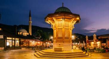 Ramazan ayının gelmesiyle birlikte &ldquo;bayram tatilinde nereye gitsek?&rdquo; soruları yankılanmaya başladı. Bayram yaklaşırken, hem tatlı bir heyecan hem de "nereye, nasıl yetişeceğim?" telaşı yaşadığını biliyoruz. Ama merak etme, valizini tozlu raflardan indir ve gerisini bize bırak. Hem iyi gelecek hem de yormayacak bir tatil planı yapanlar, uzun u&ccedil;uşlarla ve vize s&uuml;reciyle uğraşmadan k&uuml;&ccedil;&uuml;k bir keşif turuna &ccedil;ıkmak isteyenler i&ccedil;in vizesiz gidilebilecek yakın yerler hayat kurtarıcı oluyor. Bayram tatilini keyifle ge&ccedil;irebileceğin vizesiz rotaları senin i&ccedil;in bir araya getirdik. İşte Ramazan Bayramı tatili i&ccedil;in hem ruhuna iyi gelecek hem de planlaması kolay 4 vizesiz ve yakın rota. Hadi birlikte keşfedelim. 1. Saraybosna Ramazan ruhunu iliklerine kadar hissedebileceğin şehirlerden biri Saraybosna. Avrupa&rsquo;nın ortasında, kalbi h&acirc;l&acirc; Osmanlı ritmiyle atan bu şehir, hem bayram ruhunu yaşamak hem de k&uuml;lt&uuml;rel bir keşfe &ccedil;ıkmak isteyenler i&ccedil;in olduk&ccedil;a ideal. Osmanlı&rsquo;dan izler taşıyan &ccedil;arşıları, &ccedil;an seslerine karışan ezan sesi ve sıcakkanlı insanlarıyla bayram tatili i&ccedil;in bi&ccedil;ilmiş kaftan olan Saraybosna, ruhuna &ccedil;ok iyi gelecek. Bir yanda Avusturya-Macaristan mimarisinden &ouml;rneklerin, diğer yanda Osmanlı izlerinin yer aldığı şehrin sokaklarında dolaşırken bayram telaşında olan insanları g&ouml;zlemleyebilir, bu kadim k&uuml;lt&uuml;r&uuml;n huzur veren atmosferini derinden hissedebilirsin. Baş&ccedil;arşı sokaklarında gezerken, taze &ccedil;ekilmiş kahve kokusuna karışan bakır d&ouml;vme seslerini duyacak, kendini b&uuml;y&uuml;kannenin bayram sofralarındaki o tanıdık anda bulacaksın. Gazi H&uuml;srev Bey Camii&rsquo;nin avlusundaki huzurlu atmosfer, bu Ramazan Bayramı&rsquo;nı unutulmaz kılacak. {calismasaatleri}Neden bayramda Saraybosna&rsquo;ya gitmeli? T&uuml;rkiye Cumhuriyeti vatandaşlarına vizesiz U&ccedil;uş yaklaşık 1 saat 30 dakika s&uuml;r&uuml;yor. Ramazan ve bayram atmosferi olduk&ccedil;a g&uuml;&ccedil;l&uuml; K&uuml;lt&uuml;r keşfi i&ccedil;in ideal Nereler gezilmeli? Baş&ccedil;arşı Gazi H&uuml;srev Bey Camii Latin K&ouml;pr&uuml;s&uuml; Sebilj Kovaci Anıt Mezarı Ne yenir? Boşnak b&ouml;reği Cevapi Trile&ccedil;e Ka&ccedil; g&uuml;n yeterli? Saraybosna&rsquo;yı gezmek i&ccedil;in 2-3 g&uuml;n olduk&ccedil;a ideal bir s&uuml;re. Bayram tatili i&ccedil;in tam kararında bir rota olabilir.{/calismasaatleri} 2. &Uuml;sk&uuml;p Kısa s&uuml;rede &ccedil;ok şey g&ouml;rmek isteyenler i&ccedil;in &Uuml;sk&uuml;p, ideal bir alternatif. Hem tarih&icirc; hem modern y&uuml;z&uuml;yle dikkat &ccedil;eken şehir, Balkan ve Osmanlı izlerini derinden yansıtıyor. Balkan k&uuml;lt&uuml;r&uuml;n&uuml;n Osmanlı mimarisiyle i&ccedil; i&ccedil;e ge&ccedil;tiği bu k&uuml;&ccedil;&uuml;k şehri, sakin ama derinlikli atmosferiyle &ouml;zellikle kalabalıktan uzak bir ramazan bayramı tatili i&ccedil;in tercih edebilirsin. Taş K&ouml;pr&uuml;&rsquo;den ge&ccedil;erken yavaşlayan zamanın ritmine kendini kaptırabilir, k&ouml;pr&uuml;den eski &ccedil;arşıya doğru y&uuml;r&uuml;rken tarih&icirc; yapıların eşsiz mimarisini yakından inceleyebilirsin. Taş K&ouml;pr&uuml;'de y&uuml;r&uuml;rken Vardar'ın serin esintisi y&uuml;z&uuml;ne vuracak. Fırından yeni &ccedil;ıkmış burek kokusu ise bayram sabahlarını eşsiz kılacak. &Uuml;sk&uuml;p&rsquo;te şehri yukarıdan izlemek istersen &Uuml;sk&uuml;p Kalesi&rsquo;ne &ccedil;ıkabilir, Vardar Nehri kıyısında g&uuml;n batımını seyredebilirsin. Sevdiklerinle unutulmayacak bir bayram tatili i&ccedil;in &Uuml;sk&uuml;p, samimi insanları ve sıcak atmosferiyle t&uuml;m yorgunluğunu &uuml;zerinden atmana yardımcı olacak. {calismasaatleri}Neden bayramda &Uuml;sk&uuml;p&rsquo;e gitmeli? T&uuml;rkiye Cumhuriyeti vatandaşlarına vizesiz Yaklaşık 1 saatlik bir u&ccedil;uş s&uuml;resiyle ulaşım sağlayabilirsin. K&uuml;&ccedil;&uuml;k bir şehir olması nedeniyle bir&ccedil;ok yeri y&uuml;r&uuml;yerek gezebilirsin. Şehrin genelinde fiyatlar, Avrupa&rsquo;ya kıyasla olduk&ccedil;a uygun. Nereler g&ouml;r&uuml;lmeli? Taş K&ouml;pr&uuml; Eski &Ccedil;arşı &Uuml;sk&uuml;p Kalesi Alaca Camii Matka Kanyonu Ne yenir? Tavce gravce Ajvar Burek Mekitsi Shopska Ka&ccedil; g&uuml;n yeterli? &Uuml;sk&uuml;p&rsquo;&uuml; gezmek i&ccedil;in 2 g&uuml;n yeterli. Fakat 3 g&uuml;nl&uuml;k bir tatil planlayarak &ccedil;evre gezilerini de ger&ccedil;ekleştirebilirsin.{/calismasaatleri} {insightBoxStart}İpucu: Bayram sabahına bu eşsiz rotalardan birinde uyanmak istersen ENUYGUN&rsquo;dan kolayca u&ccedil;ak bileti alabilir, dilediğin yeri uygun fiyatlarla keşfedebilirsin. Şimdi seyahatinin ilk adımı olan u&ccedil;ak bileti almak i&ccedil;in tıkla.{insightBoxEnd} {flight_search_form_banner} 3. Tiflis Son yılların en sevilen rotalarından biri olan Tiflis, ramazan bayramı tatilinde vizesiz gidebileceğin şehirler arasında yer alıyor. K&uuml;lt&uuml;r&uuml;, bohem atmosferi ve uygun fiyatlarıyla dikkat &ccedil;eken şehir, farklı bir tatil deneyimi i&ccedil;in olduk&ccedil;a ideal. Kısa s&uuml;re i&ccedil;inde ulaşım sağlayabileceğin Tiflis&rsquo;e, Batum &uuml;zerinden kara yolu ile ulaşman da m&uuml;mk&uuml;n. Hem k&uuml;lt&uuml;rel bir keşif yapmak hem de sakin bir tatil planın varsa Tiflis tam sana g&ouml;re. Arnavut kaldırımlı sokakları ve renkli balonlarıyla bilinen Tiflis&rsquo;te, etkileyici G&uuml;rc&uuml; k&uuml;lt&uuml;r&uuml;n&uuml;n izlerini derinden hissedeceksin. Eski şehir b&ouml;lgesinde dolaşırken tarih&icirc; kiliseleri ziyaret edebilir, sanat galerilerinde dolaşabilir, sevimli kafelerde kahve molası verebilirsin. Tiflis&rsquo;te, teleferikle &ccedil;ıkılan Narikala Kalesi ise şehri doyasıya seyredebileceğin eşsiz noktalardan. G&uuml;rc&uuml; mutfağının enfes lezzetlerini deneyebileceğin bu b&uuml;y&uuml;leyici şehirde tatilin tadını &ccedil;ıkarmak i&ccedil;in s&uuml;lf&uuml;r hamamlarına gidebilir, t&uuml;m yılın yorgunluğunu bir solukta &uuml;st&uuml;nden atabilirsin.&nbsp;&nbsp; {calismasaatleri}Neden bayramda Tiflis&rsquo;e gitmeli? T&uuml;rkiye Cumhuriyeti vatandaşlarına kimlikle giriş hakkı var. U&ccedil;uş s&uuml;resi yaklaşık 2 saat. Ayrıca Batum &uuml;zerinden kara yolu alternatifi de var. Hem tarih&icirc; hem eğlenceli yapısıyla, keyifli bir bayram tatili i&ccedil;in ideal. Ekonomik bir tatil i&ccedil;in doğru se&ccedil;im. Nereler gezilmeli? Narikala Kalesi Eski Tiflis Cuma Camii G&uuml;rcistan Mill&icirc; Botanik Bah&ccedil;esi Kartlis Deda Abanotubani S&uuml;lf&uuml;r Hamamları &Ouml;zg&uuml;rl&uuml;k Meydanı Rustaveli Caddesi Ne yenir? Ha&ccedil;apuri Hinkal &Ccedil;akapuli Phali Pon&ccedil;iki Ka&ccedil; g&uuml;n yeterli? Tiflis&rsquo;i gezmek i&ccedil;in 3 g&uuml;n olduk&ccedil;a ideal bir s&uuml;re. Şehri sindire sindire gezebilir, bir g&uuml;n&uuml;n&uuml; de keyifli vakit ge&ccedil;irmek i&ccedil;in ayırmış olursun.{/calismasaatleri} 4. Belgrad Klasik Balkan şehirlerine g&ouml;re biraz daha enerjik olan Belgrad, ramazan bayramı tatili i&ccedil;in ideal rotalardan biri. Hem tarihseverlere hem de doğa tutkunlarına hitap eden şehir, hareketli gece hayatıyla da dikkat &ccedil;ekiyor. Sokakları T&uuml;rk kahvesi kokan bu şehirde tarihin izlerini takip edebilir, yemyeşil nehir kıyılarında keyifli y&uuml;r&uuml;y&uuml;şler yapabilirsin. Bu bayram, Belgrad&rsquo;ın eşsiz g&uuml;zellikleriyle kendini adeta cennette hissedebilirsin. Hareketli yapısıyla dikkat &ccedil;eken Belgrad&rsquo;da, Knez Mihailova Caddesi&rsquo;nde y&uuml;r&uuml;y&uuml;ş yaparken, Avrupa havasını iliklerine kadar soluyacak, ara sokaklarda ise Balkan ruhunun yaşadığını g&ouml;receksin. Aziz Sava Katedrali, Belgrad Kalesi, Zemun B&ouml;lgesi gibi tarih&icirc; ve doğal g&uuml;zellikleri bir arada g&ouml;rebileceğin bu şehirde, eşsiz bir g&uuml;n batımı manzarası i&ccedil;in Tuna ve Sava nehirlerinin birleştiği noktada bulunan Kalemegdan Meydanı&rsquo;na gitmeni şiddetle tavsiye ederiz. Sevdiklerinle birlikte keyifli bir bayram tatili i&ccedil;in ideal ve gastronomi a&ccedil;ısından da g&uuml;&ccedil;l&uuml; bir şehir olan&nbsp; Belgrad&rsquo;da, birbirinden lezzetli y&ouml;resel yemekleri denemeyi de ihmal etme. {calismasaatleri}Neden bayramda Belgrad&rsquo;a gitmeli? T&uuml;rkiye Cumhuriyeti vatandaşlarına vizesiz giriş hakkı var. U&ccedil;akla ulaşım yaklaşık 1 saat 30 dakika s&uuml;r&uuml;yor. K&uuml;lt&uuml;rel ve eğlence dolu bir seyahat planı i&ccedil;in tercih edilebilir. Fiyat a&ccedil;ısından Avrupa ortalamasının altında kalıyor. Bu da kısa s&uuml;reli ve ekonomik bir tatil i&ccedil;in olduk&ccedil;a ideal. Nereler g&ouml;r&uuml;lmeli? Aziz Sava Katedrali Belgrad Kalesi Nikola Tesla M&uuml;zesi Aziz Mark Kilisesi Kalemegdan Meydanı Belgrad Bayraklı Camii Ne yenir? Cevabcici Karadordeva Pljeskavica Gulac Krempita Ka&ccedil; g&uuml;n yeterli? Belgrad&rsquo;da tarih&icirc; ve doğal g&uuml;zellikleri bir arada g&ouml;rebileceğin keyifli bir tatil i&ccedil;in 2-3 g&uuml;n yeterli.{/calismasaatleri} Ramazan Bayramı tatili i&ccedil;in planlama rehberi Bayram d&ouml;nemlerinde Balkan ve Kafkas rotaları hızla dolabilir. Bu nedenle u&ccedil;ak biletini erkenden almanı tavsiye ederiz. Konaklama i&ccedil;in de gezilecek yerlere kolay ulaşım i&ccedil;in şehir merkezini tercih edebilirsin. Seyahate &ccedil;ıkmadan &ouml;nce d&ouml;viz durumunu kontrol etmek, &ouml;zellikle Euro kullanmayan &uuml;lkelerde yerel para birimi i&ccedil;in avantaj sağlayabilir. Seyahat &ouml;ncesi pasaport s&uuml;reni mutlaka kontrol et. Vizesiz de olsa pasaport ge&ccedil;erlilik s&uuml;resi, bu gibi seyahatlerde olduk&ccedil;a &ouml;nemli. Bayramdan &ouml;nce keşif dolu bir ramazan ayı ge&ccedil;irmek istersen Ramazan&rsquo;da gidilebilecek yerler yazımızı inceleyebilirsin.