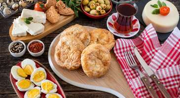 O kadar çok seçenek var ki, bazen sadece gerçek bir Ege sofrasına oturup, birbirinden lezzetli o yemekleri denemek istediğini biliyoruz. Türkiye’nin ve Ege’nin popüler tatil destinasyonları arasında yer alan Çeşme, hareketli yaz hayatı ve birbirinden güzel plajlarının yanı sıra zengin mutfağıyla da dikkat çekiyor.