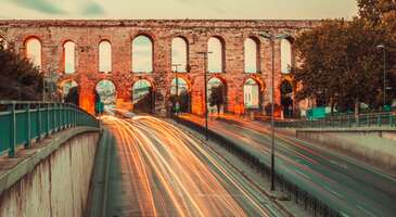 İstanbul keşfetmekle bitmeyecek bir hazine. Ev sahipliği yaptığı her medeniyetten dünyada eşine az rastlanır mirasları günümüze taşıyan İstanbul, su kemerleriyle de bu yönünü kuvvetlendiriyor. Bazılarının hemen her gün önünden geçtiğimiz, bazılarından hiç haberdar olmadığımız su kemerleri, bir dönem İstanbul’un taşıyıcı su kaynakları oldu. Şimdi ise bizlere açık hava müzesi niteliğinde değerlerini yansıtıyor.