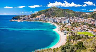 Adriyatik Denizi'nin incisi olan Budva, Karadağ'ın en popüler turistik cennetlerinden. Tarihi 2.500 yıl öncesine uzanan Budva, hem zengin kültürel mirası hem de doğal güzellikleriyle her yıl binlerce insanı kendine çekiyor. Dar taş sokakları ve antik surlarıyla büyüleyici bir atmosfer sunan Eski Şehir (Stari Grad), Budva’yı keşfetmek isteyenler için mükemmel bir başlangıç noktası.