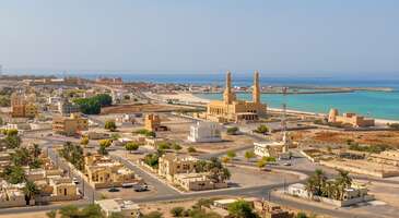 T&uuml;rkiye ve Umman arasında karşılıklı vize muafiyeti anlaşması 22 Aralık 2025 itibarıyla y&uuml;r&uuml;rl&uuml;ğe girdi. Artık T&uuml;rkiye Cumhuriyeti vatandaşları bordo pasaportu (umuma mahsus pasaport) ile Umman&rsquo;ı vizesiz bir şekilde ziyaret edebilecek. Karmaşık evrak s&uuml;reci, vize &uuml;cretleri ve vize &ccedil;ıkar mı endişesi olmadan Arap Yarımadası&rsquo;nın en g&uuml;zel &uuml;lkelerinden biri olan Umman&rsquo;ı keşfedebilirsin.&nbsp; Hadi birlikte kararın detaylarına ve bilmen gerekenlere g&ouml;z atalım.&nbsp; Umman&rsquo;a vizesiz gitmenin detayları Vizesiz seyahat edebileceğin &uuml;lkeler listesine Umman da eklendi. T&uuml;rkiye Cumhuriyeti vatandaşları artık Umman&rsquo;a yapacakları turistik seyahatlerde vizeden muaf tutulacak. Vizesiz seyahat hakkında dikkat etmen gerekenler ise şunlar:&nbsp; Kalış s&uuml;resi: Umman&rsquo;a 180 g&uuml;n i&ccedil;inde toplam 90 g&uuml;n&uuml; aşmamak şartıyla vizesiz olarak gidebilirsin. Burada unutmaman gereken en &ouml;nemli detay her ziyarette kesintisiz en fazla 30 g&uuml;n kalabilirsin. &Ouml;rneğin 1 Ocak&rsquo;ta 30 g&uuml;n kalırsan, sonraki 180 g&uuml;n i&ccedil;inde toplamda 60 g&uuml;n daha kalabilirsin. Pasaport ge&ccedil;erliliği: Pasaportunun, Umman&rsquo;a giriş yapacağın tarihten itibaren en az 6 ay daha ge&ccedil;erli olduğundan emin olmalısın. Sağlık sigortası: Umman&rsquo;a giderken seyahat s&uuml;reni kapsayan bir sağlık sigortası yaptırmak sorunsuz bir şekilde seyahat etmeni sağlar.&nbsp; D&ouml;n&uuml;ş bileti ve otel: &Uuml;lkeye girişlerde pasaport memurları ve yetkililer d&ouml;n&uuml;ş bileti ve otel rezervasyonu ile ilgili sorular sorabilir. Bu belgeleri yanında bulundurmanı tavsiye ederiz.&nbsp; {insightBoxStart}Yazar Notu: Vizesiz seyahat yalnızca kısa s&uuml;reli turistik ziyaretler i&ccedil;in ge&ccedil;erli olduğundan &ccedil;alışma izni ve uzun s&uuml;reli ikamet hakkı vermiyor.{insightBoxEnd} {{campaignsSlider}} Umman&rsquo;a gitmek i&ccedil;in en iyi zaman&nbsp; Sıcak havaları ve g&uuml;neşi seviyorsan Umman tam sana g&ouml;re. Genel olarak sıcak bir iklime sahip olan &uuml;lkede yaz aylarında sıcaklık &ccedil;ok y&uuml;ksek seviyelere &ccedil;ıkıyor. Bu aylarda hava sıcaklıkları 40 dereceyi aştığından &ouml;zellikle &ouml;ğle saatlerinde gezmek neredeyse imk&acirc;nsız hale geliyor. &Uuml;lkeyi keşfetmek i&ccedil;in en ideal d&ouml;nem ise ekim-nisan ayları arası oluyor. Bu d&ouml;nemde gittiğinde tarih&icirc; ve k&uuml;lt&uuml;rel yerleri keşfedebilir, doğal g&uuml;zelliklerin tadını &ccedil;ıkarabilirsin.&nbsp; Ekim-nisan ayları arasında hava sıcaklıkları 20-30 derece civarında oluyor. Şehir gezileri, &ccedil;&ouml;l turları ve doğa y&uuml;r&uuml;y&uuml;şleri i&ccedil;in ideal olmasının yanı sıra deniz suyu sıcaklığı da y&uuml;zmek ve sahil aktiviteleri i&ccedil;in uygun. Ek olarak k&uuml;lt&uuml;rel aktiviteler ve a&ccedil;ık hava etkinlikleri de bu aylarda yoğunlaşıyor.&nbsp; U&ccedil;ak bileti alarak İstanbul&rsquo;dan Umman&rsquo;ın başkentindeki Maskat Uluslararası Havalimanı&rsquo;na ortalama 5 saatte gidebilirsin. Havalimanından toplu taşıma ya da Umman&rsquo;da &ccedil;ok sık tercih edilen ara&ccedil; kiralama se&ccedil;eneği ile oteline veya gitmek istediğin adrese ulaşım sağlayabilirsin. Umman seyahatine &ccedil;ıkmadan &ouml;nce kişisel &ouml;nerilerin ve deneyimlerin yer aldığı&nbsp;Uzun hafta sonu tatili i&ccedil;in &ouml;neri: Umman yazımızı da okumanı tavsiye ederiz. Umman&rsquo;da keşfedebileceğin yerler Vize şartı kalktığına g&ouml;re Umman&rsquo;ın eşsiz doğasını ve k&uuml;lt&uuml;r&uuml;n&uuml; keşfetmek i&ccedil;in &ouml;n&uuml;nde hi&ccedil;bir engel kalmadı. Otantik Arap k&uuml;lt&uuml;r&uuml;, el değmemiş doğası ve samimi atmosferi ile &uuml;lkede mutlaka keşfetmek gerekenleri senin i&ccedil;in sıraladık. &nbsp; Maskat: Bembeyaz binaları ile dikkat &ccedil;eken başkent Maskat&rsquo;ta Al Alam Sarayı, Sultan Kabus B&uuml;y&uuml;k Camii, Al Mirani Kalesi, Kraliyet Opera Binası ve Mutrah Sahil Yolu&rsquo;nu gezerek &uuml;lkenin tarih&icirc; zenginliklerini keşfedebilirsin.&nbsp; Nizva: Umman&rsquo;ın en eski şehirlerinden biri olan Nizva&rsquo;da tarih&icirc; kaleleri ve yapıları ziyaret edebilirsin.&nbsp; Vahalar ve Kanyonlar: Wadi Ash Shab veya Wadi Bani Khalid&rsquo;te turkuaz renkli doğal havuzlarda y&uuml;zebilirsin. &Ccedil;&ouml;l&uuml;n ortasında bir vaha deneyimi yaşayabileceğin bu noktalarda unutulmaz anılar biriktirebilirsin.&nbsp; &Ccedil;&ouml;l geceleri: Umman&rsquo;ın en &uuml;nl&uuml; doğal g&uuml;zellikleri arasında yer alan Vahibe &Ccedil;&ouml;l&uuml;&rsquo;nde doğal kum tepelerinde fotoğraf &ccedil;ekebilir, eşsiz g&uuml;n batımını izledikten sonra gece kampında yıldızları izleyebilirsin. Dilersen geleneksel deve turlarına katılabilir ya da ATV kiralayarak &ccedil;&ouml;l&uuml; keşfedebilirsin. Deniz keyfi: Masmavi denizi, bembeyaz ince kumları ve sıcacık g&uuml;neşiyle Umman, vizesiz deniz tatili yapabileceğin eşsiz bir rota. Salalah&rsquo;daki doğal plajlarda y&uuml;zebilir, Maskat&rsquo;ta k&uuml;lt&uuml;r gezisinin ardından yakın mesafedeki Al Sawadi Plajı ve Qurum Plajı&rsquo;nda denize girebilirsin.&nbsp; {insightBoxStart}İpucu: ENUYGUN&rsquo;dan kolayca u&ccedil;ak bileti alabilir, dilediğin yeri uygun fiyatlarla keşfedebilirsin. Şimdi seyahatinin ilk adımı olan Umman u&ccedil;ak bileti almak i&ccedil;in tıkla.{insightBoxEnd} {flight_search_form_banner} Vize şartının kaldırılması ile seyahat planı yapmaya hazırlanıyorsan Umman&rsquo;da gezilecek yerler yazımızı da mutlaka okumanı &ouml;neririz.&nbsp;