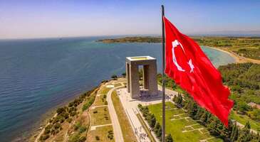 Türk tarihinin en önemli dönüm noktalarından biri olan Çanakkale Zaferi, nesiller boyu aktarılan bir gurur kaynağı olarak anlatılıyor. Çanakkale’de bu destansı mücadelenin izlerini görebileceğin çok sayıda yer bulunuyor.