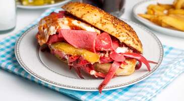 Ege’nin kalbindeki Alaçatı, sadece bir tatil rotası değil, aynı zamanda köklü bir gastronomi kültürüne sahip önemli bir durak. Denizin tuzuyla harmanlanan verimli topraklarda yetişen taze otlar, asırlık sakız ağaçlarından gelen asil aromalar ve limandan sofraya uzanan günlük deniz ürünleri, bu şirin beldenin mutfak kimliğini oluşturuyor.