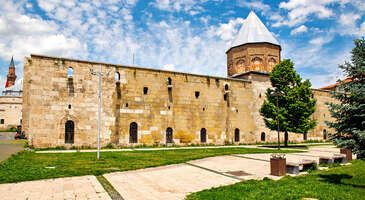 Antik İpek Yolu rotası üzerinde yer alan ve uzun tarihinde birçok önemli medeniyete ev sahipliği yapan Sivas, her köşesini süsleyen mimari harikası medreseler, yüzlerce yıllık camiler, otantik çarşılar ve birbirinden güzel konaklarla her yıl binlerce insanı kendine çekiyor.