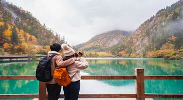Sonbahar biraz ge&ccedil; de olsa geldi. Sararmış yapraklar, loş hava ve yağmur fotoğrafları her fotoğraf makinesi sahibinin bir kez olsun &ccedil;ektiği &ouml;gelerden. Eğer sonbahar temalı fotoğraflar &ccedil;ekmek istiyorsan şimdi senin zamanın! Al makineni yanına, gel nereye gidersen şahane fotoğraflar &ccedil;ekersin ben sana s&ouml;yleyeyim. Bolu &ndash; Yedig&ouml;ller Sonbahar deyince akla gelen ilk rota tabii ki Yedig&ouml;ller. Etkileyici doğası bu d&ouml;nemlerde bir başka g&uuml;zel oluyor. &Uuml;stelik hafta sonu ka&ccedil;amakları i&ccedil;in de en &ccedil;ok tercih edilen yerlerden biri. Rengarenk yaprakları ve g&ouml;l &uuml;zerine yansımalarını fotoğraflamak olduk&ccedil;a keyifli. Yedig&ouml;ller Milli Parkı&rsquo;nda trekking yaparken fotoğraf &ccedil;ekmeye devam edebilirsin. Alanda kamp yapmak da m&uuml;mk&uuml;n ancak yorucu bir g&uuml;n&uuml;n sonunda rahat bir dinlenme istersen Bolu otelleri seni bekliyor :)&nbsp; {bus_search_form_banner} Kastamonu &ndash; K&uuml;re Dağları Hem Bartın&rsquo;dan hem de Kastamonu&rsquo;dan g&ouml;rebileceğiniz K&uuml;re Dağları, 2000 yılında milli park ilan edilmiş. &Ouml;lmeden &Ouml;nce G&ouml;r&uuml;lmesi Gereken Yerler listelerinde yer bulan alan endemik bitki &ouml;rt&uuml;s&uuml; ile dikkat &ccedil;ekiyor. G&uuml;z d&ouml;neminde turuncu, sarı ve yeşilin her tonunu aynı anda g&ouml;rebileceğiniz ormanı fotoğraf&ccedil;ılar i&ccedil;in adeta cennet. Ekoturizm a&ccedil;ısından da olduk&ccedil;a &ouml;nemli bir yere sahip olan K&uuml;re Dağları&rsquo;nda ormanlık alan dışında &ccedil;eşitli mağaralar ve kanyonlar da bulunuyor. İstanbul &ndash; Atat&uuml;rk Arboretumu İstanbul&rsquo;da yaşayanların veya turistik ama&ccedil;la şehre gelenlerin doğayla i&ccedil; i&ccedil;e olabileceği merkeze en yakın yer burası. Sarıyer il&ccedil;esi sınırlarında yer alan arboretum &ouml;zel g&uuml;n fotoğrafları i&ccedil;in de sıklıkla kullanılan bir nokta. Koruma altında olan alanda mangal yakmak, kamp atmak gibi etkinliklere izin verilmiyor. Bu y&uuml;zden daha &ccedil;ok y&uuml;r&uuml;y&uuml;ş g&uuml;zergahı olarak kullanılıyor. Hayvan dostlarımızı buraya getirmek ve alana su dışında yiyecek-i&ccedil;ecek sokmak da yasak. Aklınızın bir k&ouml;şesinde olmasında fayda var. Sinop &ndash; Erfelek Tatlıca Şelaleleri Karadeniz&rsquo;in ve belki t&uuml;m T&uuml;rkiye&rsquo;nin en huzur verici şehirlerinden biri olan Sinop&rsquo;ta konumlanan alan baş d&ouml;nd&uuml;r&uuml;c&uuml; bir g&uuml;zelliğe sahip. Şelaleleri, kayalıkları ve bunları sarmalayan yemyeşil bitki &ouml;rt&uuml;s&uuml; ile fotoğraf makinesindeki t&uuml;m alanı burada doldurabilirsin. Erfelek&rsquo;te gezi i&ccedil;in iki farklı g&uuml;zergah bulunuyor. Y&uuml;r&uuml;y&uuml;ş patikası kolay, doğa parkuru ise biraz daha zor rotaya sahip. Sakin sakin fotoğraflar &ccedil;ekmek istersen ilkini tercih etmen mantıklı olur. Aksiyon sevenler ise şelale i&ccedil;lerinden ge&ccedil;işler ve kaya tırmanışları ile dolu bir yoldan ilerleyebilirler. Bursa &ndash; Suu&ccedil;tu Şelalesi Kişisel &ldquo;Sonbaharda fotoğraf &ccedil;ekmek i&ccedil;in gidilecek yerler&rdquo; listemin ilk sırasında burası var. Bursa&rsquo;nın Mustafakemalpaşa il&ccedil;esinde yer alan Suu&ccedil;tu Şelalesi son yıllarda pop&uuml;lerleşse de doğal g&uuml;zelliğini koruyor. 38 metre y&uuml;kseklikten akan şelale, kavak, kayın ve &ccedil;am ağa&ccedil;ları aradığın temayı yakalaman i&ccedil;in ideal. Kara ve deniz yollarıyla ulaşabileceğin Bursa&rsquo;ya otob&uuml;s bileti bulmak da &ccedil;ok kolay! D&ouml;n&uuml;şte İskender yemeyi ve d&ouml;nd&uuml;ğ&uuml;n yerde bekleyenler i&ccedil;in kestane şekerleri almayı unutma :) Karab&uuml;k &ndash; Yenice Ormanları &Uuml;&ccedil; b&uuml;y&uuml;kşehre de yakınlığı sebebiyle kolayca ulaşım sağlayabileceğin Karab&uuml;k&rsquo;te bulunan Yenice Ormanları d&ouml;rt mevsim de g&uuml;zel olan yerlerden. Ama &ouml;zellikle ilk ve sonbaharlarda burası bir renk ş&ouml;lenine d&ouml;n&uuml;ş&uuml;yor. Karab&uuml;k&rsquo;ten d&uuml;zenli olarak kalkan minib&uuml;slerle ormanlık alana gidebilirsin. Burası sıklıkla doğa sporları i&ccedil;in tercih ediliyor. Temiz ve bol oksijenli havası ile negatif enerjiden kurtulabileceğin Yenice Ormanları&rsquo;nda y&uuml;r&uuml;y&uuml;ş yapmak isteyenlere yardımcı olacak işaretler konulmuş.