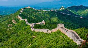 Yaşadığımız gezegen hangi yaşta olursanız olun g&ouml;r&uuml;lmeye değer yerler ve eserlerle dolu. Ancak &ouml;yle yerler var ki eğer iş, aile ve diğer sorumlulukların iyice arttığı 40'lı yaşlara yaklaştıysanız, artık bazılarını g&ouml;rmenin zamanı gelmiş de ge&ccedil;iyor demektir. Aralarından se&ccedil;im yapmak zor olsa da bu 6 yere g&ouml;z atarak nereden başlayacağınıza karar verebilirsiniz. 1- &Ccedil;in Seddi D&uuml;nyanın en eski ve b&uuml;y&uuml;k savunma duvarı olarak inşa edilen &Ccedil;in Seddi başkent Pekin'in kuzeyinden başlayarak &uuml;lkenin bir&ccedil;ok b&ouml;lgesini sarıyor. Her yıl farklı &uuml;lkelerden &ccedil;ok sayıda ziyaret&ccedil;i &ccedil;eken olduk&ccedil;a geniş bir alana yayılan &Ccedil;in Seddi boyunca rahat&ccedil;a y&uuml;r&uuml;rken &Ccedil;in'in diğer b&ouml;lgelerini de keşfetmek i&ccedil;in buraya belirli bir yaştan &ouml;nce gelmenizde yarar var. Başkent Pekin'e en uygun u&ccedil;uşlara g&ouml;z atmak i&ccedil;in tıklayın. {flight_search_form_banner} 2- Cape Town G&uuml;ney Afrika'nın en ucunda bulunan Cape Town hem Afrika'nın hem de d&uuml;nyanın en g&ouml;zde destinasyonlarından biri. Akdeniz ikliminin yaşandığı şehir aynı zamanda zıtlıklarıyla biliniyor. &Ouml;yle ki şehrin sahillerinde penguenlerle y&uuml;zebilir ve hava karardığında gece hayatının keyfini &ccedil;ıkarabilirsiniz. Şehirde G&uuml;ney Afrika'dan Avrupa ve Amerika'ya farklı lezzetleri deneyebileceğiniz bir&ccedil;ok restoran da var. Yani Cape Town 40 yaşından &ouml;nce gelmek i&ccedil;in en iyi yerlerden biri. Şehirde dolaşırken g&ouml;rebileceğiniz &ouml;nemli yerlere g&ouml;z atmak isterseniz hemen tıklayın. Cape Town'a en uygun seferler de burada.&nbsp; 3- Roma İtalya'nın başkenti Roma antik &ccedil;ağlardan g&uuml;n&uuml;m&uuml;ze zamanda yolculuğa &ccedil;ıkabileceğiniz benzersiz bir şehir. &Uuml;stelik tarihi bir&ccedil;ok yer y&uuml;r&uuml;yerek gezilebilecek kadar yakın. Kolezyum ve Vatikan başta olmak &uuml;zere şehrin en &ouml;nemli alanlarını hakkını vererek gezmek i&ccedil;in 40'lı yaşlarınızı fazla ge&ccedil;meden buraya gelmeniz iyi olur. Bu arada, Roma'yı g&ouml;rd&uuml;kten sonra Napoli, Venedik, Milano ve Floransa gibi &uuml;lkenin diğer &ouml;nemli rotalarını da kapsayan bir İtalya turuna &ccedil;ıkmak da hi&ccedil; fena bir fikir değil. &Uuml;lkede gezilecek yerler gibi konaklama alternatifleri de &ccedil;ok! Roma'da tatilinizi yaparken kalabileceğiniz uygun fiyatlı otellere g&ouml;z gezdirmek i&ccedil;in tıklayın. 4- Las Vegas Mojave &Ccedil;&ouml;l&uuml;'n&uuml;n ortasında kurulan Las Vegas d&uuml;nya &uuml;zerinde &ccedil;ılgın eğlenceler s&ouml;z konusu olunca mutlaka adı ge&ccedil;en yerlerden. Venedik, New York gibi &uuml;nl&uuml; turistik şehirlerin birer kopyası şeklinde inşa edilen otelleri, kumarhaneleri ve şehrin kalbinin attığı yerlerin başında gelen The Strip Las Vegas'ın efsanaleri arasında. Şehirde eğlenmek isteyenler i&ccedil;in t&uuml;m bunların dışında &ccedil;ok sayıda g&ouml;steri de sahneleniyor. ''Vegas'ta olan Vegas'ta kalır'' dedirtecek kadar &ccedil;ılgın eğlence yaşamının keyfini &ccedil;ıkarmak i&ccedil;in Las Vegas u&ccedil;ak biletlerine g&ouml;z atabilirsiniz. 5- Tac Mahal Hindistan'ın Agra şehri yakınlarında bulunan Tac Mahal herkesin t&uuml;m hayatı boyunca en az bir kez g&ouml;rmesi gerekenlerden. Şah Cihan tarafından eşine anıt mezar olarak yaptırılan Tac Mahal bu alanda d&uuml;nyanın en &uuml;nl&uuml; yapısı olarak kabul ediliyor. Tac Mahal'in &ouml;zellikle sabah g&uuml;n doğarken ve akşamları g&uuml;neş batarken g&ouml;r&uuml;nt&uuml;s&uuml; tam anlamıyla nefes kesici. ''Yery&uuml;z&uuml;nde bir cennet'' inşa etme amacıyla yaptırılan Tac Mahal'i g&ouml;rmek i&ccedil;in Hindistan'a en uygun u&ccedil;uş fırsatları burada! 6- Rio de Janeiro Brezilya'nın d&uuml;nyaca &uuml;nl&uuml; Rio Karnavalı ile bilinen Rio de Janeiro şehri 40 yaşını ge&ccedil;memiş gezginler i&ccedil;in cazip rotalardan biri. Nedeni ise karnavalda eğlenenlerin arasına karışıp Brezilya ruhunu doyasıya yaşamak i&ccedil;in bolca enerji gerekmesi. Şehirle ilgili en &uuml;nl&uuml; şey karnavalı olsa da Rio sadece bundan ibaret bir yer değil. G&uuml;ney Yarımk&uuml;re'de bulunan kentte yeni yıla sıcak kumsallarda girmenin keyfini yaşayabilir veya heyecan dolu futbol karşılaşmalarını izleyebilirsiniz. O zaman fazla ge&ccedil; olmadan ve 40'lı yaşları ge&ccedil;meden istikamet Rio! Şehre u&ccedil;mak i&ccedil;in en uygun biletler burada!