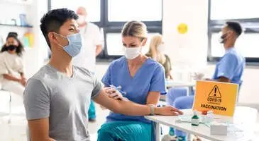 Aşılarla ilgili gün geçmiyor ki farklı bir haberler karşılaşalım. Son haftalarda dünyanın birçok ülkesinden zenginlerin Dubai’eye gidip ultra lüks bir tatil yapıp ardından aşı olarak geri geldiği haberlerini duyuyorduk. Son olarak da Sırbistan ve Rusya gibi ülkelere birkaç günlük seyahat ve aşı olmak üzere gidilebilecek tur reklamlarıyla karşılaşıyoruz.