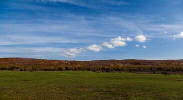 Marmara B&ouml;lgesi, sanayi ve yoğun şehir yaşamıyla &ouml;ne &ccedil;ıksa da aslında gizli kalmış pek &ccedil;ok doğal g&uuml;zelliğe sahip. Bu g&uuml;zelliklerin başında ise yemyeşil ormanlarla &ccedil;evrili, serin havası ve huzur veren atmosferiyle &uuml;nl&uuml; yaylalar geliyor. Stresten uzaklaşmak ve doğayla i&ccedil; i&ccedil;e bir nefes almak isteyenler i&ccedil;in eşsiz ka&ccedil;ış noktaları sunan bu yaylalar, her mevsim farklı tabiat g&uuml;zellikleriyle insanları kendine &ccedil;ekiyor. İstanbul'a ve diğer b&uuml;y&uuml;k şehirlere yakın olmalarına rağmen, şehir hayatının g&uuml;r&uuml;lt&uuml; ve karmaşasından uzakta huzurlu bir atmosfer sunan Marmara B&ouml;lgesi&rsquo;nin en g&uuml;zel yaylalarını şimdi keşfet!&nbsp; 1. Kirazlı Yayla - Yenişehir/Bursa Bursa&rsquo;nın doğa harikalarından biri olan Kirazlı Yayla, Uludağ&rsquo;ın eteklerinde yemyeşil &ccedil;am ormanları arasında saklanmış bir cennet k&ouml;şesi. Oksijen seviyesi y&uuml;ksek tertemiz havası, serin iklimi ve eşsiz manzaralarıyla &ouml;ne &ccedil;ıkan yayla, &ouml;zellikle yaz aylarında soğuk havasıyla ferah bir ortam sunuyor.&nbsp; Doğa y&uuml;r&uuml;y&uuml;ş&uuml; yapmak, fotoğraf &ccedil;ekmek veya sadece ağa&ccedil;lar arasında dinlenmek i&ccedil;in uygun olan Kirazlı Yayla, aynı zamanda k&uuml;lt&uuml;rel dokusuyla da dikkat &ccedil;ekiyor. Yaylada d&uuml;zenlenen festivaller ve etkinlikler, b&ouml;lgenin sosyal hayatını renklendirirken, ziyaret&ccedil;ilere lezzetli y&ouml;resel yemekler tatma fırsatı da veriyor.&nbsp; Konum Linki {insightBoxStart}Yazar Notu: Konaklama imk&acirc;nlarının olduğu Kirazlı Yayla&rsquo;da hem otantik yayla evleri hem de pansiyonlar ve kamp alanları bulabilirsin.{insightBoxEnd} 2. Sofular Yaylası - Boz&uuml;y&uuml;k/Bilecik Marmara B&ouml;lgesi'nin sanayi ve n&uuml;fus yoğunluğundan uzakta, sakin ve huzur dolu bir k&ouml;şesi olan Boz&uuml;y&uuml;k, doğa tutkunları i&ccedil;in Sofular Yaylası gibi eşsiz bir hazineye sahip. Sadece Bilecik değil, Eskişehir ve Bursa gibi yakın şehirlerde yaşayanların da &ccedil;ok sevdiği Sofular Yaylası, yaz aylarında bile serin ve temiz kalan havasıyla &uuml;nl&uuml;. Sofular, &ccedil;evresini saran &ccedil;am ve meşe ormanlarının oluşturduğu yeşil dokuyla adeta bir doğa tablosunu andırıyor. Geniş &ccedil;ayırları ve tertemiz kaynak sularıyla da ilgi g&ouml;ren Sofular Yaylası&rsquo;nda piknik yapabilir, kamp kurabilir veya sadece dinlenerek kuş seslerinin tadını &ccedil;ıkarabilirsin.&nbsp; Sofular Yaylası, aynı zamanda hareket arayanlar i&ccedil;in de bir&ccedil;ok fırsat sunuyor. Y&uuml;r&uuml;y&uuml;ş parkurları, doğa fotoğraf&ccedil;ıları i&ccedil;in ilham verici manzaralar ve &ccedil;eşitli zorluk derecelerinde trekking rotaları ile s&uuml;sl&uuml; yayla, macera arayanların vazge&ccedil;ilmez adreslerinden. Sofular Yaylası&rsquo;nda geleneksel yayla yaşamına tanıklık edebilir, taze y&ouml;resel &uuml;r&uuml;nler satın alabilir ve bu huzurlu ortamda ruhunu dinlendirebilirsin. Konum Linki 3. Erikli Yaylası - &Ccedil;ınarcık/Yalova&nbsp; Yemyeşil ormanları, berrak dereleri ve eşsiz manzaralarıyla &ouml;ne &ccedil;ıkan Erikli Yaylası, doğa tutkunlarını kendine &ccedil;ekiyor.&nbsp; &Ouml;zellikle yaz aylarında serin havasıyla g&uuml;zel bir ka&ccedil;ış noktası olan yayla, b&uuml;y&uuml;leyici bir doğal g&uuml;zellik olan Erikli Şelalesi'ne yakın konumuyla da dikkat &ccedil;ekiyor. Doğa y&uuml;r&uuml;y&uuml;şlerine &ccedil;ıkarak bu &uuml;nl&uuml; şelalenin g&uuml;zelliklerini keşfedebilirsin. Y&ouml;re halkının sıcak misafirperverliği ve geleneksel yaşam tarzı da Erikli Yaylası&rsquo;nda sana otantik bir deneyim yaşatacak. Yaylada yaz aylarında d&uuml;zenlenen festivallere katılarak b&ouml;lgenin k&uuml;lt&uuml;rel dokusunu yakından tanıma fırsatı bulabilir, organik &uuml;r&uuml;nler ve geleneksel yemekler tadabilirsin.&nbsp; Konum Linki 4. Delmece Yaylası - &Ccedil;ınarcık/Yalova Yalova'nın termal ve doğal g&uuml;zellikleri arasında gizlenen Delmece Yaylası, Marmara B&ouml;lgesi'nin en etkileyici yaylaları arasında. Hem tertemiz hava hem de eşsiz manzaralar sunan yayla, &ccedil;am ve kayın ormanlarıyla &ccedil;evrili bir doğa cenneti.&nbsp; &Ouml;zellikle sonbaharda altın sarısına b&uuml;r&uuml;nen bitki &ouml;rt&uuml;s&uuml;yle fotoğraf tutkunlarını kendine hayran bırakan Delmece Yaylası, doğa y&uuml;r&uuml;y&uuml;ş&uuml; parkurları ve tertemiz havasıyla stres atıp yenilenmek i&ccedil;in ideal. Doğal g&uuml;zelliklerinin yanı sıra k&uuml;lt&uuml;rel dokusuyla da &ouml;ne &ccedil;ıkan yaylada geleneksel yaşam tarzını g&ouml;rebilir, organik &uuml;r&uuml;nler alabilir ve lezzetli yayla yemekleri tadarak b&uuml;t&uuml;n yorgunluğunu atabilirsin.&nbsp; &nbsp;Konum Linki 5. Soğucak Yaylası - Sapanca/Sakarya 1.200 metreden y&uuml;ksek konumuyla yaz aylarında harika bir ka&ccedil;ış noktası olan Soğucak Yaylası&rsquo;nın her k&ouml;şesi &ccedil;am ve kayın ormanlarıyla &ccedil;evrili. &Ouml;zellikle ilkbahar mevsiminde a&ccedil;an rengarenk &ccedil;i&ccedil;ekleriyle muhteşem tabiat manzaraları g&ouml;rebileceğin yaylada doğa y&uuml;r&uuml;y&uuml;şleri yaparak da tablo g&uuml;zelliğinde fotoğraflar &ccedil;ekebilirsin.&nbsp; Adını serin ve ferah havasından alan Soğucak Yaylası, d&ouml;rt mevsim farklı bir deneyim yaşatıyor. Yaz aylarında bunaltıcı şehir sıcaklığından ka&ccedil;mak isteyenler i&ccedil;in bir sığınak olan Soğucak, kışın ise karla kaplı manzarasıyla adeta bir kartpostala d&ouml;n&uuml;ş&uuml;yor. &Ccedil;am, kayın ve meşe ağa&ccedil;larının &ccedil;evrelediği yaylada temiz havayı i&ccedil;ine &ccedil;ekerek şehir stresinden arınabilirsin. Konum Linki {insightBoxStart}Yazar Notu: Eğlenceli şenlikleri ve Off-Road yarışmaları ile &uuml;nlenen Soğucak, macera tutkunları i&ccedil;in de heyecan verici bir destinasyon. Her yıl d&uuml;zenlenen geleneksel yayla şenlikleri, y&ouml;re k&uuml;lt&uuml;r&uuml;n&uuml; tanıma fırsatı sunarken, zorlu arazisi de Off-Road yarışmalarını izlemek istersen, seyahatini bu tarihlere g&ouml;re planlayabilirsin.{insightBoxEnd} 6. Keremali Yaylası - Akyazı/Sapanca 1.300 metre y&uuml;kseklikte bulutların arasında bir doğa ş&ouml;leni sunan Keremali Yaylası, adını b&ouml;lgenin simgesi Keremali Baba'dan alıyor. &Ccedil;am ve k&ouml;knar ormanlarıyla &ccedil;evrili yayla, &ouml;zellikle yaz aylarında serin havası ve sis bulutları arasında oluşan b&uuml;y&uuml;leyici manzaralarıyla &uuml;nl&uuml;. Doğa y&uuml;r&uuml;y&uuml;ş&uuml; rotaları ve fotoğraf tutkunları i&ccedil;in eşsiz manzaralar sunan Keremali Yaylası, Sapanca G&ouml;l&uuml;&rsquo;n&uuml;n b&uuml;y&uuml;leyici g&uuml;n doğumu ve g&uuml;n batımında manzaraları i&ccedil;in bile ziyaret edilmeye değer.&nbsp; Keremali Yaylası şenliklerindeki y&ouml;resel el sanatları, taze s&uuml;t &uuml;r&uuml;nleri ve odun ateşinde pişen g&ouml;zlemeler, ziyaret&ccedil;ilere otantik bir deneyim yaşatıyor. Keremali Baba T&uuml;rbesi'nin b&uuml;y&uuml;leyici atmosferi de yaylaya ayrı bir anlam katıyor. Konum Linki 7. Menekşe Yaylası - Başiskele/Kocaeli Samanlı Dağları'nın eteklerinde saklanan Menekşe Yaylası, Marmara B&ouml;lgesi'nin doğal g&uuml;zelliklerinin en saf haliyle sunuyor. Adeta başka bir d&uuml;nyaya adım atmış hissi uyandıran yayla, yemyeşil ormanları ve huzur dolu atmosferiyle seni karşılayacak. Bahar aylarında menekşe ve diğer kır &ccedil;i&ccedil;ekleriyle s&uuml;slenen &ccedil;ayırlar, yaylaya ismini veren o eşsiz manzarayı oluşturuyor. Kalabalıktan uzaklaşıp doğanın kucağında dinlenmek i&ccedil;in ideal olan yaylanın tertemiz havası v&uuml;cudunu dinlendirirken, yemyeşil g&uuml;r ormanlar da ruhunu dinlendirecek.&nbsp; Menekşe Yaylası, sunduğu &ccedil;eşitli aktivitelerle de &ouml;n plana &ccedil;ıkıyor. Doğa y&uuml;r&uuml;y&uuml;ş&uuml; tutkunları i&ccedil;in birbirinden g&uuml;zel trekking rotalarına sahip olan yayla, piknik veya kamp yapmak isteyenler i&ccedil;in de uygun. Yaylada bulunan k&uuml;&ccedil;&uuml;k dereler ve g&uuml;r&uuml;l g&uuml;r&uuml;l akan kaynak suları da doğanın b&uuml;t&uuml;n canlılığını yansıtıyor.&nbsp; Konum Linki 8. &Ccedil;iğdem Yaylası - Akyazı/Sapanca Marmara B&ouml;lgesi'nin kalabalığından uzaklaşıp huzur dolu bir ka&ccedil;amak yapmak isteyenler i&ccedil;in Akyazı&rsquo;nın &Ccedil;iğdem Yaylası, g&uuml;zel bir se&ccedil;enek. Oksijeni y&uuml;ksek havası ve yemyeşil manzaralarıyla ruhunu dinlendirecek yayla, ismini de bahar aylarında b&ouml;lgeyi s&uuml;sleyen &ccedil;iğdem (nergis &ccedil;i&ccedil;eği) tarlalarından alıyor.&nbsp; D&ouml;rt mevsimin t&uuml;m g&uuml;zelliklerini c&ouml;mert&ccedil;e sergileyen &Ccedil;iğdem Yaylası, yazın serin &ccedil;ayırlarıyla, kışın ise bembeyaz kar &ouml;rt&uuml;s&uuml;yle seni b&uuml;y&uuml;leyecek. Şehir g&uuml;r&uuml;lt&uuml;s&uuml;nden ve stresinden uzak, huzur dolu bir atmosfer arayanlar i&ccedil;in burası vazge&ccedil;ilmez bir adres. Konum Linki 9. Ercova Yaylası - Pamukova/Sakarya Marmara B&ouml;lgesi'nin eşsiz doğal g&uuml;zelliklerinden Ercova Yaylası, Sakarya'nın keşfedilmeyi bekleyen doğa g&uuml;zelliği. İlkbahar ve yaz aylarında rengarenk kır &ccedil;i&ccedil;ekleri ve geniş otlaklar ile harika tabiat manzaraları sunan yayla, kışın ise bembeyaz kar &ouml;rt&uuml;s&uuml;yle kaplanarak masalsı bir atmosfere b&uuml;r&uuml;n&uuml;yor. Ercova Yaylası, d&ouml;rt mevsim farklı g&uuml;zellikleriyle doğa tutkunlarına hitap ederken, şehir stresinden ka&ccedil;ıp yenilenmek isteyenler i&ccedil;in de m&uuml;kemmel bir sığınak sağlıyor. Ercova Yaylası&rsquo;nın geniş &ccedil;ayırları, piknik yapmak ve kamp kurmak i&ccedil;in &ccedil;ok uygun. Ayrıca yaylada doğa y&uuml;r&uuml;y&uuml;şleri ve bisiklet turları i&ccedil;in olduk&ccedil;a elverişli parkurlar da bulabilirsin. Ercova Yaylası&rsquo;nın etrafındaki ormanlık alanlar, keşif meraklıları i&ccedil;in gizemli rotalar, fotoğraf tutkunları i&ccedil;in ise eşsiz doğal kompozisyonlar sunuyor.&nbsp; Konum Linki 10. İn&ouml;n&uuml; Yaylası - Pamukova/Sakarya Tarih ile doğanın kucaklaştığı &ccedil;ok &ouml;zel bir yer olan İn&ouml;n&uuml; Yaylası, Samanlı Dağları'nın eteklerinde, yemyeşil doğası ve temiz havasıyla ziyaret&ccedil;ilerini karşılıyor. Bahar ve yaz aylarında a&ccedil;an rengarenk kır &ccedil;i&ccedil;ekleri ve g&uuml;r ağa&ccedil;larla s&uuml;slenen yayla, sonbaharda ise sarıdan kahverengiye d&ouml;nen yapraklarıyla g&ouml;rsel bir ş&ouml;len sunuyor.&nbsp; Y&uuml;ksek rakımı sayesinde her mevsim serin ve ferah bir atmosfere sahip olan İn&ouml;n&uuml; Yaylası, doğayla i&ccedil; i&ccedil;e dinlenmek ve yenilenmek isteyenler i&ccedil;in g&uuml;zel bir se&ccedil;enek. İn&ouml;n&uuml; Yaylası&rsquo;nın geniş ve d&uuml;zl&uuml;k alanları, kamp yapmak ve piknik kurmak i&ccedil;in kullanılıyor. Yaylanın &ccedil;evresindeki ormanlık alanlar ise uzun doğa y&uuml;r&uuml;y&uuml;şleri, bisiklet turları ve fotoğraf gezileri i&ccedil;in tercih ediliyor. Konum Linki {{campaignsSlider}} 11. Karag&ouml;l Yaylası - Taraklı/Sakarya Sakarya'nın eşsiz doğa g&uuml;zelliklerinden Karag&ouml;l Yaylası, 1.200 metreyi aşan rakımı ve volkanik bir krater g&ouml;l&uuml;ne ev sahipliği yapmasıyla &uuml;nl&uuml;. Sık ormanları ve mistik atmosferiyle adeta b&uuml;y&uuml;l&uuml; bir d&uuml;nyayı andıran yayla, Karag&ouml;l&rsquo;&uuml;n kristal berraklığındaki suları, &ccedil;evresini saran ladin ve k&ouml;knar ağa&ccedil;larının yansımalarıyla &ccedil;ok seviliyor. Yaz aylarında serin havasıyla sevilen bir ka&ccedil;ış noktası olan Karag&ouml;l Yaylası&rsquo;nda doğa y&uuml;r&uuml;y&uuml;ş&uuml;, fotoğraf&ccedil;ılık gezileri, bisiklet turları ve kamp&ccedil;ılık gibi bir&ccedil;ok etkinlik yapabilirsin.&nbsp; Her k&ouml;şesi g&uuml;rgen, kayın ve k&ouml;knar ağa&ccedil;larıyla s&uuml;sl&uuml; Karag&ouml;l Yaylası, &ouml;zellikle sonbaharda sarı ve kızıl tonlarıyla oluşturduğu tablo manzarasıyla &uuml;nl&uuml;. Kamp ve piknik i&ccedil;in olduk&ccedil;a elverişli geniş alanlara sahip yayla, y&ouml;resel k&uuml;lt&uuml;r&uuml;n&uuml; yaşamak ve organik &uuml;r&uuml;nler almak i&ccedil;in de ilk uğranması gereken yerlerden.&nbsp; Konum Linki 12. Ketenlik Yaylası - Osmangazi/Bursa Bursa&rsquo;nın keşfedilmeye değer hazinesi olan Ketenlik Yaylası, Uludağ'ın eteklerinde bir m&uuml;cevher gibi parıldıyor. 1.600 rakımıyla yaz aylarında bile &ccedil;ok serin olan yayla, adını da b&ouml;lgede yetişen keten bitkilerinden alıyor. Sık &ccedil;am ve kayın ormanlarıyla &ccedil;evrili bu doğa cenneti, ilkbaharda a&ccedil;an reng&acirc;renk &ccedil;i&ccedil;ekleri ve yemyeşil manzarasıyla da doğa tutkunlarını kendine &ccedil;ekiyor.&nbsp; Temiz havası, huzurlu atmosferi ve kuş sesleri eşliğinde keşfedebilelceğin y&uuml;r&uuml;y&uuml;ş parkurlarıyla &ouml;ne &ccedil;ıkan Ketenlik Yaylası, geleneksel yaşam tarzıyla da sana otantik bir deneyim yaşatacak. Yaylada &uuml;retilen organik bal, taze s&uuml;t &uuml;r&uuml;nleri ve odun ateşinde pişirilen g&ouml;zlemeler, Bursa&rsquo;nın gastronomik zenginliğini yansıtıyor.&nbsp; Konum Linki 13. Karlık Yaylası - &Ccedil;ınarcık/Yalova Yalova'nın termal zenginliğine farklı bir g&uuml;zellik ekleyen Karlık Yaylası, adını b&ouml;lgede sık g&ouml;r&uuml;len sis bulutlarından alıyor. Sık &ccedil;am ve kayın ormanlarıyla &ccedil;evrili yayla, y&uuml;zlerce &ccedil;eşit yaban&icirc; &ccedil;i&ccedil;ek ve endemik bitkileri ile adeta bir botanik bah&ccedil;esini andırıyor. Karlık Yaylası, fotoğraf tutkunları i&ccedil;in de sis bulutları arasında oluşan b&uuml;y&uuml;leyici manzaralar sunuyor. Doğa y&uuml;r&uuml;y&uuml;ş&ccedil;&uuml;leri i&ccedil;in keşfedilmeyi bekleyen farklı rotalara sahip yayla, kamp alanları ve doğaya uyumlu konaklama se&ccedil;enekleriyle de ilgi g&ouml;r&uuml;yor.&nbsp; Y&ouml;re halkının geleneksel yayla yaşamını s&uuml;rd&uuml;rd&uuml;ğ&uuml; b&ouml;lgede, misafirperverlik ve organik &uuml;r&uuml;nler &ouml;n planda. Yayla şenliklerinde sergilenen y&ouml;resel el sanatları, taze s&uuml;t &uuml;r&uuml;nleri ve odun ateşinde pişen katmerler ile unutulmaz bir gastronomi deneyimi yaşayabilirsin. Konum Linki 14. Beşpınar Yaylası - Yalova Samanlı Dağları'nın eteklerinde gizlenen Beşpınar Yaylası, adını kaynağında buluşan beş ayrı pınardan alıyor. Marmara B&ouml;lgesi'nin en huzurlu k&ouml;şelerinden biri olan Beşpınar Yaylası&rsquo;na kısa bir yolculukla ulaşabilir, yemyeşil doğa ve serin havada ruhunu dinlendirebilirsin. Yaşlı &ccedil;ınar ağa&ccedil;larının g&ouml;lgesinde akan pınarların sesi, kuş sesleriyle birleşerek adeta bir doğa senfonisi yaratıyor. Yayla, &ouml;zellikle bahar ve yaz aylarında a&ccedil;an yaban &ccedil;i&ccedil;ekleri ve g&uuml;r bitki &ouml;rt&uuml;s&uuml;yle kartpostallık manzaralar sunuyor.&nbsp; Beşpınar Yaylası&rsquo;nın pınarlarının &ccedil;evresi ise hem ailenle piknik hem de arkadaşlarınla kamp yaparak şehir hayatından bir s&uuml;re uzaklaşmak i&ccedil;in ideal. &Ccedil;evredeki ormanlık alanlarda da keyifli doğa y&uuml;r&uuml;y&uuml;şlerine &ccedil;ıkarak her k&ouml;şede muhteşem fotoğraflar &ccedil;ekebilirsin. Konum Linki 15. Alı&ccedil; Yaylası - İznik/Bursa Bursa'nın tarih&icirc; ve doğal g&uuml;zellikleriyle &uuml;nl&uuml; il&ccedil;esi İznik&rsquo;te keşfedebileceğin Alı&ccedil; Yaylası, İznik G&ouml;l&uuml;'n&uuml;n panoramik manzarasına h&acirc;kim olmasıyla &uuml;nl&uuml;. Adını b&ouml;lgede bolca bulunan alı&ccedil; ağa&ccedil;larından alan yaylanın yemyeşil &ccedil;ayırları, sakin atmosferi ve serin havası, b&uuml;t&uuml;n yorgunluğunu alacak. &Ouml;zellikle bahar ve yaz aylarında canlanan doğasıyla Alı&ccedil; Yaylası&rsquo;nda her adımda &ccedil;arpıcı bir manzara g&ouml;rebilirsin.&nbsp; Geniş d&uuml;zl&uuml;kleri, piknik ve kamp yapmak i&ccedil;in uygun olan yaylanın &ccedil;evredeki ormanlık alanlar ile patikalar ise doğa y&uuml;r&uuml;y&uuml;ş&uuml;, bisiklet ve fotoğraf&ccedil;ılık tutkunlarını kendine &ccedil;ekiyor. Alı&ccedil; Yaylas&rsquo;nda İznik G&ouml;l&uuml; ve &ccedil;evresindeki k&ouml;ylerin muhteşem manzarası eşliğinde unutulmaz anlar yaşayabilirsin. B&ouml;lgeye &ouml;zg&uuml; y&ouml;resel lezzetleri tadabileceğin yayla evleri ve &ccedil;ay bah&ccedil;eleri de ziyaretine ayrı bir g&uuml;zellik katacak. Konum Linki 16. Kocayayla - Keles/Bursa Uludağ'ın eteklerinde uzanan Kocayayla, adı gibi geniş ve etkileyici bir doğal g&uuml;zelliklere sahip. 1.100 metre rakımı sayesinde yaz aylarında bile serin kalan yaylanın yemyeşil &ccedil;ayırları ve &ccedil;evresini saran &ccedil;am ormanları, adeta bir kartpostalı andırıyor. Renkli yayla &ccedil;i&ccedil;ekleri ve bol oksijenli temiz havasıyla &ccedil;ok sevilen yayla, hem bedenini hem de ruhunu tazeleyecek bir atmosfere sahip. Kocayayla, y&ouml;resel k&uuml;lt&uuml;r&uuml; deneyimlemek isteyenlere de uygun. Yaylada d&uuml;zenlenen şenlikler ve etkinlikler, b&ouml;lgenin geleneksel yaşam tarzını yakından tanıma fırsatı veriyor. Ayrıca yaylanın &ccedil;evresinde kısa veya uzun s&uuml;reli doğa y&uuml;r&uuml;y&uuml;şleri yapabilir, dağ bisikleti turlarına katılabilir veya sadece &ccedil;imenlerin &uuml;zerine uzanarak kitabını okuyup huzur dolu anların tadını &ccedil;ıkarabilirsin. Kocayayla&rsquo;nın y&uuml;ksek seyir alanlarından Keles Ovası'nın muhteşem manzaralarını izlemeyi unutma. Konum Linki 17. Kendir Yaylası - Keles/Bursa Bursa'nın doğal zenginlikleriyle &uuml;nl&uuml; Keles il&ccedil;esinin &ccedil;ok ziyaret edilen yerlerinden Kendir Yaylası, adını &ccedil;evresinde yetişen yabani kenevir bitkisinden alıyor. 1.300 metrelik y&uuml;ksek rakımı ve serin havasıyla &ouml;zellikle sıcak yaz aylarında y&ouml;re halkını kendine &ccedil;eken yaylanın &ccedil;am ağa&ccedil;ları, burayı piknik yapmak, &ccedil;adır kurmak veya sadece temiz havada dinlenmek isteyenler i&ccedil;in uygun hale getiriyor.&nbsp; Kendir Yaylası&rsquo;nın &ccedil;evresindeki patikalar ise doğa y&uuml;r&uuml;y&uuml;şleri ve trekking i&ccedil;in harika rotalara sahip. Y&uuml;r&uuml;y&uuml;şler sırasında b&ouml;lgenin zengin bitki &ouml;rt&uuml;s&uuml;n&uuml; ve kuş t&uuml;rlerini g&ouml;zlemleyebilir, her k&ouml;şede muhteşem fotoğraflar &ccedil;ekebilirsin.&nbsp; Konum Linki {insightBoxStart}İpucu: En iyi otel fiyatlarını tek bir yerde g&ouml;rmek, se&ccedil;eceğin otel hakkında bilgi almak ve saniyeler i&ccedil;inde rezervasyon yapmak i&ccedil;in ENUYGUN'da otel araştırmasına başlayabilirsin.{insightBoxEnd} {hotel_search_form_banner} 18. G&ouml;lc&uuml;k Yaylası - Yenişehir/Bursa Adını tam ortasında yer alan k&uuml;&ccedil;&uuml;k ve berrak g&ouml;lden alan G&ouml;lc&uuml;k Yaylası, yemyeşil ormanları ve geniş &ccedil;ayırlıklarla sana g&ouml;rsel bir ş&ouml;len sunacak. Şehir g&uuml;r&uuml;lt&uuml;s&uuml;nden ve kalabalığından uzakta dinlenebileceğin G&ouml;lc&uuml;k Yaylası, &ouml;zellikle ilkbahar ve yaz aylarında &ccedil;ok ziyaret ediliyor. Kuş sesleri eşliğinde yapılan y&uuml;r&uuml;y&uuml;şler ve g&ouml;l&uuml;n kenarında ge&ccedil;en sakin anlar ile buranın atmosferini en iyi şekilde yaşayabilirsin.&nbsp; G&ouml;lc&uuml;k Yaylası'nın g&ouml;l&uuml;n&uuml;n etrafında keyifli y&uuml;r&uuml;y&uuml;şler yapabilir, benzersiz kareler yakalayabilir veya sadece bir banka oturarak doğanın ritmini hissedebilirsin. Piknik yapmak, g&ouml;l kenarında balık tutmak ve temiz havada mangal keyfi yapmak i&ccedil;in de olduk&ccedil;a uygun alanlara sahip olan yayla, hafta sonu ka&ccedil;amakları i&ccedil;in m&uuml;kemmel bir se&ccedil;enek.&nbsp; Konum Linki 19. Altıoluk Yaylası - Kartepe/Kocaeli Kocaeli'nin kış tatili cenneti Kartepe'nin eteklerinde uzanan Altıoluk Yaylası, Marmara B&ouml;lgesi'nin en &ouml;zel noktalardan biri. Geniş yeşil alanlarıyla ve panoramik manzaralarıyla &uuml;nl&uuml; yayla, sana bambaşka bir d&uuml;nya g&ouml;sterecek. İlkbahar ve yaz aylarında a&ccedil;an rengarenk kır &ccedil;i&ccedil;ekleri ve &ccedil;evreyi saran ormanların kokusu, kış aylarında ise benzersiz kar manzaraları doğa ve fotoğraf&ccedil;ılık tutkunlarını yaylaya &ccedil;ekiyor.&nbsp; Altıoluk Yaylası&rsquo;nın &ccedil;evresindeki patikalar da doğa y&uuml;r&uuml;y&uuml;ş&uuml; ve trekking i&ccedil;in harika rotalar sunuyor. Ormanın derinliklerine doğru yapacağın y&uuml;r&uuml;y&uuml;şlerde kuş sesleri ve doğanın eşsiz manzarası sana eşlik edecek. Kamp yapmak isteyenler i&ccedil;in de uygun olan yaylada, yıldızlarla dolu g&ouml;ky&uuml;z&uuml;n&uuml;n altında dinlendirici bir gece ge&ccedil;irebilirsin. Konum Linki {insightBoxStart}Yazar Notu: Kış aylarında kar yağışının yoğun olduğu yaylayı bu mevsimde ziyaret edeceksen doğru ekipmanlar almanı veya deneyimli bir rehberle b&ouml;lgeyi gezmeni &ouml;neririz.{insightBoxEnd} 20. Acelle Yaylası - Akyazı/Sakarya Sakarya'nın serin dağ eteklerinde 1.200 metre y&uuml;kseklikte gizlenen Acelle Yaylası, Marmara B&ouml;lgesi'nin en g&uuml;zel yaylalarından biri. Yemyeşil &ccedil;ayırları, sık ormanları ve berrak sularıyla dikkat &ccedil;eken yayla, &ouml;zellikle yaz gezileri i&ccedil;in ideal. Kayın, g&uuml;rgen ve &ccedil;am ağa&ccedil;ları, yaylanın serin ve temiz havasına eşsiz bir koku katıyor.&nbsp; Acelle Yaylası, sadece sakin bir ka&ccedil;ış noktası olmakla kalmıyor, aynı zamanda &ccedil;eşitli doğa aktiviteleri i&ccedil;in de m&uuml;kemmel bir ortam sağlıyor. Yaylanın geniş d&uuml;zl&uuml;kleri, piknik yapmak ve keyifli bir g&uuml;n ge&ccedil;irmek i&ccedil;in ideal. &Ccedil;evredeki y&uuml;r&uuml;y&uuml;ş parkurları ise doğa y&uuml;r&uuml;y&uuml;ş&uuml; ve trekking meraklıları i&ccedil;in benzersiz manzaralara sahip. Ayrıca yaylanın hemen yanı başında yer alan şelaleler ve k&uuml;&ccedil;&uuml;k dereler, kamp kurarak doğanın i&ccedil;inde dinlenmek isteyenler i&ccedil;in adeta bir cennet. Konum Linki 21. &Ccedil;ınarlıdere Yaylası - Dursunbey/Balıkesir Marmara B&ouml;lgesi'nin en bakir ve huzurlu k&ouml;şelerinden biri de &Ccedil;ınarlıdere Yaylası. Adını anıt niteliğindeki dev &ccedil;ınar ağa&ccedil;larından alan bu cennet, ziyaret&ccedil;ilerine doğayla b&uuml;t&uuml;nleşme fırsatı veriyor. &Ouml;zellikle ilkbahar ile yaz aylarında yemyeşil &ccedil;ayırları ve tertemiz havası i&ccedil;in ziyaret edilen yayla, etrafını saran sık ormanlar ve berrak kaynak sularıyla yılın yorgunluğunu atabileceğin &ouml;zel yerlerden. &Ccedil;ınarlıdere, &ouml;zellikle g&uuml;n&uuml;birlik ziyaretler ve hafta sonu ka&ccedil;amakları i&ccedil;in g&uuml;zel bir se&ccedil;enek. Yaylanın geniş d&uuml;zl&uuml;kleri, piknik yapmak ve dinlenmek i&ccedil;in harika alanlar. Yaylanın i&ccedil;inden ge&ccedil;en &Ccedil;ınarlıdere'nin serin suları ise yaz g&uuml;nlerinin bunaltıcı sıcaklığında ferahlamak isteyenleri kendine &ccedil;ekiyor. Ormanlık alanlarda da doğa y&uuml;r&uuml;y&uuml;ş&uuml; ve trekking i&ccedil;in harika rotalar bulabilirsin.&nbsp; Konum Linki 22. Kırtık (Sinekli) Yaylası - Burhaniye/Balıkesir Balıkesir&rsquo;in g&uuml;zel tabiat cennetlerinden olan Kırtık Yaylası, Marmara ve Ege'nin kesişim noktasında doğanın t&uuml;m c&ouml;mertliğini sergiliyor. Adını b&ouml;lgeye &ouml;zg&uuml; sinek t&uuml;rlerinden alan yayla, tertemiz havası ve g&uuml;r&uuml;lt&uuml;den uzak atmosferiyle adeta bir huzur durağı. Yemyeşil &ccedil;ayırlarında ve &ccedil;am ormanlarında doğanın her tonunu g&ouml;rebileceğin Kırtık Yaylası, &ouml;zellikle ilkbahar ve yaz aylarında a&ccedil;an rengarenk kır &ccedil;i&ccedil;ekleriyle masalsı bir atmosfer yaratıyor.&nbsp; Konum Linki 23. Davlumbaz Yaylası - Akyazı/Sakarya Marmara B&ouml;lgesi'nin etkileyici doğal g&uuml;zelliklerinden biri de Davlumbaz Yaylası. En sıcak yaz aylarında bile serin ve ferahlatıcı bir havaya sahip yayla, seni yemyeşil bir &ouml;rt&uuml;yle karşılayacak. Asırlık meşe ve kayın ağa&ccedil;larıyla s&uuml;sl&uuml; ormanlarla &ccedil;evrili olan yaylada bahar ve yaz aylarında a&ccedil;an rengarenk kır &ccedil;i&ccedil;ekleri mutlaka g&ouml;rmelisin.&nbsp; Davlumbaz Yaylası, sakinliğin yanı sıra doğa aktiviteleri i&ccedil;in de zengin olanaklara sahip. Yaylanın &ccedil;evresindeki ormanlık alanlar, hem kolay hem de zorlu parkurlarıyla her seviyeden doğa y&uuml;r&uuml;y&uuml;ş&uuml; veya trekking tutkunları i&ccedil;in ideal rotalar sunuyor. Bu rotalarda ilerlerken b&ouml;lgenin zengin bitki &ccedil;eşitliliğini keşfedebilir ve benzersiz manzara fotoğrafları &ccedil;ekebilirsin.&nbsp; Konum Linki 24. K&ouml;m&uuml;rsu Yaylası - Boz&uuml;y&uuml;k/Bilecik Marmara ve İ&ccedil; Anadolu b&ouml;lgelerinin kesişiminde gizlenen K&ouml;m&uuml;rsu Yaylası, adını b&ouml;lgede bulunan k&ouml;m&uuml;r yataklarından alsa da yaylanın tertemiz havası, serin iklimi ve zengin bitki &ouml;rt&uuml;s&uuml;yle aksine ferah bir atmosfer sunuyor.&nbsp;&nbsp; 1.840 gibi y&uuml;ksek rakımı sayesinde &ouml;zellikle yaz aylarında bunaltıcı sıcaklardan ka&ccedil;mak isteyenler i&ccedil;in ideal bir ka&ccedil;ış noktası olan yaylanın yemyeşil &ccedil;am ormanları da doğa y&uuml;r&uuml;y&uuml;şleri ve kamp severler i&ccedil;in uygun. K&ouml;m&uuml;rsu Yaylası, y&uuml;r&uuml;y&uuml;ş ve trekking parkurlarıyla doğa tutkunlarının da ilgisini &ccedil;ekiyor. Piknik ve dinlenme alanları ise doğanın i&ccedil;in huzurlu ve keyifli zaman ge&ccedil;irmek isteyen aileleri yaylaya &ccedil;ekiyor.&nbsp; Konum Linki {insightBoxStart}Yazar Notu: Y&uuml;ksek rakımlı yaylada su kaynakları (&ccedil;eşmeler) bulunsa da risk almamak i&ccedil;in yanında yeterli miktarda su bulundurmalısın. Yaban hayvanlarıyla karşılaşma ihtimaline karşı da dikkatli olmanı &ouml;neririz. {insightBoxEnd} 25. Ak&ccedil;aalan Yaylası - Dursunbey/Balıkesir Balıkesir'in sevilen yaylalarından biri olan Ak&ccedil;aalan Yaylası, şehir karmaşasından uzaklaşmak isteyenlerin keşfetmesi gereken rotalar arasında. Geniş &ccedil;ayırları ve etrafını &ccedil;evreleyen &ccedil;am ormanlarıyla yayla, doğa tutkunlarına her k&ouml;şede farklı manzaralar sunuyor.&nbsp; Y&uuml;ksek rakımı ile yaz aylarında bile serin ve ferah bir atmosfer bulabileceğin Ak&ccedil;aalan Yaylası&rsquo;nda y&ouml;resel mimarinin izlerini taşıyan geleneksel yayla evlerini gezebilir ve b&ouml;lgeye &ouml;zg&uuml; otantik atmosferi hissedebilirsin. Adeta zamanın durduğu yaylada uzun doğa y&uuml;r&uuml;y&uuml;şleri i&ccedil;in rotaları bulabilir ve kartpostal g&uuml;zelliğinde fotoğraflar &ccedil;ekebilirsin.&nbsp; Konum Linki Marmara B&ouml;lgesi&rsquo;ndeki yaylaları keşfettikten sonra Ege B&ouml;lgesi&rsquo;nin en g&uuml;zel yaylaları yazımızı da inceleyebilirsin.