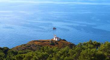 Arsuz, tarih, doğa ve deniz turizmi açısından zengin bir destinasyon. İlçe, sahip olduğu temiz plajları, tarihi dokusu ve doğal güzellikleri ile öne çıkıyor. Tarihi dokusuyla dikkat çeken Arsuz, 6 Şubat depremini derinden yaşadı. Fakat tarihi değeri her zaman kalıcı olacak Arsuz’da görülmeye değer Antakya Krallığı'na ait kalıntılar ve Roma dönemine ait izler bulunuyor. Arsuz’da gezilecek yerler listemize geçmeden önce ilçeye yönelik bazı sorulara yanıt verelim.