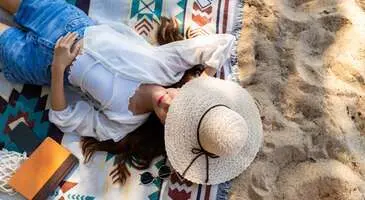 Sıcaklardan bunalıp güzel bir deniz tatili yapmak isteyenler için ideal aylardan biri olan Ağustos geldi. Muhtemelen tanıdıklarınızın çoğu Haziran ve Temmuz’da yaz tatiline gitti ve sosyal medyadan fotoğraflarını paylaştı bile. Eğer şimdiye kadar bir tatil planı yapmadıysanız, içinize tam anlamıyla sinmeyen bir tatil planınız varsa, sizin için Türkiye’den gidilebilecek yerleri listeledik.