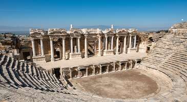 Şifalı termal sularıyla Türkiye’nin en önemli sağlık turizmi merkezlerinden biri olan Denizli, turizm dergilerinin kapaklarını süsleyen dünyaca ünlü Pamukkale travertenleri başta olmak üzere birçok tarihî yapı ve doğal güzelliği nedeniyle her yıl yüz binlerce kişi tarafından ziyaret ediliyor. Antik çağın şifa merkezi olan Hierapolis Antik Kenti’nin görkemli yapılarıyla tarih turlarının, onlarca nadir görülen su kuşuna ev sahipliği yapan yemyeşil tabiat parklarıyla doğa gezilerinin değişmez adreslerinden biri haline gelen Denizli’nin her yeri görülmeye değer güzellikler ile çevrili.