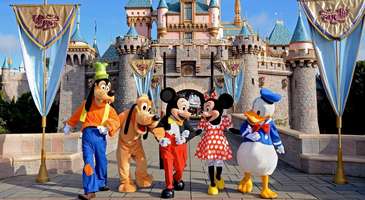 Disneyland, hiç kuşku yok ki dünyanın en büyüleyici eğlence parkları içerisinde yer alıyor. Her yaştan ziyaretçiye hitap eden Disneyland, oldukça yoğun ve sıradışı bir program sunuyor.