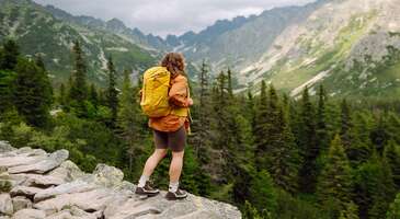 Seyahatnameler, keşifler, araştırmalar, gözlemler, resimli dünya arşivleri ve tarihe kaynaklık eden yolculuklar.. Kimisi bilime ışık tutan, kimisi o döneme ait özellikleri bugün anlamamızı sağlayan, kimisi coğrafyaya dair bulgular paylaşan seyahatleri gerçekleştiren ilham verici kadınları bu yazıda keşfetmeni istedik.