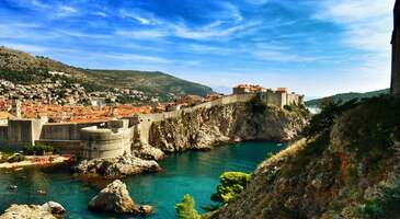 Dünyanın en çok izlenen ve beğenilen dizileri arasında yer alan Game of Thrones, etkileyici sahneleri ile çok büyük bir hayran kitlesine sahip. Dizinin hayranları ise bu sahnelerin nerede çekildiğini merak ediyor. Dizinin kuzeydeki sahneleri genellikle Kuzey İrlanda ve İzlanda‘da çekilirken güney sahnelerine ise İspanya ve Hırvatistan ev sahipliği yaptı. Sen de King’s Landing’in sokaklarını, Daenerys ve ejderhaların en dramatik sahnelerini, Duvar (The Wall) ve Ak Gezenlerin bulunduğu yerleri merak ediyorsan hadi birlikte Game of Thrones’un çekildiği yerlere göz atalım.