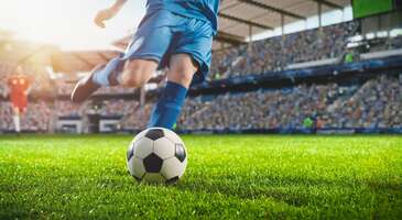 Futbolun en b&uuml;y&uuml;k organizasyonlarından biri olan D&uuml;nya Kupası i&ccedil;in geri sayım &ccedil;oktan başladı. 2026 D&uuml;nya Kupası, tarihinde ilk defa &uuml;&ccedil; &uuml;lkenin ortaklığında devasa bir coğrafyada d&uuml;zenleniyor. Okyanus &ouml;tesinde, &uuml;&ccedil; farklı &uuml;lkeye yayılmış bu futbol ş&ouml;leninin i&ccedil;ini kıpır kıpır ettiğini biliyoruz. Eğer hem T&uuml;rkiye&rsquo;yi desteklemek hem de unutulmaz bir deneyim yaşamak istiyorsan hazır ol. T&uuml;m detayları ve seni neler beklediğini &ouml;ğrenmeye hazır mısın? Biletler, vizeler, u&ccedil;uşlar ve oteller derken kafan biraz karışmış olabilir. Vizelerden stadyum şehirlerine, ma&ccedil; aralarındaki keşif rotalarından otel se&ccedil;imine kadar işine yarayacak her detayı d&uuml;ş&uuml;nd&uuml;k. Trib&uuml;nde y&uuml;kselen tezah&uuml;ratlar, sokaklarda forma renkleri ve ma&ccedil;tan sonra şehre yayılan o kalabalık heyecanına hazırsan D&uuml;nya Kupası rotamızı &ccedil;izmeye başlayalım. {calismasaatleri}Hızlı &ouml;zet&nbsp; 2026 D&uuml;nya Kupası 11 Haziran - 19 Temmuz 2026 tarihleri arasında Amerika Birleşik Devletleri, Kanada ve Meksika'nın ortak ev sahipliğinde toplam 16 farklı şehirde ger&ccedil;ekleşecek.&nbsp; Bu benzersiz rotaya dahil olmak i&ccedil;in seyahat planına g&ouml;re ABD, Kanada ve Meksika vizelerine sahip olman gerekecek.{/calismasaatleri} 2026 D&uuml;nya Kupası coşkusunu yaşayacağın 16 şehir Rotanı oluştururken bilmen gereken ilk detay, ma&ccedil;ların hangi şehirlerdeki stadyumlarda oynanacağını bilmek. Turnuva tam 16 farklı ev sahibi şehirde ger&ccedil;ekleşecek. Peki rotanı sadece ma&ccedil;lara g&ouml;re değil de yaşayacağın unutulmaz anlara g&ouml;re planlasan hangi şehir seni daha &ccedil;ok &ccedil;ağırır merak etmiyor musun? Hangi atmosfere dahil olmak istediğine karar vererek planını şu şehirlere g&ouml;re yapabilirsin: Amerika Birleşik Devletleri (11 Şehir): New York/New Jersey (Final ma&ccedil;ı 19 Temmuz'da burada oynanacak), Los Angeles, Dallas, Miami, San Francisco, Atlanta, Seattle, Houston, Philadelphia, Kansas City ve Boston. T&uuml;rkiye&rsquo;nin ma&ccedil;larını ve final coşkusunu yaşamak i&ccedil;in Amerika u&ccedil;ak bileti se&ccedil;eneklerine g&ouml;z atabilirsin.&nbsp; Kanada (2 Şehir): Toronto ve Vancouver. Ma&ccedil; keyfinin yanı sıra hareketli şehir hayatını da tam merkezinde yaşamak istersen, Kanada otelleri listesindeki Toronto alternatiflerine bakabilirsin. Meksika (3 Şehir): Mexico City (11 Haziran'daki g&ouml;rkemli a&ccedil;ılış ma&ccedil;ı burada), Guadalajara ve Monterrey. {insightBoxStart}Seyahat &Ouml;nerisi: T&uuml;rkiye dahil olmak &uuml;zere turnuvanın ma&ccedil; fikst&uuml;r&uuml;n&uuml;, grup aşamalarını, tarihlerini ve stadyumlar gibi merak ettiğin her şeyi T&uuml;rkiye Futbol Federasyonu D&uuml;nya Kupası sayfasında g&ouml;rebilirsin.{insightBoxEnd} Sınırları aşmaya hazır ol: Vize şartları neler? D&uuml;nya Kupası&rsquo;nı yerinde deneyimlemek i&ccedil;in vize s&uuml;re&ccedil;lerini takip etmen gerekecek. &Uuml;&ccedil; farklı &uuml;lke, &uuml;&ccedil; farklı b&uuml;rokrasi anlamına gelse de stratejik davranarak vize s&uuml;re&ccedil;lerini sorunsuz atlatabilirsin.&nbsp; &Uuml;lke Gereken Vize T&uuml;r&uuml; Kilit İpucu Amerika Birleşik Devletleri B1/B2 Turist Vizesi D&uuml;nya Kupası resm&icirc; ma&ccedil; biletini ibraz eden taraftarlara konsolosluklar tarafından "hızlandırılmış vize randevusu" (expedited appointment) kolaylığı sağlanabiliyor. Biletini alır almaz zaman kaybetmeden hızlandırma talebinde bulunabilirsin. Amerika&rsquo;ya nasıl gidilir? yazımızı okuyarak t&uuml;m detaylara hakim olabilirsin. Kanada Ziyaret&ccedil;i Vizesi (Visitor Visa) Ge&ccedil;erli bir ABD vizen varsa CAN+ programıyla vize s&uuml;recin &ccedil;ok daha hızlı onaylanır. Meksika Konsolosluk Vizesi Ge&ccedil;erli ve &ccedil;ok girişli ABD, Kanada veya Schengen vizen varsa ekstra vize almadan giriş yapabilirsin. {insightBoxStart}D&uuml;nya Kupası&rsquo;na gidemezsen &uuml;z&uuml;lme D&uuml;nya Kupası&rsquo;nı yerinde deneyimleme fırsatı bulamazsan sakın &uuml;z&uuml;lme. T&uuml;rkiye&rsquo;nin d&ouml;rt bir yanında kurulacak olan dev ekranlarda turnuvayı takip edebilir, &ccedil;ok sayıda futbolsever ile heyecanını paylaşabilirsin.{insightBoxEnd} 90 dakikadan fazlası: Trib&uuml;n sonrası şehir keşifleri Okyanus &ouml;tesine kadar gitmişken sadece stadyum ve otel arasına sıkışıp kalmayacaksın değil mi? Ma&ccedil; g&uuml;nlerini beklerken, ma&ccedil; saatine kadar ya da sonrasında ev sahibi &uuml;lkelerin ve bulunduğun şehirlerin sunduğu g&uuml;zellikleri keşfedebilirsin. İşte rotana ekleyebileceğin en pop&uuml;ler yapılacaklar listesi: Amerika Birleşik Devletleri New York'ta zamanı durdur: Manhattan sokaklarında y&uuml;r&uuml;yebilir, Central Park'ta bisiklete binebilir veya Times Meydanı'nın ışıltılı atmosferinde kaybolabilirsin. Miami'de plajın tadını &ccedil;ıkar: Ma&ccedil;ta eğlenirken bir yanda da v&uuml;cudun yorulabilir. T&uuml;m yorgunluğunu d&uuml;nyaca &uuml;nl&uuml; South Beach'in beyaz kumlarında atabilir, Little Havana mahallesinde otantik K&uuml;ba lezzetlerini ve kahvesini deneyimleyebilirsin. Los Angeles'ta yıldızları keşfet: Şehirdeki ma&ccedil;lardan sonra Santa Monica İskelesi'nde g&uuml;n batımını izleyebilir veya Hollywood ş&ouml;hretler kaldırımında keyifli bir y&uuml;r&uuml;y&uuml;ş yapabilirsin. Kanada Toronto'da şehre kuş bakışı bak: CN Kulesi'ne &ccedil;ıkarak muazzam şehir manzarasını izleyebilir, ardından rengarenk St. Lawrence Market'ta d&uuml;nya mutfaklarından lezzet turları yapabilirsin. Vancouver'da doğaya d&ouml;n: Muhteşem doğasıyla b&uuml;y&uuml;leyen bu şehirde Stanley Park'ta y&uuml;r&uuml;y&uuml;şe &ccedil;ıkabilir veya Capilano Asma K&ouml;pr&uuml;s&uuml;'nden heyecan dolu bir ge&ccedil;iş deneyebilirsin. Meksika Mexico City'de tarihe tanıklık et: Meksika'nın k&ouml;kl&uuml; tarihini yansıtan devasa Teotihuacan Piramitleri'ni ziyaret edebilir, Frida Kahlo M&uuml;zesi'ni gezebilirsin. Gurme bir tura &ccedil;ık: Meksika&rsquo;nın yerel lezzetlerini tatmadan d&ouml;nmek olmaz. Yerel pazarlarda mis gibi kokan ger&ccedil;ek sokak takolarının efsanevi tadına bakabilir, Guadalajara'da otantik mariachi m&uuml;zikleri eşliğinde harika vakit ge&ccedil;irebilirsin. {insightBoxStart}İpucu: Trib&uuml;ndeki yerini almak ve futbol coşkusuna ortak olmak i&ccedil;in ENUYGUN&rsquo;dan kolayca u&ccedil;ak bileti alternatiflerine g&ouml;z atabilir, ev sahibi şehirleri avantajlı fiyatlarla keşfedebilirsin.{insightBoxEnd} {flight_search_form_banner} Akıllıca konakla: Nasıl bir otel se&ccedil;melisin? D&uuml;nya Kupası i&ccedil;in d&uuml;nyanın d&ouml;rt bir yanından milyonlarca taraftar ABD, Kanada ve Meksika i&ccedil;in yola &ccedil;ıkacak. Kusursuz bir D&uuml;nya Kupası deneyimi i&ccedil;in doğru oteli se&ccedil;mek &ccedil;ok &ouml;nemli. Otel rezervasyonu yaparken şu kriterleri g&ouml;z &ouml;n&uuml;nde bulundurmalısın: Stadyuma değil, toplu taşımaya yakın ol: Stadyumların hemen dibindeki oteller hem fahiş fiyatlı olur hem de &ccedil;ok &ouml;nceden t&uuml;kenir. Bunun yerine metro veya banliy&ouml; treni hatlarına yakın merkezi otelleri se&ccedil;erek, ma&ccedil; g&uuml;n&uuml; oluşacak yoğun trafikten sıyrılıp stadyuma rahat&ccedil;a ulaşabilirsin. &Uuml;stelik stadyum &ccedil;evresindeki oteller daha g&uuml;r&uuml;lt&uuml;l&uuml; olabileceğinden huzurlu bir konaklama i&ccedil;in doğru se&ccedil;im yapmalısın.&nbsp; Esnek iptal se&ccedil;eneklerini değerlendir: Fikst&uuml;rlerde, u&ccedil;uşlarda veya vize s&uuml;re&ccedil;lerinde yaşanabilecek olası gecikmelere karşı, &uuml;cretsiz iptal se&ccedil;eneği sunan tesisleri tercih edebilirsin.&nbsp; B&ouml;lgesel vibe ve g&uuml;venlik: &Ouml;zellikle Los Angeles veya Mexico City gibi b&uuml;y&uuml;k şehirlerde konaklarken sadece fiyata odaklanma. Şehrin turistler i&ccedil;in daha g&uuml;venli, y&uuml;r&uuml;nebilir ve sosyal olan b&ouml;lgelerini (&Ouml;rneğin Los Angeles i&ccedil;in Santa Monica veya West Hollywood) tercih ederek tatil kaliteni artırabilirsin. {{campaignsSlider}} Stadyumda canlı yayın a&ccedil;arken, haritadan yol takibi yaparken ya da sevdiklerine gol videosu atarken zorda kalmamak i&ccedil;in yurt dışında internet kullanımı rehberimize g&ouml;z atarak b&uuml;t&ccedil;eni koruyacak taktikleri &ouml;ğrenebilirsin.
