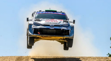 Motor sporunun en prestijli yarışlarından biri olan FIA D&uuml;nya Ralli Şampiyonası (WRC), 2025 yılında Suudi&rsquo;de yapılacak. Şampiyonanın son etabı olan bu etkinliğe katılarak heyecana ortak olabilirsin. Kızıldeniz kıyılarından dağlık arazilere, &ccedil;&ouml;l d&uuml;zl&uuml;klerinden volkanik kayalıklara uzanan parkur, hem s&uuml;r&uuml;c&uuml;ler hem de takımlar i&ccedil;in eşsiz bir ortam sunuyor. FIA D&uuml;nya Ralli Şampiyonası (WRC) hakkında bilmen gereken t&uuml;m detaylara birlikte g&ouml;z atalım.&nbsp; 1. D&uuml;nya Ralli Şampiyonası (World Rally Championship) ne zaman? 2025 yılında Suudi&rsquo;de ger&ccedil;ekleşecek olan D&uuml;nya Ralli Şampiyonası 25 Kasım&rsquo;da başlıyor. 29 Kasım&rsquo;da ise sona eriyor. Şampiyonanın 14. ve final etabı olacak. Etkinliğin a&ccedil;ılışı 25 Kasım'da Cidde Corniche boyunca ger&ccedil;ekleştirilecek ikonik P1 ara&ccedil; ge&ccedil;it t&ouml;reniyle yapılacak ve ROSHN Waterfront'ta sona erecek. Resmi yarışlar ise 26 Kasım &Ccedil;arşamba Jameel Motorsport Super Special ile a&ccedil;ılacak. 29 Kasım Cumartesi Power Stage ile bitecek. Motor sporları tutkunları d&ouml;rt g&uuml;n boyunca yoğun bir program takvimi ile şampiyonayı takip edecek.&nbsp; 2. D&uuml;nya Ralli Şampiyonası nerede yapılacak? D&uuml;nya Ralli Şampiyonası, Suudi&rsquo;nin Cidde kentinde d&uuml;zenlenecek. Şampiyona Formula 1 Suudi Arabistan Grand Prix'sine de ev sahipliği yapan Cidde Corniche Circuit&rsquo;te yapılacak. Servis parkları ve ralli garajları burada yer alacak. D&uuml;nya standartlarına uygun şekilde inşa edilen bu tesis, şehir merkezine yakın konumu ile ziyaret&ccedil;ilerine kolay ulaşım fırsatı sunuyor.&nbsp; &Ouml;zel etaplar ise şehrin farklı noktalarında yapılacak. Kızıldeniz kıyısından başlayan yarışlar dağlık ge&ccedil;itlere, volkanik kayalıklara, &ccedil;&ouml;le, kanyonlara, dik tırmanışlara ve iniş noktalarına kadar uzanacak. Thabhan'da ger&ccedil;ekleştirilecek shakedown etabının ardından,Al Faisaliyah, Moon Stage, Kuhlais, Alghullah, Um Al Jerem ve Asfan gibi &ouml;zel etaplar Cidde &ccedil;evresindeki zorlu arazilerde ger&ccedil;ekleştirilecek. Etapların pek &ccedil;oğu Cidde şehir merkezine 1 saatlik mesafede yer aldığından ralli tutkunları kolayca gidebilecek.&nbsp; Konum Linki 3. Parkur ve zemin &ouml;zellikleri D&uuml;nya Ralli Şampiyonası&rsquo;nın parkuru merak edilen konular arasında yer alıyor. Suudi&rsquo;de ilk kez ger&ccedil;ekleşecek olan şampiyonada parkurlar, s&uuml;r&uuml;c&uuml;ler i&ccedil;in yeni bir deneyim fırsatı sunacak. B&ouml;ylece tahmin edilemez yarışlar daha heyecanlı bir ortam yaratacak.&nbsp; Geniş &ccedil;akıl yollar ve virajlar s&uuml;r&uuml;c&uuml;lerin y&uuml;ksek hız yapmasına olanak sağlarken aniden parkurda zorlu ve teknik kısımlara ge&ccedil;ilebiliyor. K&ouml;r tepeler ve g&ouml;r&uuml;ş mesafesinin sınırlı olduğu b&ouml;l&uuml;mler heyecanı y&uuml;kseltirken izleyiciler s&uuml;r&uuml;c&uuml;lerin de reflekslerini ve dikkatini zorlayan anlara şahit oluyor. Dağlık ge&ccedil;itler, tırmanışlar, inişli yolları ve geniş vadi ge&ccedil;itlerindeki parkurlar aynı zamanda etkileyici manzaralara da ev sahipliği yapıyor.&nbsp; 4. Şampiyona hakkında bilmen gerekenler D&uuml;nya Ralli Şampiyonası i&ccedil;in Cidde Corniche Circuit'te kurulacak olan servis parkı ve fan zone taraftarlara eşsiz bir atmosferde ralliyi takip etme fırsatı sunuyor.&nbsp;Bu alanlar sayesinde takım etkileşimlerine katılabilir, mekanik ve servis personelinin &ccedil;alışmalarını izleyebilir ve ralli ile ilgili deneyimlere ortak olabilirsin.&nbsp; Etkinliğin ger&ccedil;ekleşeceği kasım ayında Cidde&rsquo;de hava sıcaklıkları g&uuml;nd&uuml;z ortalama 33 derecelere kadar &ccedil;ıkarken geceleri 20-25 derece arasında değişiyor. Bu nedenle ralliseverler elverişli bir havada şampiyonayı rahat bir şekilde takip edebilecek. Bunun yanında &ccedil;&ouml;l iklimi nedeniyle g&uuml;neş kremi, şapka ve hafif kıyafetler tercih etmelisin. Ayrıca etkinlik boyunca bol su i&ccedil;meyi de ihmal etmemelisin.&nbsp; Resmi yarışların başladığı ilk g&uuml;n (26 Kasım &Ccedil;arşamba) shakedown ve s&uuml;per &ouml;zel etap yapılacak. Perşembe g&uuml;n&uuml; 106,8 kilometrelik yedi etapla devam edecek. Cuma g&uuml;n&uuml; sezonun en uzun g&uuml;n&uuml; yapılacak ve 141 kilometrelik altı etap tamamlanacak. Cumartesi g&uuml;n&uuml; ise 65 kilometrelik &uuml;&ccedil; etapla birlikte, 32,88 kilometrelik sezonun en uzun &ouml;zel etabı olan Asfan'ın ardından Power Stage ile şampiyonluk belirlenecek. B&ouml;ylece Cidde&rsquo;de d&uuml;zenlenecek olan D&uuml;nya Ralli Şampiyonası&rsquo;nda toplamda 17 &ouml;zel etap ve 319,44 kilometrelik yarış mesafesi yapılmış olacak. {insightBoxStart}İpucu: ENUYGUN&rsquo;dan kolayca u&ccedil;ak bileti alabilir, dilediğin yeri uygun fiyatlarla keşfedebilirsin. Şimdi seyahatinin ilk adımı olan Cidde u&ccedil;ak bileti almak i&ccedil;in tıkla.{insightBoxEnd} {flight_search_form_banner} 5. Ulaşım Cidde&rsquo;deki bu heyecana ortak olmak i&ccedil;in yapman gereken &ccedil;ok basit. T&uuml;rkiye Cumhuriyeti Vatandaşları Suudi&rsquo;ye e-Vize kolaylığı ile gidebiliyor. B&ouml;ylece 365 g&uuml;n i&ccedil;inde 90 g&uuml;n boyunca Suudi&rsquo;de kalabilirsin.&nbsp; Şampiyona ruhunu yerinde deneyimlemek i&ccedil;in Cidde&rsquo;ye u&ccedil;akla gideceksen Kral Abd&uuml;laziz Uluslararası Havalimanı&rsquo;nı kullanabilirsin. Havalimanı, şampiyonanın kalbi Cidde Corniche Circuit&rsquo;e yaklaşık 20 kilometre mesafede yer alıyor. Havalimanından shuttle servisleri, taksi ya da ara&ccedil; kiralayarak ulaşım sağlayabilirsin.&nbsp; Etkinlik sırasında &ouml;zel etapları izlemek i&ccedil;in rehberli turlar ve transfer hizmetlerini tercih edebilirsin. Rehberli turlar sayesinde şampiyonayı en iyi izleme noktalarından takip edebilirsin.&nbsp; {insightBoxStart}Yazar Notu: FIA D&uuml;nya Ralli Şampiyonası&rsquo;na girişler &uuml;cretsiz. Ancak bu &uuml;cretsiz yerler genel izleyici alanları olarak belirleniyor. Rehberli turlar ve izleme noktaları &uuml;cretli olabileceğini unutma.{insightBoxEnd} 6. Konaklama Cidde, konaklama konusunda &ccedil;ok sayıda otel ve konsept alternatifine sahip. Zincir oteller, butik oteller, şehir otelleri gibi se&ccedil;enekler arasından seyahatine ve b&uuml;t&ccedil;ene uygun olana rezervasyon yaptırabilirsin. Corniche b&ouml;lgesindeki otellerde kalarak hem ralli alanına kolayca gidebilir hem de Kızıldeniz manzarası eşliğinde keyifli bir konaklama deneyimi yaşayabilirsin.&nbsp; Şampiyonadan &ouml;nce ve sonra Cidde&rsquo;deki turistik yerleri gezebilirsin. Tarih&icirc; Al-Balad B&ouml;lgesi, King Fahd &Ccedil;eşmesi, Floating Mosque (Deniz Camisi) ve Corniche sahil şeridi g&ouml;r&uuml;lmeye değer. Kış aylarında Cidde&rsquo;ye gideceksen Suudi Winter Wonderland&rsquo;ı keşfet yazımızı da okumanı tavsiye ederiz.
