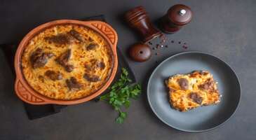 Damak zevki olarak yer yer T&uuml;rk mutfağıyla benzerlikler i&ccedil;eren Arnavutluk mutfağı, hem Balkanların hem de Akdeniz&rsquo;in zengin k&uuml;lt&uuml;r&uuml;nden izler barındırıyor. Avantajlı konumu sayesinde İtalyan, Yunan ve Osmanlı mutfağından harmanlanmış son derece lezzetli yemekler sunan bu mutfak, d&uuml;nyaca bir &uuml;ne sahip. Sakatat tarzı lezzetler dışında zeytinyağlı yemeklerin, sebzelerin, otların ve orijinal tatlı &ccedil;eşitlerinin &ouml;ne &ccedil;ıktığı Arnavutluk mutfağını yakından tanımaya ne dersin? Elbesan Tava Arnavutluk lezzetleri denildiği zaman genellikle akıllara gelen ilk yemek Elbasan tava oluyor. &Uuml;n&uuml; T&uuml;rkiye de dahil olmak &uuml;zere pek &ccedil;ok &uuml;lkeye yayılan bu yemeğin adı, Arnavutluk&rsquo;un k&uuml;&ccedil;&uuml;k bir kasabasından geliyor. Kuzu eti, pirin&ccedil;, yumurta ve yoğurdun m&uuml;thiş bir uyum i&ccedil;inde olduğu Elbasan tava, b&ouml;lgede tave kosi adıyla biliniyor. Krema kıvamındaki &ouml;zel sosu ve baharatları nedeniyle &ouml;zel bir aromaya sahip olan bu geleneksel yemekte taze malzemelerin kullanılması son derece &ouml;nemli.&nbsp; Elbasan kasabasından yayılan tave kosi, T&uuml;rkiye&rsquo;deki restoranların men&uuml;lerinde de kendine yer buluyor. Fakat Arnavutluk&rsquo;a kadar gitmişken bu yemeğin orijinal versiyonunu tatmadan d&ouml;nmemelisin. Tave kosi, en &uuml;cra kırsal k&ouml;şelerden şehir merkezlerindeki l&uuml;ks restoranlara kadar her yerde g&ouml;rebileceğin bir lezzet. Elbasan tava yemek adına şu mekanlara y&ouml;nelebilirsin; 1. Era Konum Linki 2. Taverna Kala Konum Linki Ciğer Yine &uuml;n&uuml; &uuml;lkemize kadar gelmeyi başarmış bir lezzetten s&ouml;z edeceğiz: Arnavut ciğeri. En sevilen sakatat lezzetleri arasında yer alan ciğerin bu versiyonu, normalde ciğer t&uuml;ketmeyen insanların bile ezberlerini bozabiliyor. Zahmetli ve ince p&uuml;f noktaların belirleyici olduğu Arnavut ciğeri i&ccedil;in bir&ccedil;ok tariften s&ouml;z edilebilir. &Ouml;zel konuklar i&ccedil;in men&uuml;lere sıklıkla dahil edilebilen Arnavut ciğeri, adeta ağızda dağılan bir lezzet. Bu arada Arnavut ciğeri, Osmanlı zamanında da saray mutfağının bir par&ccedil;ası olmayı başarmış. Rumeli&rsquo;de yaşanan savaşlardan sonra &uuml;lkemize g&ouml;&ccedil; eden Arnavutlar, ciğerin burada da yayılmasını sağlamış. G&uuml;n&uuml;m&uuml;zde genel olarak bu sakatat yemeği, maydanoz ve soğanla beraber servis ediliyor. Ciğer yemek adına şu mek&acirc;nlara y&ouml;nelebilirsin; 1. Oda Konum Linki 2. Era Konum Linki Fergese Fergese genellikle başkent Tiran&rsquo;da g&ouml;rebileceğin bir lezzet. Yoğurt, peynir, biber, domates gibi malzemelerin de eşlik ettiği fergese, aslında bir g&uuml;ve&ccedil; yemeği olarak &ouml;ne &ccedil;ıkıyor. Arnavut mutfağının olmazsa olmaz unsurlarından olan bu geleneksel yemek, bazı restoranlarda ekmek ve pilavla beraber servis ediliyor. Tiran&rsquo;da fergesenin etli değil de zeytinyağlı versiyonlarıyla da karşılaşabilirsin. Kekik ve fesleğen gibi baharatların kendine yer bulduğu fergese, uzun s&uuml;rede ve kısık ateşte pişiriliyor. Pita Arnavutluk&rsquo;ta &ccedil;ok sık t&uuml;ketilebilen pita, genel olarak krep benzeri bir lezzet olarak tanımlanıyor. Krep benzeri hamurun kızgın ateşte pişirilmesi neticesinde ortaya &ccedil;ıkarılan bu ilgin&ccedil; hamur işi, her &ouml;ğ&uuml;nde t&uuml;ketiliyor. Ispanaklı pite dışında peynirli pite ve etli pitenin en pop&uuml;ler t&uuml;rleri olduğunu belirtebiliriz. Pita ekmeği olarak da bilinen bu lezzet i&ccedil;in Arnavut halkının milli yemeği diyebiliriz. Yassı ve hafif yuvarlak formundaki pita, Akdeniz mutfağında da karşımıza &ccedil;ıkabiliyor. Pitanın tadına bakmak i&ccedil;in şu mekanlardan yararlanabilirsin; 1. Mrizi Zanave Konum Linki 2. Mullixhiu Konum Linki Lakror Arnavutluk&rsquo;ta hamur işi tarzı tariflerin genel olarak &ouml;ne &ccedil;ıktığını s&ouml;ylemek m&uuml;mk&uuml;n. &Uuml;lkenin en meşhur b&ouml;rek t&uuml;rlerinden biri olan lakror da bunun en net &ouml;rneği. Bu geleneksel b&ouml;reğin etli, pırasalı ya da ıspanaklı olmak &uuml;zere &uuml;&ccedil; ayrı &ccedil;eşidi bulunuyor. İnce katmanlı bi&ccedil;imde hazırlanan lakror, &ccedil;oğunlukla b&uuml;y&uuml;k par&ccedil;alar halinde hazırlanıyor. Yabani yeşilliklerin de eşlik edebildiği lakror, byrek adlı yemeğe de benzetiliyor. Sa&ccedil;ta &ouml;zel olarak pişirilen geleneksel hamur işi lezzeti, genellikle &ouml;zel aile yemeklerinde tercih ediliyor. Qofte Adından da anlaşılacağı &uuml;zere qofte, bizdeki k&ouml;ftenin farklı bir versiyonu. Doğrudan k&ouml;fte formunda hazırlanan ve &ccedil;oğunlukla ızgarada pişirilen qofte, et severlerin favorisi &Ouml;zel baharatlarla zenginleştirilen qofte, pilavla beraber servis ediliyor. Ayrıca yuvarlak bi&ccedil;imindeki Arnavut ekmekleri de bu yemeğin yanında epey iyi gidiyor. Qoftede kullanılan sarımsak, nane, kekik, lezzeti adeta katlıyor. Qofte, barbek&uuml; partilerinin vazge&ccedil;ilmezleri arasında yer almasının yanında sokak lezzetleri arasında g&ouml;steriliyor. Ekmek arası ya da porsiyonda t&uuml;ketebileceğin qofteyi cacık, turşu ya da salatayla da deneyebilirsin. Qofte yemek adına şu mekanı &ouml;nerebiliriz; 1. Onufri Konum Linki Petulla Kahvaltıların vazge&ccedil;ilmezlerinden olan petulla, tıpkı pita gibi kızartılarak servise hazır hale getirilen bir hamur işi. Tatlı şeklinde de servis edilen petulla, re&ccedil;el ya da balla bambaşka bir tada b&uuml;r&uuml;n&uuml;yor. Mayalı hamurun kızgın yağla buluştuğu bu tatlı lezzet, &ccedil;ayın yanında t&uuml;ketilebilecek ideal bir atıştırmalık. &Uuml;lkedeki pek &ccedil;ok yiyecek standında rahatlıkla tanık olabileceğin petulla, &ccedil;ıtır dış yapısına rağmen yumuşacık bir i&ccedil; b&ouml;l&uuml;me sahip. &Ouml;zellikle &ccedil;ilek re&ccedil;eli ile beraber t&uuml;ketilen hamur işi, kackavall peyniriyle de iyi bir uyum yakalıyor. Tave Dheu Arnavutluk&rsquo;un en &uuml;nl&uuml; et ve sebze yemekleri arasında g&ouml;sterilen tave dheu, genel olarak fergeseye benziyor. Bu yemekteki en b&uuml;y&uuml;k fark i&ccedil;inde ciğerin konulması. Ayrıca &ouml;zel toprak kaplar aracılığıyla pişirile tave dheu, &uuml;lkemizde ciğerli fergese adıyla anılıyor. Ana yemek olarak t&uuml;ketilen bu geleneksel lezzette ciğere sarımsak, domates, lor peynir, tereyağ ve un eşlik ediyor. Farklı y&ouml;relerde ek malzemeler de tercih edilebiliyor. Tave dheu yemek i&ccedil;in şu mek&acirc;nlara y&ouml;nelebilirsin; 1. Taverna Te Lilo Konum Linki 2. Vila 95 Konum Linki Tarator Tarator, g&uuml;n&uuml;m&uuml;zde hem bir &ccedil;orba hem de sos olarak t&uuml;ketilebiliyor. Arnavutluk ile &ouml;zdeşleşen tarator, &uuml;lkemizde de sıklıkla t&uuml;ketiliyor. Yunanistan&rsquo;da tarator, &ldquo;tzatziki&rdquo; adıyla anılıyor. Soğuk t&uuml;ketilmesinden dolayı &ccedil;oğunlukla yaz aylarında t&uuml;ketilen tarator; salatalıktan maydanoza, dereotundan nane ve havuca pek &ccedil;ok malzemeyi birleştiriyor. S&uuml;zme yoğurtla ta&ccedil;landırılan tarator, cacığı andırıyor. Bazı deniz mahsullerinin &uuml;zerine de serpiştirilen tarator, ana yemek &ouml;ncesi ideal bir başlangı&ccedil; sayılır. {{campaignsSlider}} Gullash Sadece Arnavutluk mutfağında değil aynı zamanda Macar mutfağında da g&ouml;rebileceğimiz gullash (gulaş), bir t&uuml;r et yemeği. &Uuml;lkenin dağlık b&ouml;lgelerinde daha &ccedil;ok t&uuml;ketildiği g&ouml;r&uuml;len gullash, g&uuml;ve&ccedil;te yapılıyor. Yemeğin en &ouml;nemli &ouml;zelliklerinden biri normalin &ccedil;ok &uuml;zerinde pul biberin kullanılması diyebiliriz. Dana ya da kuzu etinin kullanılabildiği bu yemek, &ccedil;ok uzun s&uuml;rede pişiriliyor. Arnavutluk&rsquo;un zengin mutfağına dokunmak adına gullash isimli bu ilgin&ccedil; et yemeğini mutlaka keşfetmelisin. Arnavut b&ouml;reği Yufkayla a&ccedil;ılmış hazır b&ouml;reklerden sıkıldıysan ve hakiki bir el a&ccedil;ması b&ouml;rekle tanışmak istiyorsan Arnavutluk ziyaretinde bu b&ouml;reği mutlaka tatmalısın. Arnavutluk&rsquo;un bu ulusal lezzeti, olduk&ccedil;a ince ve &ouml;zenli bir şekilde a&ccedil;ılan hamurların kat kat dizilmesi neticesinde hazırlanıyor. Farklı i&ccedil; malzemelerle doldurulan Arnavut b&ouml;reği, esnek bir yapıya sahip. Bu durum Arnavut b&ouml;reğinin lezzetini daha da artırıyor. Arnavut b&ouml;reğinin i&ccedil; harcında farklı malzemelere yer verilebiliyor ancak genel olarak ıspanak, patates, kıyma veya peynir tercih ediliyor. Her evde farklı dokunuşlarla &ccedil;eşitlendirilebilen Arnavut b&ouml;reğinin &uuml;zerine tereyağı s&uuml;r&uuml;l&uuml;yor. Bayramlarda ya da &ouml;zel g&uuml;nlerde bu geleneksel b&ouml;rek t&uuml;r&uuml;ne sıklıkla yer veriliyor. Kaşkaval Izgarada pişirilerek ya da doğrudan kızartılarak elde edilen kaşkaval, aslında pop&uuml;ler bir peynir &ccedil;eşidi olarak biliniyor. Rengi sarı ağırlıklı olan ka&ccedil;kavall, Arnavutluk&rsquo;taki restoranlarda sıklıkla karşımıza &ccedil;ıkabiliyor. Arnavutluk dışında İtalya ve Balkan coğrafyasında da bu peynirle karşılaşmak m&uuml;mk&uuml;n. Genellikle restoranlarda başlangı&ccedil; yemeği olarak sunulan&nbsp;kaşkaval, farklı hayvanlara ait s&uuml;tlerin karışımından elde ediliyor. Dilersen atıştırmalık ya da garnit&uuml;r olarak da değerlendirebilirsin. Kaşkavali&ccedil;in şu mek&acirc;nların men&uuml;lerine g&ouml;z atabilirsin; 1. Oda Konum Linki 2. Era Konum Linki Gliko Genellikle taze meyvelerin ve sebzelerin kullanıldığı gliko, re&ccedil;eli andıran bir geleneksel tatlı t&uuml;r&uuml;. İncir, kiraz ya da cevizden elde edile gliko tatlılarının &ccedil;ok daha pop&uuml;ler olduğunu s&ouml;yleyebiliriz. Arnavutluk dışında gliko tatlısına Yunanistan&rsquo;da da rastlayabilirsin. Şekerle beraber meyvelerin kaynatıldığı gliko, basit tarifine rağmen eşsiz bir lezzete sahip. Arnavutluk&rsquo;ta akşam yemeklerinden sonra tatlı olarak ikram edile glikoyu pek &ccedil;ok pastanede ve kafede bulabilirsin. {insightBoxStart}İpucu:&nbsp;ENUYGUN&rsquo;dan kolayca u&ccedil;ak bileti alabilir, dilediğin yeri uygun fiyatlarla keşfedebilirsin. Şimdi seyahatinin ilk adımı olan&nbsp;Arnavutluk u&ccedil;ak bileti&nbsp;almak i&ccedil;in tıkla.{insightBoxEnd} {flight_search_form_banner} Speca me gjize Bir t&uuml;r biber dolması olan speca me gjize, s&uuml;zme peynirle beraber bambaşka bir lezzete kavuşuyor. Arnavutluk&rsquo;taki pek &ccedil;ok restoranda bulabileceğin bu lezzet, T&uuml;rkiye&rsquo;de hazırlanan biber dolmasına b&uuml;y&uuml;k oranda benzese de bazı ufak farklar dikkat &ccedil;ekiyor. İ&ccedil; malzemede yer alan s&uuml;zme peynir, en &ouml;nemli fark olarak karşımıza &ccedil;ıkıyor. Kırmızı dolmalık biberlerle hazırlanan speca me gjize, lor, yumurta, sarımsak, kırmızı biber gibi malzemelerle destekleniyor. Trile&ccedil;e Trile&ccedil;ja (trile&ccedil;e) isimli tatlı aslında bize &ccedil;ok da uzak değil. T&uuml;rkiye&rsquo;de de evlerde ve pastanelerde sıklıkla yapılan trile&ccedil;enin orijinalini doğrudan burada bulabilirsin. Aslında trile&ccedil;ja isimli tatlının k&ouml;keni İspanyol mutfağına dayanıyor. İspanya&rsquo;nın bir tatlısı olan tres leches&rsquo;ten uyarlanan trile&ccedil;ja, Bakanların en ikonik tatlısı olarak biliniyor. &Ouml;zellikle son yıllarda pop&uuml;lerliği daha da artan trile&ccedil;ja, dilimize &ldquo;&uuml;&ccedil; s&uuml;tle hazırlanan kek&rdquo; olarak &ccedil;evriliyor. Trile&ccedil;ja i&ccedil;in aşağıdaki mekanlar uygun; 1. Mrizi Zanave Konum Linki 2. Mullixhiu Konum Linki Panettone Panettone isimli tatlının k&ouml;keni İtalyan mutfağına dayanıyor. Zaten Arnavutluk ve İtalya&rsquo;nın k&uuml;lt&uuml;rel a&ccedil;ıdan birbirleriyle ciddi d&uuml;zeyde bir etkileşime sahip olduğu biliniyor. Bu durum pek &ccedil;ok yemek ve tatlı t&uuml;r&uuml;ne de yansıyor. Panettone &ccedil;oğunlukla yılbaşı ya da Noel gibi etkinliklerde kendine yer buluyor. Kuru &uuml;z&uuml;mden şekerlenmiş portakala kadar pek &ccedil;ok malzemeye sahip olan panettone, hafif ve yumuşak dokusuyla ağızda adeta eriyor. Krem Karamele Vanilya, krema, yumurta sarısı, şeker ve vanilya gibi malzemelerin kullanıldığı krem karamele, limon kabuğuyla &ouml;zel bir aromaya kavuşuyor. &Uuml;lkemizde krem karamel adıyla hazırlanan bu tatlının k&ouml;keni Fransız mutfağına uzanıyor. D&uuml;nyaca &uuml;nl&uuml; bir tatlı olan krem karamel, pişirme işleminden sonra ters &ccedil;evriliyor. Bu sayede de karamel b&ouml;l&uuml;m&uuml; &uuml;stte &ccedil;ıkmış oluyor. Pa&ccedil;e Genellikle sığır ya da kuzu etinin başıyla yapılan pa&ccedil;e, kıvamı olduk&ccedil;a yoğun olan bir &ccedil;orba t&uuml;r&uuml;. Hem akşam yemeklerinin yanında hem de sabah kahvaltılarında t&uuml;ketilebilen pa&ccedil;e, &ouml;zellikle başkentte epey pop&uuml;ler. Arnavut pa&ccedil;ası olarak da anılan bu iddialı &ccedil;orbada tavuk suyu, yoğurt, sirke, un gibi malzemelerden yararlanılıyor. Sert ge&ccedil;en kış g&uuml;nlerinde severek t&uuml;ketilen pa&ccedil;e, hazırlanma aşamasında boza kıvamına ulaşılana dek &ccedil;ırpılıyor. Sonrasında ise kısık ateşte s&uuml;rekli karıştırılarak servise hazır gele getiriliyor. Farklı bir tavada pul biber ve tereyağı karışımı hazırlanıyor ve &ccedil;orbanın &uuml;zerine d&ouml;k&uuml;l&uuml;yor. Harapash Eğer sakatat tarzı yemeklerden hoşlanıyorsan Arnavutluk&rsquo;ta karşına pek &ccedil;ok se&ccedil;enek &ccedil;ıkabiliyor. Bunlardan biri olan harapash; kuzu bağırsağı, tereyağı, peynir, mısır unu gibi malzemelerle yapılıyor. Tercihe g&ouml;re ızgara ya da fırında pişirilen harapash, &ouml;zel kremasıyla servis ediliyor. Bu lezzetin orijinal versiyonunu yemek adına Lab&euml;ria isimli b&ouml;lgeye y&ouml;nelebilirsin. Arnavutluk&rsquo;ta b&uuml;y&uuml;k &ccedil;aplı sosyal organizasyonlarda bu zahmetli yemeğe yer verilebiliyor. Lezzetli yemeklerin ardından &uuml;lkeyi keşfetmek istersen&nbsp;Arnavutluk&rsquo;ta gezilecek yerler&nbsp;yazımıza da g&ouml;z atabilirsin.&nbsp;