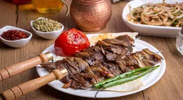 Yemek için yaşamak mı yoksa yaşamak için yemek mi bilmem ama yemek için gezmek aşırı iyi fikir. Ne şanslıyız ki ülkemiz mutfak konusunda bir cennet.