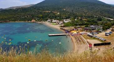 İzmir’de yaz tatili denildiği zaman akıllara öncelikli olarak Çeşme, Urla, Seferihisar gibi yerler gelse de Foça’nın bakir koyları ve kamp için elverişli alanları elverişli imkanlar ve deniz tatili vadediyor. Son yıllarda popülerliğini iyice artıran ve turistlerin adeta gözdesi haline gelen Foça, Eski Foça ve Yeni Foça olmak üzere ikiye ayrılıyor.