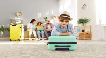 Tatil planlarken en kritik adımlardan biri, doğru oteli se&ccedil;ebilmek. &Ccedil;&uuml;nk&uuml; her yaş grubu, seyahat tarzı ve yaşam beklentisi birbirinden farklı. Kimisi sessizlik ararken, kimisi eğlencenin tam ortasında olmak ister. Bu y&uuml;zden g&uuml;n&uuml;m&uuml;zde bir&ccedil;ok otel, belirli bir hedef kitleye &ouml;zel konsept geliştiriyor. Ailelere y&ouml;nelik hizmetler, gen&ccedil; gezginler i&ccedil;in sosyal ortamlar veya emekliler i&ccedil;in huzurlu atmosferler yaratılıyor. Dolayısıyla doğru otel se&ccedil;imi, tatilin kalitesini belirleyen en &ouml;nemli unsurlardan biri.&nbsp; Hadi birlikte hedef kitlesine g&ouml;re otel se&ccedil;imi yaparken nelere dikkat edilmesi gerektiğine bakalım. 1. &Ccedil;ocuklu aileler i&ccedil;in oteller Ailece yapılan tatiller, unutulmaz anlar biriktirmenin en keyifli yolu. Ancak bu tatiller hem ebeveynlerin hem de &ccedil;ocukların konforu i&ccedil;in dikkat ve &ouml;zel hizmet gerektiriyor. Aile dostu oteller, bu ihtiya&ccedil;lara y&ouml;nelik olarak g&uuml;venlikten eğlenceye kadar bir&ccedil;ok detayı d&uuml;ş&uuml;n&uuml;yor. Aile odaları ve sessiz alanlar: Geniş aile odaları, &ccedil;ocuk uyku d&uuml;zenine uygun sessiz b&ouml;l&uuml;mler ve bağlantılı odalar b&uuml;y&uuml;k avantaj sağlıyor. Bebek bakımı ve &ccedil;ocuk hizmetleri: Bebek bakım odası, &ccedil;ocuk men&uuml;s&uuml;, mini mutfak veya &ccedil;ocuk bakıcılığı hizmeti sunan oteller ailelerin tatilini kolaylaştırıyor. Eğlence ve g&uuml;venlik: Mini kul&uuml;pler, &ccedil;ocuk havuzları, su kaydırakları ve eğitmen eşliğinde aktiviteler &ccedil;ocuklar i&ccedil;in eğlenceli ve g&uuml;venli bir ortam yaratıyor. &Uuml;lkemizde, Antalya başta olmak &uuml;zere bir&ccedil;ok tatil yerinde &ccedil;ocuklu aileler i&ccedil;in uygun oteller bulunuyor. Antalya&rsquo;daki aile dostu otellerin pek &ccedil;oğu, &ccedil;ocuk temalı eğlence parkları ve su kaydırakları, geniş aile odaları, &ccedil;ocuk kul&uuml;b&uuml; ve bebek dostu hizmetleriyle &ouml;ne &ccedil;ıkıyor. Aile tatili i&ccedil;in otelin konumu da olduk&ccedil;a &ouml;nemli. Ulaşımı kolay, g&uuml;venli b&ouml;lgelerdeki tesisler &ccedil;ocuklu aileler i&ccedil;in her zaman daha avantajlı. 2. Gen&ccedil; ve maceracı gezginler i&ccedil;in oteller Gen&ccedil; gezginler i&ccedil;in tatil, dinlenmekten &ccedil;ok, keşfetmek ve sosyalleşmek anlamına geliyor. Enerjik yapıları nedeniyle bu yaş grubu, macera dolu aktiviteler ve canlı atmosferler sunan otelleri tercih ediyor. Sosyal atmosfer: Ortak alanlar, oyun alanları, a&ccedil;ık hava sinemaları veya barbek&uuml; etkinlikleri gibi eğlence vadeden hizmetler, gen&ccedil; tatilciler arasında sosyalleşmeyi teşvik ediyor. Aktiviteler ve eğlence: Canlı m&uuml;zik geceleri, plaj partileri, su sporları ve doğa y&uuml;r&uuml;y&uuml;şleri gen&ccedil; tatilciler i&ccedil;in ideal aktiviteler arasında yer alıyor. Ulaşım ve fiyat avantajı: Gen&ccedil; gezginler genellikle şehir merkezine yakın, ulaşımı kolay ve b&uuml;t&ccedil;e dostu otelleri tercih ediyor. Ayrıca butik oteller veya apart oteller de hem ekonomik hem de sosyal deneyim a&ccedil;ısından cazip se&ccedil;enekler oluyor. &Uuml;lkemizde gen&ccedil;lere hitap eden ve aktivite, eğlence, organizasyon a&ccedil;ısından zengin olan bir dizi otel bulunuyor. &Ouml;zellikle Bodrum, &Ccedil;eşme, Ala&ccedil;atı ve Antalya gibi destinasyonlar gen&ccedil;ler arasında olduk&ccedil;a pop&uuml;ler. Bodrum renkli gece hayatı, Ala&ccedil;atı, r&uuml;zgar s&ouml;rf&uuml; gibi ekstrem spor imk&acirc;nları, Antalya ise doğayla i&ccedil; i&ccedil;e konseptli otelleri, kamp alanları ve bohem atmosferiyle maceraperest gezginlere hitap ediyor. 3. Emekliler ve huzurlu tatil arayanlar i&ccedil;in oteller Emeklilik d&ouml;nemi, yılların yorgunluğunu atmak ve keyifli vakit ge&ccedil;irmek i&ccedil;in en ideal zaman. Bu nedenle huzur, konfor ve erişilebilirlik, emekliler i&ccedil;in otel se&ccedil;iminde en &ouml;nemli kriterlerin başında geliyor. Sakin ve doğal ortamlar: G&uuml;r&uuml;lt&uuml;den uzak, doğayla i&ccedil; i&ccedil;e oteller, zihinsel ve bedensel dinlenme sağlıyor. Termal ve spa tesisleri: Termal su kaynaklarına sahip olan oteller, dinlenme ve sağlık a&ccedil;ısından &ouml;zellikle bu yaş grubundaki tatilciler arasında &ccedil;ok&ccedil;a tercih ediliyor. Konfor ve erişilebilirlik: Asans&ouml;r, engelsiz odalar, sağlık merkezlerine yakınlık gibi detaylar emekli tatilcilerin i&ccedil;in konforu arttıran detaylar. K&uuml;lt&uuml;rel geziler: Tarihi b&ouml;lgelerde yer alan oteller, &ccedil;evredeki m&uuml;ze ve doğa turlarıyla tatili zenginleştiriyor. Bu oteller, &ouml;zellikle k&uuml;lt&uuml;r tatiline meraklı olan emekli tatilciler i&ccedil;in son derece avantajlı birer se&ccedil;enek oluyor.&nbsp; &Uuml;lkemizde Afyon, Denizli gibi şehirlerimiz termal turizmi a&ccedil;ısından donanımlı otellere sahip. Emekli tatilcilerin ihtiya&ccedil; duyabileceği pek &ccedil;ok imk&acirc;n bu otellerde bulunabiliyor. Buradaki oteller, şifalı suları, termal havuzları ve spa merkeziyle rahatlatıcı bir tatil sunuyor. Ayrıca İzmir ve &Ccedil;anakkale gibi şehirlerimizde bulunan tarih&icirc; zenginliklere yakın oteller tatilciler arasında olduk&ccedil;a pop&uuml;ler. Bu oteller, Assos, Efes Antik Kenti gibi tarihi zenginliklere kolay erişim sağlaması a&ccedil;ısından tercih ediliyor. {insightBoxStart}İpucu: En iyi otel fiyatlarını tek bir yerde g&ouml;rmek, se&ccedil;eceğin otel hakkında bilgi almak ve saniyeler i&ccedil;inde rezervasyon yapmak i&ccedil;in ENUYGUN'da otel araştırmasına başlayabilirsin.{insightBoxEnd} {hotel_search_form_banner} Tatil deneyimini hedefine g&ouml;re şekillendir Her seyahat tutkununun tatilden beklentisi farklı. Bu nedenle doğru otel se&ccedil;iminin, seyahatin en belirleyici adımı olduğunu s&ouml;yleyebiliriz. Aileler i&ccedil;in g&uuml;venli, &ccedil;ocuk dostu alanlar, gen&ccedil; gezginler i&ccedil;in sosyal ve enerjik atmosfer, emekliler i&ccedil;in ise huzurlu ve konforlu ortamlar &ouml;n planda olmalı. Tatil planı yaparken yaşam tarzına ve beklentine en uygun oteli se&ccedil;ebilirsen, sadece konforlu bir konaklama değil, aynı zamanda unutulmaz bir tatil deneyimi yaşayabilirsin. Hedef kitlesine g&ouml;re değişen otel alternatiflerinin ardından sezona g&ouml;re otel se&ccedil;imi yazımızı da okumanı tavsiye ederiz.