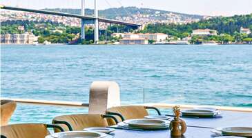 İstanbul, tarihî dokusu ve kültürel zenginliğiyle sadece bir turistik cazibe merkezi değil, aynı zamanda dünyanın en seçkin mutfaklarına ev sahipliği yapan bir gastronomi cenneti. Lüks restoranlar, bu büyüleyici şehrin en iddialı ve sofistike lezzet durakları olarak öne çıkıyor. İstanbul'un en prestijli lokasyonlarında yer alan bu restoranlar, hem göz alıcı mimarisiyle hem de usta şeflerin hazırladığı muhteşem menüleriyle misafirlerine unutulmaz deneyimler sunuyor.