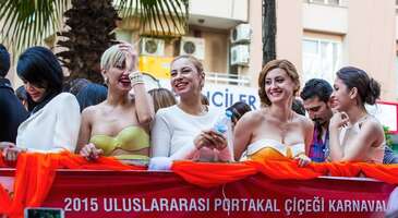 Ülkemizin en renkli festivallerini yerinde görmeye hazır mısın? Portakal çiçeği kokuları eşliğinde Adana’yı gezmek, lezzetli kebaplarını yemek için şahane bir fırsat. Ege’nin lezzetli otlarından yapılan yemekleri tatmak ve Alaçatı’nın tarihi sokaklarında kaybolmak istiyorsan da hemen çantanı hazırla. 4-7 Nisan tarihleri arasında Alaçatı Ot Festivali, 5-7 Nisan tarihleri arasında da Adana Portakal Çiçeği Festivali’nde rengarenk görüntüler sizleri bekliyor.