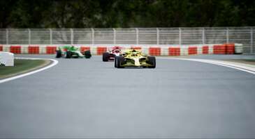 Formula 1, d&uuml;nyanın en prestijli motor sporları serisi olarak her yıl milyonlarca hayranı peşinden s&uuml;r&uuml;kl&uuml;yor. Formula 1 2026 sezonu, hem teknolojik yenilikler hem de rekabet&ccedil;i yarışlar a&ccedil;ısından bir d&ouml;n&uuml;m noktası olmaya aday. 24 yarışın olacağı 2026 yılı, hem bu sporun geleneksel y&ouml;nlerini hem de geleceğe y&ouml;nelik s&uuml;rd&uuml;r&uuml;lebilirlik hedeflerini bir araya getiriyor.&nbsp; 2026 Formula 1 sezonu hakkındaki genel bilgiler, takvim detayları ve beklenen gelişmeleri bu yazıda detaylarıyla keşfedebilirsin. 2026 Formula 1 sezonu hakkında genel bilgiler 2026 sezonu, Formula 1'in s&uuml;rd&uuml;r&uuml;lebilirlik ve &ccedil;evre dostu teknolojilere odaklanma &ccedil;abalarının bir devamı niteliğinde. 2022'de tanıtılan yeni nesil ara&ccedil;lar, 2026'da daha da geliştirilmiş aerodinamik ve enerji verimliliği &ouml;zellikleriyle &ouml;ne &ccedil;ıkıyor. Ayrıca motor &uuml;reticilerinin elektrikli ve hibrit teknolojilere yatırım yapması, Formula 1'in otomotiv end&uuml;strisindeki lider rol&uuml;n&uuml; pekiştirmeyi ama&ccedil;lıyor. Sezon boyunca 10 takım ve 20 pilot, d&uuml;nya şampiyonluğu i&ccedil;in yarışıyor. Mercedes, Red Bull, Ferrari ve McLaren gibi k&ouml;kl&uuml; takımların yanı sıra Alpine, Aston Martin ve Alfa Romeo gibi takımlar da s&uuml;rpriz sonu&ccedil;larla podyum adayı. {insightBoxStart}İpucu:&nbsp;2026 Formula 1 heyecanına yakından tanıklık etmek istersen biletleri Formula 1'in resmi web sitesindeki&nbsp;biletler alanından satın alabilirsin.{insightBoxEnd} 2026 Formula 1 takvimi 2026 Formula 1 takvimi, geleneksel yarışların yanı sıra yeni pistler ve format değişiklikleriyle dikkat &ccedil;ekiyor. Sezon, mart ayında başlayıp ve aralık ayına kadar s&uuml;r&uuml;yor. 2026 Formula 1 takviminin detayları ise ş&ouml;yle: 1. Avustralya Grand Prix ( Albert Park Pisti - Melbourne) / 6-8 Mart 2026 Sezonun a&ccedil;ılış yarışı, Melbourne'deki Albert Park'ta ger&ccedil;ekleşecek. Gece yarışı formatıyla dikkat &ccedil;eken bu etkinlik, sezona heyecanlı bir başlangı&ccedil; yapacak. 2. &Ccedil;in Grand Prix (Şanghay Uluslararası Pisti - Şanghay) / 13-15 Mart 2026 Uzun bir aradan sonra &Ccedil;in Grand Prix, Formula 1 takvimine geri d&ouml;n&uuml;yor. Şanghay Uluslararası Pisti, hızlı virajları ve uzun d&uuml;zl&uuml;kleriyle s&uuml;r&uuml;c&uuml;ler i&ccedil;in b&uuml;y&uuml;k bir meydan okuma. 3. Japonya Grand Prix (Suzuka Uluslararası Pisti - Suzuka) / 27-29 Mart 2026 Suzuka Pisti, teknik zorlukları ve ikonik virajlarıyla s&uuml;r&uuml;c&uuml;lerin favorilerinden. Japonya Grand Prix, sezonun sonlarına doğru kritik bir yarış olacak. 4. Bahreyn Grand Prix (Bahreyn Uluslararası Pisti - Sakhir)&nbsp; / 10-12 Nisan 2026 Orta Doğu'nun en pop&uuml;ler yarışlarından biri olan Bahreyn Grand Prix, gece yarışı formatıyla d&uuml;zenlenecek. Sakhir Pisti, strateji ve lastik y&ouml;netimi a&ccedil;ısından kritik bir yarış yaşayacak. 5. Suudi Arabistan Grand Prix (Cidde Corniche Pisti - Cidde) / 17-19 Nisan 2026 Cidde sokak pisti, y&uuml;ksek hızları ve dar virajlarıyla s&uuml;r&uuml;c&uuml;lerin yeteneklerini zorlayacak. Gece yarışı formatı, bu etkinliği daha da heyecanlı hale getiriyor. 6. Miami Grand Prix (Miami Uluslararası Otodromu - Miami) / 1-3 Mayıs 2026 Amerika'nın g&ouml;zde yarışlarından biri olan Miami Grand Prix, Hard Rock Stadyumu &ccedil;evresinde d&uuml;zenlenecek. Şehir i&ccedil;i pist, hem s&uuml;r&uuml;c&uuml;ler hem de seyirciler i&ccedil;in unutulmaz bir deneyim yaşatacak. 7. Kanada Grand Prix (Circuit Gilles Villeneuve Pisti - Montreal) / 22-24 Mayıs 2026 2026 Formula 1 Kanada Grand Prix, 24 Mayıs'ta Montreal'in &uuml;nl&uuml; Circuit Gilles Villeneuve Pisti'nde ger&ccedil;ekleşecek. Notre Dame Adası'nda bulunan ve 4.361 km uzunluğundaki bu pist, dur-kalk şikanları ve sert frenleme b&ouml;lgeleriyle s&uuml;r&uuml;c&uuml;ler i&ccedil;in hem hız hem de strateji gerektiren zorlu bir yarış sunuyor. 8. Monaco Grand Prix (Circuit de Monaco - Monako) / 5-7 Haziran 2026 Formula 1'in en ikonik yarışı olan Monako Grand Prix, dar sokakları ve zorlu virajlarıyla s&uuml;r&uuml;c&uuml;lerin yeteneklerini sınayacak. Yarışlar sırasında bir rakibi ge&ccedil;mek anlamına gelen Overtaking'in zor olduğu bu pist, strateji ve sabır gerektiriyor. 9. İspanya Grand Prix (Barselona-Katalonya Pisti - Barselona) / 12-14 Haziran 2026 Barselona'daki Circuit de Barcelona-Katalonya, takımların test &ccedil;alışmaları i&ccedil;in sık&ccedil;a kullanılan bir pist olması nedeniyle stratejik &ouml;neme sahip. Aerodinamik performansın belirleyici olduğu bir yarış olacak. 10. B&uuml;y&uuml;k Britanya Grand Prix (Silverstone Pisti - Silverstone) / 3-5 Temmuz 2026 Silverstone, y&uuml;ksek hızlı virajları ve teknik yapısıyla Formula 1'in en ikonik hız pistleri arasında yer alıyor. B&uuml;y&uuml;k Britanya Grand Prix, sezonun en keyifli yarışlarından biri olmaya aday. 11. Bel&ccedil;ika Grand Prix (Circuit de Spa-Francorchamps - Stavelot) /&nbsp; 17-19 Temmuz 2026 Spa-Francorchamps Pisti, Formula 1 takvimindeki en uzun ve en zorlu pistlerden biri. Eau Rouge ve Raidillon gibi ikonik virajlarıyla &uuml;nl&uuml; Bel&ccedil;ika Grand Prix, her zaman heyecan dolu bir yarış yaşatıyor. 12. Macaristan Grand Prix (Hungaroring&nbsp;Pisti -&nbsp;Budapeşte) / 24-26 Temmuz 2026 Hungaroring, teknik zorlukların olduğu bir pist olmasıyla &uuml;nl&uuml;. Macaristan Grand Prix, strateji ve lastik y&ouml;netimi a&ccedil;ısından kritik bir yarış. 13.&nbsp;Hollanda Grand Prix (Zandvoort Pisti - Zandvoort) / 21-23 Ağustos 2026 Zandvoort Pisti, banked virajları ve hızlı d&ouml;n&uuml;şleriyle dikkat &ccedil;ekiyor. Hollanda Grand Prix, Max Verstappen'in ev sahibi yarışı olarak da &ouml;zel bir &ouml;neme sahip. 14.&nbsp;İtalya Grand Prix (Monza Pisti - Monza)&nbsp;/ 4-6 Eyl&uuml;l 2026 Monza, "Temple of Speed" olarak bilinen ve y&uuml;ksek hızlarıyla &uuml;nl&uuml; bir pist. İtalya Grand Prix, sezonun en hızlı yarışlarından biri olacak. 15. İspanya Grand Prix (MadRing Pisti - Madrid) / 11-13 Eyl&uuml;l 2026 Bu yıl ilk kez Formula 1 yarışına ev sahipliği yapacak olan MadRing adlı yeni pist, Valdebebas b&ouml;lgesindeki IFEMA fuar merkezinin yakınında yer alıyor. MadRing Pisti, 5.416 km uzunluğunda, hibrit bir sokak pisti olma &ouml;zelliğine sahip. 16.&nbsp;Azerbaycan Grand Prix (Bak&uuml; Şehir Pisti - Bak&uuml;)&nbsp;/ 24-26 Eyl&uuml;l 2026 Bak&uuml; sokak pisti, hızlı d&uuml;zl&uuml;kleri ve dar virajlarıyla s&uuml;rpriz sonu&ccedil;lara sahne olabilir. Ge&ccedil;en yıllarda olduğu gibi bu yarış da heyecan dolu anlara ev sahipliği yapacak. 17.&nbsp;Singapur Grand Prix (Marina Bay Sokak Pisti - Singapur) / 9-11 Ekim 2026 Marina Bay Sokak Pisti, gece yarışı formatı ve zorlu koşullarıyla biliniyor. Singapur Grand Prix, strateji ve dayanıklılık gerektiren bir yarış. 18.&nbsp;Amerika Birleşik Devletleri Grand Prix (Circuit of the Americas - Austin)/ 23-25 Ekim 2026 Marina Bay Sokak Pisti, gece yarışı formatı ve zorlu koşullarıyla biliniyor. Singapur Grand Prix, strateji ve dayanıklılık gerektiren bir yarış. 19. Meksika Grand Prix (Aut&oacute;dromo Hermanos Rodr&iacute;guez - Mexico City) / 30 Ekim-1 Kasım 2026 Aut&oacute;dromo Hermanos Rodr&iacute;guez, y&uuml;ksek rakımı ve hızlı d&uuml;zl&uuml;kleriyle &uuml;nl&uuml;. Meksika Grand Prix, sezonun en renkli yarışlarından biri olacak. 21. Brezilya Grand Prix (Interlagos PistiInterlagos Pisti - Sao Paulo) /6-8 Kasım 2026 Interlagos Pisti, kısa ve teknik bir pist olarak biliniyor. Brezilya Grand Prix, sezonun sonlarına doğru d&uuml;zenlenen heyecan dolu bir yarış. 22. Las Vegas Grand Prix (Las Vegas Strip Pisti - Las Vegas) / 19-21 Kasım 2026 Las Vegas Grand Prix, gece yarışı formatı ve şehrin ikonik manzarası eşliğinde ger&ccedil;ekleşecek bu etkinlik, hem s&uuml;r&uuml;c&uuml;ler hem de seyircilere b&uuml;y&uuml;leyici bir deneyim yaşatacak. 23. Katar Grand Prix (Lusail Uluslararası Pisti - Katar) / 27-29 Kasım 2026 Gece yarışı formatı ve zorlu &ccedil;&ouml;l koşullarıyla dikkat &ccedil;eken Katar Grand Prix, sezonun sonlarına doğru heyecan dolu bir m&uuml;cadele olacak. 24. Abu Dabi Grand Prix (Yas Marina - Abu Dabi) / 4-6 Aralık 2026 Sezonun final yarışı, Yas Marina Pisti'nde ger&ccedil;ekleşecek. Abu Dabi Grand Prix, gece yarışı formatı ve l&uuml;ks atmosferiyle Formula 1'in en g&ouml;zde etkinliklerinden biri. {insightBoxStart}İpucu: ENUYGUN&rsquo;dan kolayca u&ccedil;ak bileti alabilir, dilediğin yeri uygun fiyatlarla keşfedebilirsin. Şimdi seyahatinin ilk adımı olan u&ccedil;ak bileti almak i&ccedil;in tıkla.{insightBoxEnd} {flight_search_form_banner} 2026 Formula 1&rsquo;de &ouml;ne &ccedil;ıkanlar Teknoloji ve s&uuml;rd&uuml;r&uuml;lebilirlik 2026, Formula 1&rsquo;in s&uuml;rd&uuml;r&uuml;lebilirlik hedefleri doğrultusunda motor sporları tarihinin en &ouml;nemli yıllarından biri olma &ouml;zelliği taşıyor.&nbsp;Yeni nesil g&uuml;&ccedil; &uuml;niteleri, daha d&uuml;ş&uuml;k karbon emisyonları ve tamamen s&uuml;rd&uuml;r&uuml;lebilir yakıt kullanımıyla &ccedil;evre dostu bir yaklaşım sergiliyor. Formula 1 y&ouml;netimi, bu hedef doğrultusunda 2030 yılına kadar "net sıfır karbon" hedefine ulaşmayı planlıyor ve 2026 sezonu, bu yolculukta &ouml;nemli bir yıl olarak g&ouml;r&uuml;l&uuml;yor. Yeni ara&ccedil; tasarımı ve aerodinamik gelişmeler 2022&rsquo;de başlayan yeni teknik d&uuml;zenlemeler, 2026'da daha da geliştirilmiş bir şekilde s&uuml;rd&uuml;r&uuml;lecek. Daha dar aerodinamik yapıların ve yere basma g&uuml;c&uuml;n&uuml; artıran zemin etkisi tasarımlarının, takımlar arasında daha rekabet&ccedil;i bir denge sağlaması bekleniyor. Takımlar ve s&uuml;r&uuml;c&uuml;ler 2026 sezonu, s&uuml;r&uuml;c&uuml; kadroları a&ccedil;ısından da dikkat &ccedil;ekiyor. Bir&ccedil;ok gen&ccedil; yetenek kendine yer bulurken, eski şampiyonlar da tecr&uuml;belerini yarıştırmaya devam edecek. Max Verstappen, Lewis Hamilton, Fernando Alonso ve diğer yıldız isimler yine şampiyonluk i&ccedil;in m&uuml;cadele edecek. Daha yoğun takvim Formula 1 takviminde yarış sayısı da dikkat &ccedil;ekiyor. 2026 sezonu, tam 24 yarışla tarihin en uzun sezonlarından biri olacak. Bu yoğun takvim, takımların dayanıklılık ve strateji anlamında sınırlarını zorlayacak. Eyl&uuml;l ayında Madrid'in eklenmesi ve Imola'nın listeden &ccedil;ıkması, 2026 Formula 1 takviminin en dikkat &ccedil;ekici yenilikleri arasında yer alıyor. Bunun yanı sıra 2027 yılı i&ccedil;in İstanbul'un takvime eklenmesi de &ouml;nemli gelişmelerden. Yıllar sonra Formula'ya d&ouml;n&uuml;ş yapacak olan T&uuml;rkiye, 2027 yılından itibaren 5 yıl boyunca Formula 1 takviminde yer alacak.&nbsp; {{campaignsSlider}} 2026 Sezonundan beklentiler Şampiyonluk m&uuml;cadelesi: 2026&nbsp;sezonunda Red Bull Racing, Mercedes ve Ferrari gibi b&uuml;y&uuml;k takımların, şampiyonluk i&ccedil;in kıyasıya m&uuml;cadele etmesi bekleniyor.&nbsp;Max Verstappen, son yıllardaki dominasyonunu s&uuml;rd&uuml;rmek isterken Charles Leclerc, Lando Norris ve George Russell gibi gen&ccedil; yetenekler de zirveye oynayacak isimler arasında olacak. Orta sıra rekabeti: McLaren, Aston Martin ve&nbsp;Alpine&nbsp;gibi orta sıra takımları arasındaki rekabet de sezon boyunca heyecan yaratacak.&nbsp;Bu yıl katılan Caddillac ise dikkat &ccedil;eken takımlar arasında yer alıyor. Yenilik&ccedil;i tasarımlar ve gelişmiş stratejiler, bu takımların &ouml;ne &ccedil;ıkmasını sağlayabilir. Yeni nesil s&uuml;r&uuml;c&uuml;ler: 2026&nbsp;sezonunda da gen&ccedil; ve yetenekli s&uuml;r&uuml;c&uuml;lerin etkisi&nbsp;fazla hissedilecek. Formula 2&rsquo;den y&uuml;kselen yeni isimler, deneyimli pilotlarla m&uuml;cadele ederek dikkat &ccedil;ekecek. Daha rekabet&ccedil;i yarışlar: Yeni d&uuml;zenlemelerle birlikte, ara&ccedil;ların birbirini daha kolay takip edebilmesi ve ge&ccedil;işlerin artması bekleniyor. Bu da yarışların daha yakın ve heyecanlı ge&ccedil;mesini sağlayacak. Seyahate &ccedil;ıkmadan &ouml;nce sana rehberlik etmesi i&ccedil;in seyahate hazırlık rehberi yazımıza da g&ouml;z atmanı &ouml;neririz.&nbsp;