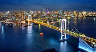 Japonya dünyanın en orijinal kültürlerinden birine sahip. Başkent Tokyo ise tarihi derinliği ve tüm ihtişamıyla yüzlerce yıldır Japon kültürüne ayna tutmayı başarıyor. Dokusunu yıllardır koruyan Budist tapınaklarından modern gökdelenlere, Uzak Doğu lezzetlerinden ışıltılı sokaklara dek şaşırtıcı pek çok detay burada seni bekliyor.