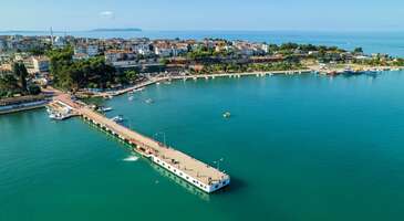 Türkiye’nin en mutlu şehri olarak öne çıkan Sinop konumu, Karadeniz’in hırçın dalgalarına ev sahipliği yapan plajları, lezzetli yöresel yemekleri ve tertemiz havasıyla gördüğü ilgiyi fazlasıyla hak ediyor.
Antik dönemlerden günümüze kadar Karadeniz’in en aktif yerleşimlerinden biri olan Sinop, aynı zamanda bölgenin tek doğal limanına sahip. Dijoyen’in memleketinde farklı bir tatil deneyimine hazırsan, içeriğimizi hemen okumaya başlayabilirsin.