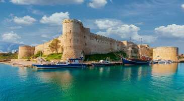Girne tarihî dokusu, doğal güzellikleri ve canlı atmosferiyle ziyaretçilerini büyülemeye devam ediyor. Binlerce yıllık tarihî geçmişe sahip şehir, her köşesinde farklı bir hikâye barındırıyor. Girne Kalesi'nin görkemli manzarasından, Bellapais Manastırı'nın huzurlu atmosferine, Alagadi Plajının masmavi sularına kadar keşfedilecek çok yer bulunuyor.