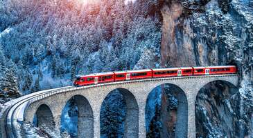 Günümüzde özellikle uzun mesafelerde artık çok fazla tercih edilmese de trenle yolculuğun yeri başka! İşte, trenlerle nefes kesen manzaralar eşliğinde seyahat edebileceğiniz birbirinden güzel rotalar…