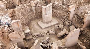 2019, “Göbeklitepe Yılı” ilan edildi. Yeni yılda adını sık sık duyacağımız Göbeklitepe’yi bilmiyorsan da üzülme. Bilmemek değil öğrenmemek ayıp diyerek bu önemli tarihi mirası anlattım. Bu yazıyı okuduktan sonra ayıp olansa gezmemek.
