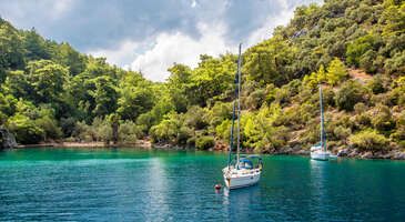 Mavi yolculuğun ilk adreslerinden olan Göcek, denizin ve ormanın iç içe olduğu, eşsiz koyları, rüzgarı ve tertemiz doğasıyla ruhunu dinlendirebileceğin bir güzelliğe sahip. Yaz tatilinin vazgeçilmez adreslerinden olan Göcek, muhteşem koyların yanı sıra tarihe yolculuk yapabileceğin ve tarihe ışık tutan değerlere sahip.