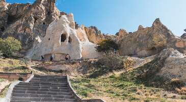 Göreme, Kapadokya'nın kalbinde yer alan eşsiz bir bölge. Doğal oluşumları, tarihi mirası ve muhteşem panoraması ile Göreme, her yıl milyonlarca kişi tarafından ziyaret ediliyor. Doğal olarak Göreme’de gezilecek yerler hem doğa hem kültür hem de tarihi anlamda oldukça değerli.
