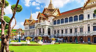 Büyüleyici tapınaklarıyla ünlü Bangkok, aynı zamanda hareketli sokak pazarı kültürü, lezzet dolu sokak yemekleri ve modern şehir yaşamıyla Asya’nın en canlı ve renkli şehirlerinden. Tayland’ın başkenti olan Bangkok, hem geleneksel hem de modern unsurların kusursuz bir uyum içinde bir araya geldiği eşsiz bir yer.