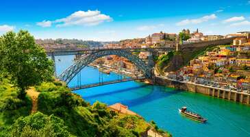 Uzaklarda bir yerlerde ama bir o kadar da yakındaymış hissi yaşayacağın bir yolculuğa hazır mısın? Avrupa&rsquo;nın Atlas Okyanusu&rsquo;na a&ccedil;ılan kapısı olan Portekiz, her k&ouml;şesinde tarihin derin izlerini ve doğanın g&uuml;zelliğini sergiliyor ve sana b&uuml;y&uuml;leyici bir gezi atmosferi oluşturuyor. Portekiz, antik surlarla &ccedil;evrili şehirlerinden altın sarısı kumsallarına, masalsı saraylarından melankolik Fado tınılarının yankılandığı dar sokaklarına kadar her adımda farklı bir hik&acirc;ye anlatıyor. Keşifler &Ccedil;ağı'nın cesur ruhunu taşıyan Lizbon, Douro Nehri kenarına inci gibi dizilmiş renkli evleriyle Porto ve g&uuml;neyin g&uuml;neşli falezleri, seni unutulmaz bir keşif yolculuğuna &ccedil;ıkaracak. &Ccedil;&uuml;nk&uuml; Portekiz, modern ve gelenekselin kusursuz uyumuyla i&ccedil; i&ccedil;e ge&ccedil;tiği, etkileyici bir seyahat rotası. Bir &uuml;lkeye seyahat ederken, her şeyi doğru yapıp yapmadığına dair kaygılar yaşayabilirsin. Ama merak etme, biz bu yolculuğun her adımında yanında olacağız. Portekiz nasıl bir &uuml;lke? Portekiz, Avrupa&rsquo;nın en batı ucunda Atlas Okyanusu&rsquo;nun kıyısında yer alıyor. &Uuml;lke, k&ouml;kl&uuml; denizcilik tarihi, melankolik Fado m&uuml;ziği ve misafirperverliği ile &uuml;nl&uuml;. Orta &Ccedil;ağ&rsquo;dan kalma kaleleri, el iş&ccedil;iliği &ccedil;inilerle (azulejo) s&uuml;sl&uuml; binaları ve saraylarıyla bilinen Portekiz, tarih meraklılarını b&uuml;y&uuml;l&uuml;yor. Algarve&rsquo;nin altın sarısı falezleri ve Douro Vadisi&rsquo;nin yemyeşil &uuml;z&uuml;m bağları da doğa tutkunlarını kendine &ccedil;ekiyor. Portekiz&rsquo;de modern dinamizmi Lizbon ve Porto gibi metropollerde yaşarken, taş evli k&ouml;ylerde de geleneksel yaşamı derinden hissedebilirsin.&nbsp; Porto ile Lizbon arası ne kadar s&uuml;r&uuml;yor? Porto ile Lizbon arası yaklaşık 310 kilometre. İki şehri birbirine bağlayan en hızlı se&ccedil;enek ise Portekiz'in ulusal demiryolu olan CP tarafından işletilen &ldquo;Alfa Pendular&rdquo; y&uuml;ksek hızlı trenler. Bu trenleri kullanarak yaklaşık 2 saat 50 dakika i&ccedil;inde Lizbon&rsquo;a ulaşabilirsin. Ara&ccedil; kiralayarak A1 otoyolunda yapılacak bir seyahat ise trafiğe bağlı olarak yaklaşık 3-3,5 saat s&uuml;r&uuml;yor. Daha ekonomik bir alternatif olan şehirler arası otob&uuml;slerle (Rede Expressos veya FlixBus) yolculuk s&uuml;resi 3,5 ile 4 saat arasında değişiyor. Portekiz&rsquo;de hangi b&ouml;lgede kalmak daha mantıklı? Portekiz&rsquo;de konaklama tercihi tamamen seyahat amacına g&ouml;re değişiyor. &Uuml;lkeye ilk kez gidiyorsan en mantıklı başlangı&ccedil; noktası, merkez&icirc; konumu ve ulaşım ağının genişliği nedeniyle Lizbon. Şehri ve &ccedil;evresindeki Sintra ile Cascais gibi ikonik noktaları keşfetmek i&ccedil;in Baixa veya Chiado b&ouml;lgelerinde konaklayabilirsin. Eğer &ouml;nceliğin romantik bir atmosfer, eşsiz bir mimar&icirc; doku ve d&uuml;nyaca &uuml;nl&uuml; şarap tadımları ise kuzeyin incisi Porto (&ouml;zellikle Ribeira b&ouml;lgesi) g&uuml;zel bir tercih olabilir. Yaz tatili, g&uuml;neş ve deniz odaklı bir rota planlıyorsan, g&uuml;neydeki Algarve b&ouml;lgesinin merkezi Lagos veya Albufeira kasabaları, Portekiz&rsquo;de yolunu kolaylaştıracak duraklar arasında yer alıyor.&nbsp; {calismasaatleri}Portekiz&rsquo;e gitmeden &ouml;nce bilmen gerekenler Vize: T.C. vatandaşı umuma mahsus (bordo) pasaport sahiplerinin Portekiz&rsquo;e giriş yapabilmesi i&ccedil;in Schengen vizesi alması gerekiyor. Hususi (yeşil) pasaport sahipleri ise 180 g&uuml;n i&ccedil;inde 90 g&uuml;n&uuml; aşmamak kaydıyla vizeden muaf. Detaylı bilgiye, T&uuml;rkiye Cumhuriyeti Dışişleri Bakanlığı resm&icirc; web sitesi &uuml;zerinden ulaşabilirsin. En iyi ay: Portekiz&rsquo;i ziyaret etmek i&ccedil;in en ideal zamanlar, bahar ayları olan nisan ile haziran arası ve sonbaharın başlangıcı olan eyl&uuml;l ile ekim ayları. Bu d&ouml;nemlerde hava sıcaklıkları &uuml;lkeyi gezmek i&ccedil;in &ccedil;ok uygun. Bu aylarda yazın bunaltıcı sıcakları ve yoğun turistik kalabalığı yok. Keyifli bir Portekiz seyahati i&ccedil;in bu ayları tercih edebilirsin. Para birimi: Portekiz, Avrupa Birliği &uuml;yesi olduğu i&ccedil;in resm&icirc; para birimi olarak euro kullanılıyor. Şehir merkezlerinde ve turistik noktalarda kredi kartı kullanımı olduk&ccedil;a yaygın. Ancak k&uuml;&ccedil;&uuml;k kasabalardaki yerel d&uuml;kk&acirc;nlar i&ccedil;in yanında nakit bulundurman faydalı olabilir. Dil: &Uuml;lkenin resm&icirc; dili Portekizce. Ancak turistik b&ouml;lgelerde, otellerde ve restoranlarda İngilizce konuşma oranı &ccedil;ok y&uuml;ksek. Portekizliler, komşuları İspanyollara g&ouml;re İngilizceyi daha iyi biliyor. Ulaşım: Portekiz&rsquo;de şehirler arası ulaşım, gelişmiş bir demir yolu (CP) ve otob&uuml;s ağı (Rede Expressos) ile sağlanıyor. Lizbon ile Porto gibi şehirlerde metro ve ikonik sarı tramvaylar &ccedil;ok pop&uuml;ler. Sahil b&ouml;lgelerini ve gizli koyları keşfetmek i&ccedil;in ara&ccedil; kiralamak en iyi se&ccedil;enek. Elektrik: Portekiz'de T&uuml;rkiye'deki gibi standart Avrupa tipi ikili (C ve F tipi) prizler kullanılıyor (230V). T&uuml;rkiye'den g&ouml;t&uuml;receğin elektronik aletler i&ccedil;in herhangi bir priz d&ouml;n&uuml;şt&uuml;r&uuml;c&uuml;ye (adapt&ouml;re) ihtiyacın olmayacak. İnternet: Oteller, restoranlar ve havaalanları gibi kamusal alanların &ccedil;oğunda &uuml;cretsiz Wi-Fi hizmeti sunuluyor. T&uuml;rkiye hatlarını da roaming (uluslararası dolaşım) ile kullanabilirsin. Ancak y&uuml;ksek &uuml;cretlerden ka&ccedil;ınmak i&ccedil;in yerel bir SIM kart veya e-SIM satın almanı &ouml;neririz.{/calismasaatleri} {insightBoxStart}Porte​kiz seyahatin i&ccedil;in ipu&ccedil;ları En iyi fotoğraf noktası: Portekiz'in her k&ouml;şesi kartpostal gibi olsa da Sintra'daki Pena Sarayı'nın rengarenk terasları ve kuleleri, en ikonik kareleri yakalayabileceğin &ouml;zel noktalar. Porto'da ise Dom Luis I K&ouml;pr&uuml;s&uuml;'n&uuml;n &uuml;zerinden Douro Nehri ve Ribeira b&ouml;lgesinin g&uuml;n batımı fotoğraflarını &ccedil;ekebilirsin. Lizbon'un dar sokaklarından ge&ccedil;en Sarı Tramvay (28 numara) da nostaljik fotoğraflar i&ccedil;in vazge&ccedil;ilmez. Yeme-i&ccedil;me: Portekiz mutfağının yıldızı, 365 farklı tarifle pişirildiği s&ouml;ylenen kurutulmuş morina balığı &ldquo;bacalhau&rdquo;. Tatlı olarak ise dışı &ccedil;ıtır, i&ccedil;i nefis krema dolgulu &ldquo;pastel de nata&rdquo; tartlarını, yanına bir "bica" (espresso) ile tadabilirsin. Porto'nun meşhur ve doyurucu lezzeti &ldquo;francesinha&rdquo; ile Alentejo b&ouml;lgesinin zengin şarapları da gastronomi listesinde &uuml;st sıralarda yer alıyor.{insightBoxEnd} 1. Ribeira - Porto Porto&rsquo;nun kalbi sayılan Douro Nehri&rsquo;nin kıyısındaki Ribeira, zamanın Orta &Ccedil;ağ atmosferinde donduğu benzersiz bir yer. UNESCO D&uuml;nya Mirası Listesi&rsquo;ndeki Porto tarih&icirc; merkezinin kalbi Ribeira, &uuml;st &uuml;ste biniyormuş gibi g&ouml;r&uuml;nen rengarenk evleri, daracık labirent sokakları ve hareketli rıhtımı ile &uuml;nl&uuml;. Rıhtımdaki restoranlardan y&uuml;kselen taze deniz &uuml;r&uuml;n&uuml; kokuları, nehir &uuml;zerinde s&uuml;z&uuml;len geleneksel şarap tekneleriyle birleştiğinde, kendini bir kartpostalın i&ccedil;inde y&uuml;r&uuml;yormuş gibi hissedebilirsin. Ribeira, aynı zamanda Porto&rsquo;nun melankolik ama bir o kadar da mağrur ruhunu en saf haliyle hissedeceğin canlı bir m&uuml;ze. G&uuml;neş battığında, metalik dev Dom Luis I K&ouml;pr&uuml;s&uuml;'n&uuml;n g&ouml;lgesi altında bambaşka bir kimliğe b&uuml;r&uuml;n&uuml;yor. Sokak sanat&ccedil;ılarının ezgileri eşliğinde nehre karşı Porto şarabı yudumlarken bu şehrin neden "yenilmez" (Invicta) olarak anıldığını anlayacaksın. Konum Linki 2. Livraria Lello - Porto Livraria Lello, d&uuml;nyanın en g&uuml;zel kitap&ccedil;ılarından biri olarak kabul ediliyor. Burası, Porto&rsquo;nun kalbinde Neo-Gotik mimarinin r&uuml;ya gibi bir atmosfer ile buluştuğu &ouml;zel bir nokta. 1906 yılında kapılarını a&ccedil;an tarih&icirc; mek&acirc;n, ahşap iş&ccedil;iliği ve tavanı s&uuml;sleyen vitrayları ile &uuml;nl&uuml;. Kitap&ccedil;ının tam merkezindeki kıvrımlı ve kırmızı basamaklı ikonik merdiven de adeta bir sanat eseri. J.K. Rowling&rsquo;in Harry Potter evrenini kurgularken bu atmosferden ilham aldığına dair efsaneler var. Mek&acirc;nın gizemli ve masalsı havası, burayı sadece kitap tutkunları i&ccedil;in değil, her gezgin i&ccedil;in pop&uuml;ler bir durak haline getiriyor. Yazarların derin ruhunun estetik ile birleştiği Livraria Lello&rsquo;nun kitap rafları arasında dolaşırken zamanın yavaşladığını hissedebilirsin. Binanın dış cephesindeki sanat ve bilim fig&uuml;rleri de i&ccedil;erideki g&ouml;rkemli tavan s&uuml;slemeleri ile birleşerek sana her k&ouml;şede yeni bir detay sunacak. Livraria Lello, y&uuml;ksek vizyona ve kalite tutkusuna sahip bir mek&acirc;nın nasıl &ouml;l&uuml;ms&uuml;z bir ikona d&ouml;n&uuml;şebileceğinin en g&uuml;zel &ouml;rneği. Konum Linki 3. Dom Luis I K&ouml;pr&uuml;s&uuml; - Porto Porto&rsquo;nun en ikonik sil&uuml;eti olan Dom Luis I K&ouml;pr&uuml;s&uuml;, Douro Nehri &uuml;zerinde y&uuml;kselen demir bir m&uuml;hendislik harikası. 1886 yılında yapılan g&ouml;rkemli k&ouml;pr&uuml;, sadece iki yakayı değil, aynı zamanda Porto&rsquo;nun k&ouml;kl&uuml; tarihini ve end&uuml;striyel g&uuml;c&uuml;n&uuml; de birbirine bağlıyor. Dom Luis I K&ouml;pr&uuml;s&uuml;, &ccedil;ift katlı yapısıyla d&uuml;nyada eşine az rastlanır bir estetiğe sahip. K&ouml;pr&uuml;n&uuml;n &uuml;st katında y&uuml;r&uuml;rken, Porto&rsquo;nun Ribeira b&ouml;lgesini ve karşı kıyıdaki şarap mahzenlerini kuş bakışı izleyebilirsin. Şehrin her noktasından g&ouml;r&uuml;lebilen Dom Luis I K&ouml;pr&uuml;s&uuml;, dayanıklılığın ve g&uuml;venin simgesi. Akşam saatlerinde ışıklandırıldığında nehrin &uuml;zerine d&uuml;şen yansıması ile Dom Luis I K&ouml;pr&uuml;s&uuml;, Porto&rsquo;nun &ouml;l&uuml;ms&uuml;z karakterini temsil eden bir sanat eserine d&ouml;n&uuml;ş&uuml;yor. Konum Linki 4. Bom Jesus do Monte Tapınağı - Braga Portekiz&rsquo;in en b&uuml;y&uuml;leyici din&icirc; ve mimar&icirc; anıtlarından olan Bom Jesus do Monte, Braga şehrinin &uuml;zerinde estetik g&ouml;r&uuml;n&uuml;m&uuml;yle dikkat &ccedil;ekiyor. UNESCO D&uuml;nya Mirası Listesi&rsquo;ne alınan bu kutsal alan, &ouml;zellikle o efsanevi Barok mimar&icirc; tarzındaki zikzak merdivenleri ile &uuml;nl&uuml;. "Kutsal Yol"u temsil eden bu basamaklar boyunca uzanan &ccedil;eşmeler ve heykeller ise ziyaret&ccedil;ileri adeta huzurlu bir yolculuğa &ccedil;ıkarıyor.&nbsp; Merdivenlerin her iki yanındaki kusursuz simetri ve bembeyaz taş iş&ccedil;iliği, hassas matematiksel dengeyi g&ouml;steriyor. Zirveye ulaştığında ise t&uuml;m Braga&rsquo;yı ve &ccedil;evredeki yemyeşil vadileri ayaklarının altına seren muhteşem bir manzara seni karşılayacak. Tepedeki 1882&rsquo;den beri sadece suyun g&uuml;c&uuml;yle &ccedil;alışan tarih&icirc; f&uuml;nik&uuml;ler de m&uuml;hendislik ve doğanın uyum i&ccedil;inde yaşayabileceğinin en eski kanıtlarından. Konum Linki 5. Guimaraes Kalesi - Castelo de Guimaraes UNESCO D&uuml;nya Mirası Listesi'ndeki Guimaraes Kalesi, Portekiz&rsquo;in ulusal kimliğinin doğduğu yer. Kale, 10. y&uuml;zyılda b&ouml;lgeyi Mağribi ve Norman akınlarından korunmak i&ccedil;in yapılan g&ouml;rkemli bir Orta &Ccedil;ağ savunması. &Uuml;lkenin temellerinin bu surların g&ouml;lgesinde atıldığına inanıldığı i&ccedil;in kale, "Ulusun Beşiği" sayılıyor. Guimaraes Kalesi, sarp kayalıklar &uuml;zerine oturtulmuş yedi devasa kulesi ve sert granit duvarları ile seni ş&ouml;valyelerle dolu epik bir hik&acirc;yenin i&ccedil;ine &ccedil;ekecek. Kalenin surlarında y&uuml;r&uuml;rken Guimaraes şehrinin tarih&icirc; dokusunu ve yemyeşil vadileri g&ouml;rebilirsin. Kalenin tam ortasında y&uuml;kselen ana kule ise g&uuml;n&uuml;m&uuml;zde Portekiz&rsquo;in kuruluşuyla ilgili sergilere ev sahipliği yapan bir m&uuml;ze. Bu anıtsal yapı, yanındaki Romanesk tarzdaki Sao Miguel Şapeli ve g&ouml;rkemli Braganza D&uuml;kleri Sarayı ile birlikte Portekiz&rsquo;in ge&ccedil;mişini en etkileyici haliyle sunuyor. Konum Linki 6. Douro Vadisi D&uuml;nyanın en eski şarap b&ouml;lgesi olan Douro Vadisi, doğanın c&ouml;mertliği ile insan emeğinin sanat eserine d&ouml;n&uuml;şt&uuml;ğ&uuml; bir cennet. Douro Nehri&rsquo;nin kıvrımları boyunca ilerleyen dik yama&ccedil;lar, binlerce yıldır insan emeği olan &uuml;z&uuml;m bağları ile s&uuml;sl&uuml;. Nehir boyunca s&uuml;z&uuml;len tekneler ve vadiyi takip eden tren yolu ise b&ouml;lgeyi sadece bir tarım alanı değil, l&uuml;ks&uuml;n ve huzurun buluşma noktası haline getiriyor. Douro Vadisi, şehirlerin karmaşasından uzakta masalsı bir ortam sunuyor. Yama&ccedil;ları s&uuml;sleyen "Quinta" adı verilen tarih&icirc; malikanelerin teraslarında d&uuml;nyanın en kaliteli Porto şaraplarını yudumlayabilirsin. Buradaki her &uuml;z&uuml;m salkımında y&uuml;zyılların tecr&uuml;besi ve sarsılmaz bir kalite geleneği saklanıyor. Douro, sadece bir vadi değil, sarp kayalıkların bile azim ve vizyonla nasıl bir cennete d&ouml;n&uuml;şeceğinin en g&uuml;zel kanıtı. Konum Linki {insightBoxStart}Yazar Notu: Porto&rsquo;dan kalkan trenlerle gidebileceğin Douro Vadisi, d&uuml;nyanın en g&uuml;zel tren rotalarından biri olarak kabul ediliyor. Burada dikkat etmen gereken &ouml;nemli bir detay bulunuyor. Nehir manzarasını kesintisiz izleyebilmek i&ccedil;in gidiş y&ouml;n&uuml;nde trenin sağ tarafına oturmanı tavsiye ederiz. &Ouml;zellikle Pinhao&rsquo;ya kadar uzanan parkurda raylar, nehire sıfır ilerliyor.{insightBoxEnd} 7. Pinhao Douro Vadisi&rsquo;nin tam kalbindeki nehrin kıvrımları arasında gizlenen Pinhao, şarap d&uuml;nyasının huzurlu başkenti. Bu k&uuml;&ccedil;&uuml;k ama etkileyici kasaba, d&uuml;nya &ccedil;apında &uuml;nl&uuml; &uuml;z&uuml;m bağları (Quintas) ile &uuml;nl&uuml;. Pinhao&rsquo;yu eşsiz kılan en &ouml;nemli detay ise d&uuml;nyanın en g&uuml;zel tren istasyonlarından biri sayılan tarih&icirc; demir yolu durağı. İstasyonun duvarlarını s&uuml;sleyen ve b&ouml;lgedeki bağ bozumu hik&acirc;yelerini anlatan 24 tane devasa azulejo (mavi-beyaz seramik) panosu, m&uuml;ze hissi yaratıyor.&nbsp; İstasyonun her k&ouml;şesini s&uuml;sleyen sanat eserleri, ge&ccedil;mişin emeğini g&uuml;n&uuml;m&uuml;z&uuml;n estetiği ile buluşturuyor. Pinh&atilde;o&rsquo;da hayat ise Douro Nehri&rsquo;nin akışı gibi sakin ama huzurlu akıyor. &Ouml;zellikle nehir kıyısındaki şık rıhtımda y&uuml;r&uuml;rken, asırlık şarap mahzenlerinden gelen meşe kokularını alabilir, her k&ouml;şede tablo g&uuml;zelliğinde fotoğraflar &ccedil;ekebilirsin.&nbsp; Konum Linki 8. Aveiro Portekiz&rsquo;in Venedik&rsquo;i olarak bilinen Aveiro, Atlas Okyanusu kıyısındaki kanalları ve renkli atmosferi ile &uuml;nl&uuml; romantik bir sahil şehri. Aveiro&rsquo;nun karakterini belirleyen &ouml;zellik ise bir zamanlar lag&uuml;nden yosun toplamak i&ccedil;in kullanılan, g&uuml;n&uuml;m&uuml;zde ise turistleri gezdiren "moliceiro" adlı geleneksel tekneler. Venedik gondollarını andıran bu rengarenk tekneler ile kanallar arasında keyifli bir gezinti yapabilirsin. Art Nouveau tarzındaki zarif binaların arasından tekne ile ge&ccedil;mek, Aveiro&rsquo;nun tarih&icirc; dokusunu keşfetmenin en g&uuml;zel yolu.&nbsp; Kanallar boyunca sıralanan kafeler ve palmiye ağa&ccedil;ları da sana Avrupa&rsquo;nın huzurlu liman atmosferini hissettirecek. Aveiro merkezini gezdikten sonra sadece birka&ccedil; kilometre uzaklıktaki Costa Nova b&ouml;lgesine de mutlaka uğramalısın. Burası yan yana dizilmiş dikey &ccedil;izgili ve parlak renkli balık&ccedil;ı evleriyle (palheiros) d&uuml;nyanın en g&uuml;zel noktalarından biri. Okyanusun taze esintisini hissedeceğin Aveiro&rsquo;da masmavi manzaralar eşliğinde &uuml;nl&uuml; tatlı &ldquo;ovos moles&rdquo; deneyerek b&uuml;t&uuml;n yorgunluğunu atabilirsin. Konum Linki 9. Costa Nova do Prado Atlas Okyanusu ile lag&uuml;n&uuml;n buluştuğu noktada uzanan Costa Nova do Prado, d&uuml;nyanın en karakteristik mimar&icirc; manzaralarından birine sahip. Burayı eşsiz kılan şey, "palheiros" olarak bilinen dikey &ccedil;izgili, rengarenk boyanmış ahşap evler. Portekiz kartpostallarını s&uuml;sleyen bu evler, başlangı&ccedil;ta balık&ccedil;ıların malzemelerini sakladığı ve barındığı depolar olarak yapılmış. G&uuml;n&uuml;m&uuml;zde canlı kırmızı, mavi, sarı ve yeşil renkleriyle &uuml;nl&uuml; evler, yazlık konutlara d&ouml;n&uuml;şm&uuml;ş durumda. Nehir boyunca sıralanan evlerin oluşturduğu g&ouml;kkuşağı manzarası, adeta bir film platosu hissi veriyor. Costa Nova, sahil kasabası atmosferiyle de &ccedil;ok seviliyor. Bir yanda nehrin dingin sularını, diğer yanda ise u&ccedil;suz bucaksız kumsalları ve hır&ccedil;ın dalgalarıyla &uuml;nl&uuml; okyanus kıyısını izleyebilirsin. Yerel pazarlarda her sabah taze deniz &uuml;r&uuml;nleri bulabilir veya sahil şeridindeki restoranlarda okyanusa &ouml;zg&uuml; lezzetler tadabilirsin. B&ouml;lgenin meşhur devasa krepleri "bolacha americana" ve &ccedil;ıtır &ccedil;ıtır "tripa", mutlaka denemeni &ouml;nerdiğimiz lezzetler. Konum Linki 10. Joanina K&uuml;t&uuml;phanesi (Biblioteca Joanina) Portekiz&rsquo;in tarih&icirc; simgelerinden biri olan Joanina K&uuml;t&uuml;phanesi, d&uuml;nyanın en zengin Barok k&uuml;t&uuml;phanelerinden biri. 18. y&uuml;zyılda inşa edilen bu mimar&icirc; şaheser, altın varaklı oymaları, egzotik ahşap s&uuml;slemeleri ve fresklerle s&uuml;sl&uuml; tavanlarıyla seni bir masal d&uuml;nyasına davet ediyor. K&uuml;t&uuml;phanenin &uuml;&ccedil; b&uuml;y&uuml;k salonu, tavana kadar uzanan binlerce deri ciltli paha bi&ccedil;ilemez kitaba ev sahipliği yapıyor. Bu g&ouml;rkemli yapı, Portekiz İmparatorluğu'nun o d&ouml;nemdeki g&uuml;c&uuml;n&uuml; ve sanata verdiği &ouml;nemi simgeleyen bir anıt. Geceleri k&uuml;t&uuml;phanenin sessizliğini bozan minik kanat &ccedil;ırpışlarının, asırlık kitapları nasıl koruduğunu duyunca &ccedil;ok şaşıracaksın. Sence bu kadim dostlar kim olabilir? K&uuml;t&uuml;phanenin b&uuml;y&uuml;leyici g&uuml;zelliğinin ardında ise kitapları korumak i&ccedil;in geliştirilmiş sıra dışı ve ekolojik bir y&ouml;ntem yatıyor. Geceleri k&uuml;t&uuml;phanenin sessizliğini bozan minik kanat &ccedil;ırpışlarının kime ait olduğunu duyunca &ccedil;ok şaşıracaksın. Yarasalar. Yanlış duymadın, asırlık kitapların korunmasına yardımcı olan bu minik dostlar, yarasalar. K&uuml;t&uuml;phanenin kalın duvarları ve sabit nem oranı kitapları korurken, geceleri ortaya &ccedil;ıkan k&uuml;&ccedil;&uuml;k yarasa kolonisi de kağıtlara zarar verebilecek b&ouml;cekleri avlayarak doğal bir koruma kalkanı oluşturuyor.&nbsp; Konum Linki {{campaignsSlider}} 11. Bussaco (Bu&ccedil;aco) Ormanı Masal diyarını andıran Bussaco (Bu&ccedil;aco) Ormanı, y&uuml;zyıllar boyunca Karmelit keşişleri tarafından korunan ve "yery&uuml;z&uuml;ndeki cennet" olarak tasvir edilen bir doğa harikası. 105 hektarlık devasa alan, d&uuml;nyanın d&ouml;rt bir yanından getirilmiş egzotik bitki t&uuml;rleri, asırlık sedir ağa&ccedil;ları ve gizemli patikalarla dolu. Ormanın derinliklerinde y&uuml;r&uuml;rken karşına taş şapeller, huzur veren şelaleler ve meşhur "Soğuk &Ccedil;eşme" (Fonte Fria) &ccedil;ıkacak. Bu atmosfer, seni modern d&uuml;nyadan tamamen kopararak mistik bir yolculuğa &ccedil;ıkaracak. Ormanın kalbinde t&uuml;m ihtişamıyla y&uuml;kselen Bussaco Palace Hotel ise d&uuml;nyanın en g&ouml;rkemli otellerinden biri olarak kabul ediliyor. 19. y&uuml;zyılın sonunda Portekiz kraliyet ailesi i&ccedil;in bir av k&ouml;şk&uuml; olarak inşa edilen yapı, Manuelin (Portekiz Gotik) mimarisinin zirve noktası. Yapının dış cephesindeki dantel gibi işlenmiş taş oymaları ve i&ccedil; mek&acirc;ndaki devasa azulejo (&ccedil;ini) panoları, g&ouml;r&uuml;lmeye değer. Saray atmosferini yaşatan y&uuml;ksek tavanlı salonlar ise sana bir m&uuml;zede uyuyormuş hissi verecek.&nbsp; Konum Linki 12. F&aacute;tima Portekiz&rsquo;in en &ouml;nemli inan&ccedil; merkezlerinden olan F&aacute;tima, her yıl milyonlarca ziyaret&ccedil;iyi ağırlıyor. Buranın kaderi, 1917 yılında &uuml;&ccedil; &ccedil;oban &ccedil;ocuğun Meryem Ana&rsquo;yı g&ouml;rd&uuml;klerini m&uuml;jdelemesi ile değişmiş. F&aacute;tima, bir anda k&uuml;&ccedil;&uuml;k bir k&ouml;yden &ouml;nemli bir kutsal alana d&ouml;n&uuml;şm&uuml;ş. Meydanda g&ouml;receğin Tesbihli Meryem Ana Bazilikası, bembeyaz kulesi ile adeta g&ouml;ky&uuml;z&uuml;ne uzanıyor. Meydanın diğer ucunda ise modern mimarisi ile dikkat &ccedil;eken d&uuml;nyanın en b&uuml;y&uuml;k kiliselerinden En Kutsal &Uuml;&ccedil;l&uuml; Kilisesi yer alıyor. Bu meydan, geceleri binlerce inananın katıldığı fener alayları ve mum ışıklarıyla aydınlanıyor. F&aacute;tima, aynı zamanda Portekiz&rsquo;in kırsal tarihine a&ccedil;ılan bir kapı. Bazilikanın yakınındaki Apparitions Şapeli, kutsal alanın kalbi sayılıyor. Şehre y&uuml;r&uuml;y&uuml;ş mesafesindeki Aljustrel k&ouml;y&uuml;nde ise Meryem Ana'yı g&ouml;rd&uuml;ğ&uuml; s&ouml;ylenen &ccedil;ocukların yaşadığı taş evler, m&uuml;zeye d&ouml;n&uuml;şt&uuml;r&uuml;lm&uuml;ş durumda. F&aacute;tima&rsquo;nın sessizliği ve kendine &ouml;zg&uuml; atmosferi seni etkileyecek. Konum Linki 13. Batalha Manastırı (Mosteiro da Batalha) Portekiz&rsquo;in en g&ouml;rkemli Gotik mimar&icirc; eserlerinden sayılan Batalha Manastırı, 1385 yılındaki Aljubarrota Savaşı'nın zaferini kutlamak amacıyla inşa edilmiş. UNESCO D&uuml;nya Miras Listesi&rsquo;ne giren etkileyici manastır, Portekiz&rsquo;e &ouml;zg&uuml; denizcilik motiflerinin işlendiği Manuelin tarzının kusursuz bir &ouml;rneği. Manastırın dış cephesindeki dantel gibi işlenmiş taş oymalar, devasa kuleler ve g&ouml;ky&uuml;z&uuml;ne uzanan payandalar, daha kapıdan girmeden manastırın ihtişamını hissettiriyor. Batalha Manastırı&rsquo;nın en gizemli b&ouml;l&uuml;m&uuml; ise "Bitmemiş Şapeller" (Capelas Imperfeitas). Bu b&ouml;l&uuml;m, g&ouml;ky&uuml;z&uuml;ne a&ccedil;ılan tavanı ve hi&ccedil; tamamlanmamış devasa s&uuml;tunları ile &uuml;nl&uuml;. Burası bitmemiş olmasına rağmen d&uuml;nyanın en g&uuml;zel mimar&icirc; alanlarından biri olarak kabul ediliyor. Kraliyet Avlusu&rsquo;nun huzurlu atmosferi ve Portekiz monarşisinin &ouml;nemli isimlerinin mezarı olan Kurucu Şapeli de tarihin derin izlerini taşıyor. Akşam saatlerinde sarı ışıklarla aydınlatılan taş duvarlar, Batalha&rsquo;yı Portekiz&rsquo;in taş iş&ccedil;iliği sembol&uuml; haline getiriyor. Konum Linki 14. Nazar&eacute; Atlas Okyanusu kıyısındaki Nazar&eacute;, geleneksel balık&ccedil;ı kasabası ruhu ile doğanın g&uuml;c&uuml;n&uuml; birleştiren d&uuml;nyanın en ikonik sahillerinden. Kasabaya kayalığının &uuml;zerindeki S&iacute;tio b&ouml;lgesinden baktığında Atlas Okyanusu&rsquo;nun sonsuz maviliği ve aşağıda uzanan altın sarısı kumsalların tablo gibi manzarasını g&ouml;rebilirsin. K&uuml;&ccedil;&uuml;k kasaba, eskiden sadece rengarenk kıyafetli balık&ccedil;ı kadınları ve sahilde kurutulan balıklarıyla tanınıyordu. G&uuml;n&uuml;m&uuml;zde ise Nazar&eacute;, Kuzey Plajı&rsquo;nın (Praia do Norte) devasa dalgalarıyla bir d&uuml;nya fenomenine d&ouml;n&uuml;şm&uuml;ş durumda.&nbsp; Nazar&eacute;&rsquo;yi asıl &uuml;ne kavuşturan şey, deniz tabanındaki derin bir kanyonun etkisiyle oluşan ve y&uuml;ksekliği 30 metreyi bulabilen dev dalgalar. Kuzey Plajı, &ouml;zellikle kış aylarında d&uuml;nyanın en cesur s&ouml;rf&ccedil;&uuml;lerini ağırlıyor. Devasa dalgaların kıyıdaki deniz fenerine &ccedil;arpmasıyla ortaya &ccedil;ıkan b&uuml;y&uuml;leyici manzaralar da g&ouml;r&uuml;lmeye değer. Nazar&eacute;, okyanus kıyısında taze deniz &uuml;r&uuml;nleri tatmak veya akşam&uuml;st&uuml; romantik g&uuml;n batımları seyretmek istersen Portekiz&rsquo;deki en g&uuml;zel adreslerden. Konum Linki 15. Obidos Obidos, Portekiz&rsquo;in en iyi korunmuş Orta &Ccedil;ağ kasabalarından biri. Kasaba, etrafını tamamen saran g&ouml;rkemli surları ve begonvillerle s&uuml;sl&uuml; beyaz evleriyle bir masal diyarını andırıyor. Obidos, Portekiz krali&ccedil;elerine d&uuml;ğ&uuml;n hediyesi olarak verilmesi nedeniyle "D&uuml;ğ&uuml;n Hediyesi Kasaba" olarak biliniyor. Kasabanın daracık taş sokakları ve Gotik kapıları, b&uuml;y&uuml;leyici bir atmosfere sahip. En y&uuml;ksek noktada g&ouml;receğin etkileyici kale ise bug&uuml;n l&uuml;ks bir konaklama merkezi olarak hizmet veriyor. Surların &uuml;zerinde d&uuml;zenlenen turlara katılarak, tarih&icirc; kasabanın ve &uuml;z&uuml;m bağlarının panoramik manzarasını izleyebilirsin.&nbsp; Obidos, k&uuml;lt&uuml;rel festivalleri ve y&ouml;resel lezzetleriyle de &uuml;nl&uuml;. Kasabanın ana caddesi Rua Direita&rsquo;nın her k&ouml;şesinde turistlere Obidos&rsquo;un simgesi haline gelen Ginjinha de &Oacute;bidos (vişne lik&ouml;r&uuml;) ikram ediliyor. Bu aromatik i&ccedil;kinin &ccedil;ikolatadan yapılmış k&uuml;&ccedil;&uuml;k kadehler ile servis edilmesi ise buraya &ouml;zg&uuml; bir rit&uuml;el. UNESCO Edebiyat Şehri se&ccedil;ilen Obidos&rsquo;da eski kiliselerin devasa k&uuml;t&uuml;phanelere ve kitap&ccedil;ılara d&ouml;n&uuml;şt&uuml;r&uuml;lmesi, sanat tutkunlarını da buraya &ccedil;ekiyor.&nbsp; Konum Linki 16. Berlengas Adaları Peniche kıyılarından 10 kilometre a&ccedil;ıktaki Berlengas Adaları, Atlas Okyanusu&rsquo;nun el değmemiş doğası ve turkuaz sularıyla s&uuml;sl&uuml; bir yery&uuml;z&uuml; cenneti. Adalar, UNESCO tarafından &ldquo;Biyosfer Rezervi&rdquo; ilan edilerek korumaya alındı. &Ouml;zellikle en b&uuml;y&uuml;k ada Berlenga Grande, sadece kısıtlı sayıda ziyaret&ccedil;inin girişine izin verilen &ouml;zel bir ekosisteme sahip. Adanın en ikonik yapısı ise ana karaya taş bir dar k&ouml;pr&uuml;yle bağlanan ve denizin ortasında bir kale gibi y&uuml;kselen Sao Joao Baptista Kalesi. 17. y&uuml;zyıldan kalma bu g&ouml;rkemli kale, kristal netliğindeki deniz ile birleştiğinde ortaya d&uuml;nyanın en etkileyici manzaralarından biri &ccedil;ıkıyor. Berlengas Adaları, deniz ve macera tutkunları i&ccedil;in eşsiz bir durak. Adanın &ccedil;evresindeki dik kayalıklar, akıntılarla şekillenmiş gizemli mağaralar ve zengin su altı yaşamı &ccedil;ok &uuml;nl&uuml;. Burası dalış ve kano turları i&ccedil;in Portekiz&rsquo;in en pop&uuml;ler noktalarından biri. &Ouml;zellikle "Mavi Mağara" ve "Fil Kayası" gibi doğal oluşumlar, teknelerle yapılan turların en g&ouml;zde durakları. Adanın y&uuml;r&uuml;y&uuml;ş parkurlarında endemik bitki t&uuml;rlerini ve devasa martı kolonilerini g&ouml;rebilir, kendini okyanusun ortasında modern d&uuml;nyadan tamamen kopmuş hissedebilirsin. Konum Linki {insightBoxStart}Yazar Notu: Berlengas Adaları'na g&uuml;nl&uuml;k ziyaret&ccedil;i kotası uygulanıyor. &Ouml;zellikle haziran ile eyl&uuml;l ayları arasında adalara gitmeyi planlıyorsan, biletini en az 1 hafta &ouml;nceden online olarak almalısın.{insightBoxEnd} 17. Pena Sarayı (Pal&aacute;cio Nacional da Pena) Lizbon&rsquo;un zirvesinde masallardan fırlamış gibi duran Pena Sarayı y&uuml;kseliyor. Saray, 19. y&uuml;zyıl Romantizm akımının d&uuml;nyadaki en nadide ve en renkli &ouml;rneklerinden biri. Eski bir manastırın kalıntıları &uuml;zerine inşa edilen saray, parlak sarı, canlı kırmızı ve terra-cotta renkli kuleleri ile seni daha ilk bakışta b&uuml;y&uuml;leyecek. Pena Sarayı, aynı zamanda Manuelin, Mağribi ve R&ouml;nesans mimar&icirc; stillerinin eklektik bir karışımını sunmasıyla da &uuml;nl&uuml;. Burası sadece bir kraliyet konutu değil, Portekiz&rsquo;in sanatsal yaratıcılığının anıtı.&nbsp; UNESCO D&uuml;nya Miras Listesi&rsquo;ne alınan Pena Sarayı&rsquo;nın i&ccedil;i, kraliyet ailesinin son g&uuml;nlerinde bıraktığı haliyle korunmuş. Salonlar, d&ouml;nemin l&uuml;ks yaşamı hakkında b&uuml;y&uuml;leyici detaylar sunuyor. 200 hektarlık Pena Parkı ise d&uuml;nyanın d&ouml;rt bir yanından getirilmiş egzotik ağa&ccedil;lar, gizli patikalar, dekoratif g&ouml;ller ve romantik k&ouml;şklerle dolu bir botanik hazinesi. Parkın en y&uuml;ksek noktası olan Cruz Alta'ya y&uuml;r&uuml;yerek sarayın ve Atlas Okyanusu&rsquo;nun nefes kesen manzarasını izleyebilirsin. Konum Linki 18. Regaleira Sarayı (Quinta da Regaleira) Sintra&rsquo;nın puslu ormanları arasında gizlenen Regaleira Sarayı, Portekiz&rsquo;in en gizemli mek&acirc;nlarından biri. 20. y&uuml;zyıl başında &uuml;nl&uuml; İtalyan mimarlar tarafından tasarlanan yapı, Gotik, R&ouml;nesans ve Manuelin tarzlarının b&uuml;y&uuml;leyici bir karışımına sahip. Burayı diğer saraylardan ayıran temel &ouml;zellik ise bah&ccedil;esinin altına &ouml;r&uuml;mcek ağı gibi yayılan t&uuml;neller, mağaralar ve sembollerle dolu labirentler. UNESCO D&uuml;nya Miras Listesi&rsquo;nde yer alan bu alan, simya ve Tapınak Ş&ouml;valyeleri'ne atıfta bulunan gizli işaretleriyle &uuml;nl&uuml;. Bah&ccedil;enin en ikonik noktası ise yerin yaklaşık 27 metre altına inen devasa Başlatma Kuyusu. Dante&rsquo;nin İlahi Komedya&rsquo;sındaki dokuz katlı cehennemi simgeleyen dokuz seviyeli sarmal merdivenler ile s&uuml;sl&uuml; kuyu, aslında gizli tarikatların t&ouml;renleri i&ccedil;in tasarlanmış bir yer altı kulesi. Kuyunun en dibinde ise seni karanlık ve nemli yer altı t&uuml;nelleri karşılayacak. Regaleira Sarayı, estetiğin ve gizemin i&ccedil; i&ccedil;e ge&ccedil;tiği unutulmaz bir deneyim yaşamak i&ccedil;in ideal bir yer. Konum Linki 19. Mağribi Kalesi (Castelo dos Mouros) Sarp kayalıklar &uuml;zerinde y&uuml;kselen Mağribi Kalesi, b&ouml;lgenin en eski ve en etkileyici savunma yapısı. 8. ve 9. y&uuml;zyıllarda inşa edilen kale, Orta &Ccedil;ağ asker&icirc; mimarisinin g&uuml;n&uuml;m&uuml;ze kalan en b&uuml;y&uuml;leyici &ouml;rneklerinden biri. Surların &uuml;zerinden y&uuml;r&uuml;d&uuml;ğ&uuml;nde, bir yanda Sintra&rsquo;nın sarayları, diğer yanda ise Atlas Okyanusu&rsquo;na kadar uzanan sonsuz manzarayı izleyebilirsin. Kalenin devasa taş blokları ve zamana karşı ayakta kalan kuleleri ise Portekiz&rsquo;in tarihsel kimliğinin &ouml;nemli par&ccedil;aları. Dev sarnı&ccedil;, kazılarda ortaya &ccedil;ıkarılan antik mezarlar ve Mağribi yerleşiminden kalan izler, buradaki yaşamın zorluğunu g&ouml;zler &ouml;n&uuml;ne seriyor. Kral Kulesi&rsquo;ne (Torre Real) &ccedil;ıkarak, Sintra&rsquo;nın ve mistik kalenin panoramik manzarasını en y&uuml;ksek noktadan fotoğraflayabilirsin. R&uuml;zg&acirc;rın kayalar arasında uğuldadığı ve bulutların surlara değecekmiş gibi yaklaştığı bu atmosfer, sana bir film sahnesindeymiş gibi hissettirecek. Konum Linki 20. Cabo da Roca Portekiz&rsquo;in ve Avrupa kıtasının en batı ucu olan Cabo da Roca, Atlas Okyanusu&rsquo;nun hır&ccedil;ın dalgaları ile sarp kayalıkların buluştuğu &ccedil;arpıcı bir nokta. &Uuml;nl&uuml; Portekizli şair Luis de Camoes, burayı "Toprağın bittiği ve denizin başladığı yer" olarak tanımlıyor. Gezinde seni yaklaşık 140 metre y&uuml;kseklikteki dik falezler ve bu falezler &uuml;zerinde y&uuml;kselen ikonik deniz feneri karşılayacak. R&uuml;zg&acirc;rın her zaman sert estiği falezlerden okyanusa bakarsan, bir zamanlar d&uuml;nyanın sonu olarak kabul edilen bu noktanın korkutucu ve hayranlık uyandırıcı g&uuml;c&uuml;n&uuml; hissedebilirsin. Cabo da Roca, doğa tutkunları i&ccedil;in de benzersiz bir durak. Kayalıkların arasından ilerleyen y&uuml;r&uuml;y&uuml;ş parkurları, kır &ccedil;i&ccedil;ekleri ve endemik bitki t&uuml;rleri ile s&uuml;sl&uuml;. Burada okyanusun masmavi sularına bakan nefes kesen manzaralara şahit olabilirsin. G&uuml;n batımında g&uuml;neşin okyanusun serin sularına g&ouml;m&uuml;l&uuml;ş&uuml;n&uuml; izlemek ise Portekiz seyahatinin en unutulmaz anlarından biri olabilir. Konum Linki {insightBoxStart}Yazar Notu: Avrupa&rsquo;nın en batı ucunda bulunduğunu kanıtlayan &ouml;zel sertifikayı deniz fenerinin hemen yanındaki turizm ofisinden alabilirsin. İki farklı tasarım se&ccedil;eneği ile sunulan ve el yazısıyla ismine &ouml;zel hazırlanan bu sertifika i&ccedil;in k&uuml;&ccedil;&uuml;k bir &uuml;cret &ouml;demen gerekecek. Sakın unutma.{insightBoxEnd} 21. Cascais Cascais, eskiden sakin bir balık&ccedil;ı kasabaymış, ancak 19. y&uuml;zyılda Portekiz kraliyet ailesinin burayı yazlık olarak se&ccedil;mesiyle "Kralların Kasabası"na d&ouml;n&uuml;şm&uuml;ş. Cascais, bug&uuml;n Portekiz&rsquo;in en zarif ve pop&uuml;ler sahil destinasyonlarından biri. Lizbon&rsquo;a sadece 30 dakikalık bir tren yolculuğu uzaklıktaki g&uuml;zel kasaba, renkli balık&ccedil;ı tekneleri, begonvillerle s&uuml;sl&uuml; dar sokakları ve l&uuml;ks malikaneleri ile &uuml;nl&uuml;. Krali&ccedil;e Plajı (Praia da Rainha) gibi huzurlu plajlarda Atlas Okyanusu&rsquo;nun serin sularının ve sıcak g&uuml;neşin tadını &ccedil;ıkarabilirsin. Kasabanın hareketli meydanları ise d&uuml;nya mutfağından se&ccedil;kin lezzetler sunan restoranlarla dolu. Cascais&rsquo;in en &ccedil;arpıcı doğal g&uuml;zelliği ise birka&ccedil; kilometre uzaktaki "Cehennem Ağzı" anlamına gelen Boca do Inferno. Okyanus dalgalarının devasa bir mağarayı aşındırması ile oluşan bu u&ccedil;urum, suların kayalara &ccedil;arparken &ccedil;ıkardığı sesler ile ziyaret&ccedil;ilerini b&uuml;y&uuml;l&uuml;yor. Cascais, aynı zamanda modern sanat m&uuml;zeleri, Paula Rego&rsquo;nun &ldquo;Hik&acirc;yeler Evi&rdquo; gibi k&uuml;lt&uuml;rel durakları ile keyifli y&uuml;r&uuml;y&uuml;şler ve bisiklet gezileri i&ccedil;in harika bir ka&ccedil;ış noktası. Konum Linki {insightBoxStart}İpucu: En iyi otel fiyatlarını tek bir yerde g&ouml;rmek, se&ccedil;eceğin otel hakkında bilgi almak ve saniyeler i&ccedil;inde rezervasyon yapmak i&ccedil;in ENUYGUN'da Portekiz otelleri araştırmasına başlayabilirsin.{insightBoxEnd} {hotel_search_form_banner} 22. Bel&eacute;m Kulesi (Torre de Bel&eacute;m) Lizbon&rsquo;un simgesi olan Bel&eacute;m Kulesi, Portekiz&rsquo;in keşifler &ccedil;ağındaki g&uuml;c&uuml;n&uuml;n bir simgesi. Kule, Tagus Nehri&rsquo;nin sularında bir m&uuml;cevher gibi y&uuml;kseliyor. 16. y&uuml;zyılda Vasco da Gama&rsquo;nın Hindistan yolculuğunun anısına inşa edilen Bel&eacute;m Kulesi, UNESCO D&uuml;nya Miras Listesi&rsquo;nde de yer alıyor. Kule, Portekiz&rsquo;e &ouml;zg&uuml; Manuelin stilinin en se&ccedil;kin &ouml;rneği olarak kabul ediliyor. Kulenin halat motifleri, egzotik hayvan oymaları ve armut bi&ccedil;imli kubbeleri g&ouml;r&uuml;lmeye değer g&uuml;zellikte. Bel&eacute;m Kulesi, g&uuml;n&uuml;m&uuml;zde Lizbon&rsquo;un en &ccedil;ok fotoğraflanan ve romantik g&uuml;n batımlarına ev sahipliği yapan noktası. Bel&eacute;m Kulesi&rsquo;nin dar d&ouml;ner merdivenlerden yukarı &ccedil;ıkarak terastan muhteşem nehir manzarasını seyredebilirsin. Alt katlardaki zindanları gezerek ise &uuml;rpertici ama b&uuml;y&uuml;leyici atmosferi hissedebilirsin. Kulenin dış cephesindeki gergedan fig&uuml;r&uuml; gibi ilgin&ccedil; detayları aramak da k&uuml;&ccedil;&uuml;k bir keşif oyununa d&ouml;n&uuml;ş&uuml;yor. Gezini tamamladıktan sonra kulenin hemen yakınındaki yemyeşil parkta dinlenebilir veya nehir kıyısındaki y&uuml;r&uuml;y&uuml;ş yolunda okyanus esintisini i&ccedil;ine &ccedil;ekebilirsin. Konum Linki 23. Keşifler Anıtı (Padr&atilde;o dos Descobrimentos) Keşifler Anıtı, Bel&eacute;m kıyısında Tagus Nehri&rsquo;ne doğru denize a&ccedil;ılmaya hazır dev bir kadırga şeklinde y&uuml;kseliyor. Bu etkileyici anıt, Portekiz&rsquo;in denizlerdeki altın &ccedil;ağını onurlandıran en g&ouml;rkemli yapılardan biri. 1940 yılında ge&ccedil;ici bir sergi i&ccedil;in tasarlanan anıt, 1960 yılında kalıcı olarak betondan yeniden inşa edilmiş. Keşifler Anıtı, 52 metre y&uuml;ksekliği ile nehir kıyısında &ccedil;arpıcı bir manzara sunuyor. Anıtın her iki yanında ise Portekiz tarihine y&ouml;n veren kaşifler, haritacılar, sanat&ccedil;ılar ve din adamlarından oluşan 33 &ouml;nemli ismin heykelleri var.&nbsp; Keşifler Anıtı&rsquo;nda asans&ouml;rle en &uuml;stteki seyir terasına &ccedil;ıkarak Lizbon&rsquo;un en etkileyici panoramik manzaralarından birine tanık olabilirsin. Buradan baktığında bir yanda Bel&eacute;m Kulesi&rsquo;ni ve Jer&oacute;nimos Manastırı&rsquo;nı, diğer yanda ise 25 Nisan K&ouml;pr&uuml;s&uuml;&rsquo;n&uuml; kuş bakışı g&ouml;rebilirsin. Anıtın &ouml;n&uuml;ndeki devasa r&uuml;zg&acirc;r g&uuml;l&uuml; ve Portekizli denizcilerin keşif rotalarını g&ouml;steren mermer d&uuml;nya haritasını da incelemeyi unutma.&nbsp; Konum Linki 24. Jer&oacute;nimos Manastırı (Mosteiro dos Jer&oacute;nimos) Bel&eacute;m b&ouml;lgesinin simgelerinden olan Jer&oacute;nimos Manastırı, Portekiz&rsquo;in keşiflerden elde ettiği zenginliğin ve g&uuml;c&uuml;n&uuml;n en somut belgesi. 1501 yılında inşa edilen devasa yapı, UNESCO D&uuml;nya Miras Listesi&rsquo;nde de yer alıyor. Jer&oacute;nimos, Manuelin mimarisinin (Portekiz Ge&ccedil; Gotik) d&uuml;nyadaki zirve noktası olarak kabul ediliyor. Manastırın i&ccedil; avlusu halatlar, mercanlar, deniz yaratıkları ve egzotik bitki motifleriyle bezenmiş s&uuml;tunlarla s&uuml;sl&uuml;. Vasco da Gama, Hindistan yolculuğundan d&ouml;nd&uuml;kten sonra burada dua ettiği i&ccedil;in manastır, Portekiz ulusunun denizci ruhu ile &ouml;zdeşleşmiş. Jer&oacute;nimos Manastırı&rsquo;nın i&ccedil;ine adım attığında, devasa s&uuml;tunlar ve g&ouml;ky&uuml;z&uuml;ne doğru uzanan tonozlu tavanlar, adeta taş bir ormanın i&ccedil;indeymiş gibi hissettirecek. Burası aynı zamanda Portekiz tarihinin en &ouml;nemli isimlerinin mezarlarına ev sahipliği yapıyor. Vasco da Gama ve &uuml;nl&uuml; şair Lu&iacute;s de Cam&otilde;es&rsquo;in anıtsal mezarlarını giriş b&ouml;l&uuml;m&uuml;nde g&ouml;rebilirsin. Manastırın iki katlı i&ccedil; avlusu da huzurlu atmosferi ve ışık oyunları ile d&uuml;nyanın en g&uuml;zel manastır avlularından biri sayılıyor. Konum Linki 25. Alfama Alfama, Lizbon&rsquo;un en eski ve ilgin&ccedil; mahallelerinden biri. Lizbon&rsquo;un yedi tepesinin birinin yamacına kurulmuş Alfama, labirenti andıran dar sokakları ve dik merdivenleri ile adeta yaşayan bir m&uuml;ze. Mahalle, Mağribi izlerini taşıyan mimarisi ile Lizbon&rsquo;un otantik kalbi sayılıyor. Pencere kenarlarına asılmış &ccedil;amaşırlar, balkonlardan sarkan &ccedil;i&ccedil;ekler ve kapı eşiklerinde sohbet eden yerel halk, zamanın durduğu hissini veriyor. Mahallenin en tepesinde n&ouml;bet tutan Aziz Jorge Kalesi ise Alfama&rsquo;nın kırmızı kiremitli &ccedil;atılarının ve Tagus Nehri&rsquo;nin nefes kesen manzarasını sunuyor. Alfama&rsquo;nın ruhunu tanımlayan şey ise sokaklarda yankılanan h&uuml;z&uuml;nl&uuml; Fado m&uuml;ziği. Mahalle, Portekiz&rsquo;in bu d&uuml;nyaca &uuml;nl&uuml; Fado m&uuml;zik t&uuml;r&uuml;n&uuml;n doğum yeri olmasıyla &uuml;nl&uuml;. Akşam saatlerinde mum ışığıyla aydınlanan k&uuml;&ccedil;&uuml;k restoranlardan y&uuml;kselen Fado sesleri, semtin nostaljik havasını tamamlıyor. Alfama'yı keşfetmenin en keyifli yollarından biri ise mahallenin dik yokuşlarını tırmanan meşhur sarı 28 numaralı tramvaya binerek tarih&icirc; evlerin arasından s&uuml;z&uuml;lmek. Her k&ouml;şesinde bir seyir terası olan Alfama, Lizbon&rsquo;un h&uuml;z&uuml;n ve neşenin i&ccedil; i&ccedil;e ge&ccedil;tiği ruhunu temsil ediyor. Konum Linki 26. Portas do Sol Seyir Alanı (Miradouro das Portas do Sol) Lizbon&rsquo;un en sevilen manzara noktalarından olan Portas do Sol, Alfama&rsquo;nın dik yokuşlarının &uuml;zerinde adeta dev bir balkon gibi duruyor. İsmi "G&uuml;neşin Kapıları" anlamına gelen seyir terası, Lizbon&rsquo;un kırmızı kiremitli &ccedil;atılarını, bembeyaz kiliselerini ve u&ccedil;suz bucaksız Tagus Nehri&rsquo;ni kapsayan panoramik bir ş&ouml;len sunuyor. Terastan aşağıya doğru baktığında bir labirenti andıran Alfama sokaklarının karmaşasını ve nehir &uuml;zerindeki gemilerin huzurunu aynı karede g&ouml;rebilirsin. &Ouml;zellikle g&uuml;neşin nehrin &uuml;zerinden y&uuml;kselerek Lizbon&rsquo;u altın rengine boyadığı anlar, fotoğraf tutkunları i&ccedil;in paha bi&ccedil;ilemez. Bu seyir terası, aynı zamanda Lizbon&rsquo;un sosyal ruhunu hissedebileceğin canlı bir durak. Lizbon&rsquo;un koruyucu azizi Aziz Vicente'nin heykeli, elindeki gemi sembol&uuml;yle şehri selamlıyor. Terasın hemen yanındaki a&ccedil;ık hava kafelerinde ise kahve eşliğinde manzaranın tadını &ccedil;ıkarabilir ve sokak m&uuml;zisyenlerinin melodileri ile Portekiz ruhunu hissedebilirsin. Konum Linki {insightBoxStart}Yazar Notu: &Uuml;nl&uuml; 28 numaralı sarı tramvay, seyir terasının hemen &ouml;n&uuml;nde duruyor. Eğer yokuş &ccedil;ıkmak istemiyorsan, Martim Moniz Meydanı&rsquo;ndan tramvaya binip burada inebilirsin. Tramvayın genellikle &ccedil;ok kalabalık oluyor. Kendini bu kalabalığa hazırlarsan g&uuml;zel olur.{insightBoxEnd} 27. LX Factory LX Factory, Lizbon&rsquo;un geleneksel dokusuna modern ve end&uuml;striyel bir alternatif sunuyor. Alc&acirc;ntara&rsquo;daki eski bir kumaş fabrikasının sanatsal bir yaşam alanına d&ouml;n&uuml;şt&uuml;r&uuml;lmesi ile LX Factory doğmuş. Bu yaratıcı kompleksin en &ccedil;arpıcı noktaları ise Lizbon&rsquo;un en pop&uuml;ler seyir teraslı mek&acirc;nları. &Ouml;zellikle Rio Maravilha gibi mek&acirc;nların terasları, Lizbon&rsquo;un simgesi olan 25 Nisan K&ouml;pr&uuml;s&uuml;&rsquo;n&uuml; neredeyse dokunulacak kadar yakından g&ouml;rme şansı veriyor. Sanat galerileri ve tasarım d&uuml;kk&acirc;nları ile dolu sokakların &uuml;zerinde y&uuml;kselen teraslar, Lizbon&rsquo;un en iyi manzaralarından bir araya getiriyor. LX Factory terasları, Lizbon&rsquo;un dinamik gece hayatının ve modern gastronomi k&uuml;lt&uuml;r&uuml;n&uuml;n de kalbinin attığı yerler. Akşam&uuml;st&uuml; g&uuml;neş nehrin &uuml;zerinde batarken, devasa k&ouml;pr&uuml;n&uuml;n altından ge&ccedil;en gemileri bu teraslardan izleyebilirsin. End&uuml;striyel dekorasyonun bohem bir şıklık ile birleştiği bu teraslarda DJ performansları ve kokteyller eşliğinde Lizbon&rsquo;un kozmopolit enerjisini hissedebilirsin. Konum Linki 28. &Eacute;vora UNESCO D&uuml;nya Mirası Listesi&rsquo;nde bulunan &Eacute;vora, Roma d&ouml;neminden kalma ihtişamlı Diana Tapınağı ile tarih meraklılarını kendine &ccedil;ekiyor. M.S. 1. y&uuml;zyılda Roma İmparatoru Augustus&rsquo;un onuruna inşa edilen g&ouml;rkemli tapınak, İber Yarımadası&rsquo;nda g&uuml;n&uuml;m&uuml;ze ulaşan en iyi korunmuş Roma yapılarından biri. Diana Tapınağı, şehrin en y&uuml;ksek noktasında ve Korint d&uuml;zenindeki 14 mermer s&uuml;tunu ile zamana meydan okuyor.&nbsp; &Eacute;vora, aynı zamanda antik d&uuml;nyanın &ouml;nemli bir merkezi. Tapınağın &ccedil;evresindeki geniş meydan, antik Roma atmosferini ve &Eacute;vora&rsquo;nın bembeyaz boyalı evleri ile dar taş sokaklarını bir arada sunuyor. Geceleri aydınlatılan antik s&uuml;tunlar, mistik havayı da tamamlıyor. Tapınağın yanındaki &Eacute;vora Katedrali ve bah&ccedil;eleri ise tarihsel bir b&uuml;t&uuml;nl&uuml;k sağlıyor. Bu kutsal alanlar, g&uuml;n&uuml;m&uuml;zde Alentejo&rsquo;nun u&ccedil;suz bucaksız d&uuml;zl&uuml;klerine ve &uuml;z&uuml;m bağlarına bakan konumlarıyla da turistlerin &ccedil;ok ilgisini &ccedil;ekiyor.&nbsp; Konum Linki 29. Kemikler Şapeli (Capela dos Ossos) &Eacute;vora&rsquo;nın en &ccedil;ok ilgi &ccedil;eken ve en &uuml;rpertici noktası olan Kemikler Şapeli&rsquo;ni Aziz Francis Kilisesi&rsquo;nin i&ccedil;ini gezebilirsin. Şapel, varoluş &uuml;zerine derin d&uuml;ş&uuml;ncelere sevk eden benzersiz bir mek&acirc;n. Şapel, 17. y&uuml;zyılda şehirdeki mezarlıkların dolması &uuml;zerine Fransız keşişler tarafından inşa edilmiş. Şapelin duvarları, yaklaşık 5.000 kişinin ger&ccedil;ek kemikleri ile kafataslarıyla titiz bir geometrik d&uuml;zen i&ccedil;inde kaplanmış. Giriş kapısındaki "Biz burada yatan kemikler, sizinkileri bekliyoruz" yazısı, yaşamın ge&ccedil;iciliğine dair sert ama etkileyici bir hatırlatma yapıyor. Şapelin i&ccedil;ine girdiğinde ise seni loş bir ışıklandırma altındaki kemiklerle s&uuml;sl&uuml; tavanlar ve karanlık bir atmosfer karşılayacak. Keşişlerin burayı inşa etmesindeki temel ama&ccedil; ise o d&ouml;nemde din&icirc; bir &ouml;ğreti olan "memento mori" (&ouml;l&uuml;ml&uuml; olduğunu hatırla) felsefesini somutlaştırmak. Şapelin i&ccedil;indeki her bir detay, insan hayatının ne kadar kısa olduğunu vurguluyor. Tavandaki beyaz boyalı tuğlalar &uuml;zerindeki din&icirc; semboller ve freskler de bu mistik havayı tamamlıyor.&nbsp; Konum Linki 30. Monsaraz İspanya sınırına yakın bir tepenin zirvesine bulunan Monsaraz, adeta zamanın durduğu &ccedil;arpıcı bir Orta &Ccedil;ağ k&ouml;y&uuml;. Monsaraz, tamamen yerel şist taşından ve kire&ccedil;le boyanmış bembeyaz evlerden oluşuyor. G&ouml;rkemli surlarla &ccedil;evrili daracık taş sokakları ile &uuml;nl&uuml; Monsaraz, seni y&uuml;zyıllar &ouml;ncesine g&ouml;t&uuml;recek. K&ouml;y&uuml;n en ucundaki Monsaraz Kalesi&rsquo;nin bur&ccedil;larına &ccedil;ıktığında u&ccedil;suz bucaksız altın sarısı d&uuml;zl&uuml;kleri ve Avrupa&rsquo;nın en b&uuml;y&uuml;k yapay g&ouml;llerinden biri olan Alqueva'nın masmavi suları ayaklarının altına serilecek.&nbsp; Monsaraz, bozulmamış dokusu ile Portekiz&rsquo;in en romantik ve en otantik k&ouml;şelerinden biri. K&ouml;y, sadece g&uuml;nd&uuml;zleri sunduğu manzarayla değil, geceleri b&uuml;t&uuml;nleştiği g&ouml;ky&uuml;z&uuml; manzarasıyla da d&uuml;nyaca &uuml;nl&uuml;. B&ouml;lge, d&uuml;nyanın ilk "Starlight Tourism Destination" (Yıldız Işığı Turizm Destinasyonu) unvanına sahip. Monsaraz&rsquo;da ışık kirliliğinin yok denecek kadar az olması sayesinde Samanyolu&rsquo;nu &ccedil;ıplak g&ouml;zle izlemen m&uuml;mk&uuml;n. K&ouml;y&uuml;n taş fırınlarından yayılan taze ekmek kokuları, b&ouml;lgenin d&uuml;nyaca &uuml;nl&uuml; zeytinyağları ve şarapları ise bu g&ouml;rsel ş&ouml;leni gastronomik bir keyifle birleştiriyor. Konum Linki 31. Alqueva G&ouml;l&uuml; (Barragem de Alqueva) İspanya sınırına yakın konumdaki Alqueva G&ouml;l&uuml;, Avrupa&rsquo;nın en b&uuml;y&uuml;k yapay g&ouml;l&uuml;. Bir zamanlar kurak olan bu toprakları masmavi bir vahaya d&ouml;n&uuml;şt&uuml;ren g&ouml;l, suyun i&ccedil;inden y&uuml;kselen ağa&ccedil;larıyla tablo g&uuml;zelliğinde manzaralar sunuyor. G&ouml;l, &ccedil;evresindeki bembeyaz boyalı evler, zeytinlikler ve &uuml;z&uuml;m bağları ile Portekiz&rsquo;in kırsal yaşamının en doğal halini sunuyor. Su seviyesinin y&uuml;kselmesiyle birer adaya d&ouml;n&uuml;şen tepeler ise doğa tutkunları ve huzur arayanlar i&ccedil;in eşsiz birer ka&ccedil;ış noktası. Alqueva G&ouml;l&uuml;, sadece su sporları ve tekne turları i&ccedil;in değil, aynı zamanda d&uuml;nya &ccedil;apında bir astronomi merkezi olmasıyla da &ouml;ne &ccedil;ıkıyor. Işık kirliliğinin neredeyse sıfır olduğu b&ouml;lge, d&uuml;nyada "Starlight Tourism Destination" sertifikasını alan ilk yerlerden. Gece olduğunda g&ouml;ky&uuml;z&uuml;, yıldızların t&uuml;m &ccedil;ıplaklığıyla izlenebildiği dev bir planetaryuma d&ouml;n&uuml;ş&uuml;yor. G&uuml;n batımında suyun y&uuml;zeyine yansıyan kızıl ve turuncu tonlar ise Portekiz&rsquo;in en romantik ve b&uuml;y&uuml;leyici manzaralarından. Konum Linki 32. Ponta da Piedade Ponta da Piedade, doğanın binlerce yıl boyunca r&uuml;zg&acirc;r ve dalgalarla şekillendirdiği d&uuml;nyanın en etkileyici kıyı oluşumlarından biri. Kıyı, altın sarısı kalker kayalıkları, devasa taş kemerleri ve turkuaz rengiyle parlayan gizli mağaraları ile tam bir doğa harikası. Yaklaşık 20 metre y&uuml;ksekliğindeki falezlerin &uuml;zerinden okyanusa baktığında kristal netliğindeki suyun altındaki kumları ve kaya oluşumlarını bile g&ouml;rebilirsin. 1913 yılından beri denizcilere yol g&ouml;steren ikonik deniz feneri ise bu vahşi ve g&ouml;rkemli manzaraya otantik bir dokunuş ekliyor. Ponta da Piedade&rsquo;yi keşfetmenin en g&uuml;zel yolu, falezlerin tepesinden aşağıya doğru uzanan dik merdivenleri kullanarak kıyıya inmek. Kıyıdaki k&uuml;&ccedil;&uuml;k balık&ccedil;ı tekneleriyle d&uuml;zenlenen mağara turlarına da katılabilirsin. Bu teknelerle dev kayaların arasındaki dar ge&ccedil;itlerden s&uuml;z&uuml;l&uuml;rken "Mutfak", "Katedral" veya "Sfenks" gibi isimler verilen ilgin&ccedil; kayaları g&ouml;rebilirsin. Kano (kayak) veya Stand Up Paddle (SUP) turları da berrak suların tadını &ccedil;ıkarmak i&ccedil;in harika birer alternatif. G&uuml;n batımında kayalıkların b&uuml;r&uuml;nd&uuml;ğ&uuml; kızıl renk ise Atlas Okyanusu&rsquo;nun serin esintisi ile birleşerek burayı Portekiz&rsquo;in en g&uuml;zel noktalarından biri haline getiriyor. Konum Linki 33. K&ouml;le Pazarı M&uuml;zesi (Mercado de Escravos) Lagos'un otantik merkezinde gezebileceğin K&ouml;le Pazarı M&uuml;zesi, Portekiz'in keşifler d&ouml;neminin karanlık ve h&uuml;z&uuml;nl&uuml; hikayesini anlatıyor. 1444 yılında inşa edilen tarih&icirc; bina, Avrupa'nın ilk modern k&ouml;le pazarı. M&uuml;zenin koleksiyonlarında ise Afrika'dan getirilen k&ouml;lelerin ticaretinin nasıl y&uuml;r&uuml;t&uuml;ld&uuml;ğ&uuml;, s&uuml;recin toplumsal etkileri ve Portekiz tarihindeki yeri, &ccedil;arpıcı bir d&uuml;r&uuml;stl&uuml;k ile sergileniyor. M&uuml;zenin taş duvarları arasında o d&ouml;nemden kalan zincirler ve belgeler, seni ge&ccedil;mişe h&uuml;z&uuml;nl&uuml; bir yolculuğa &ccedil;ıkaracak. K&ouml;le Pazarı M&uuml;zesi, sadece ge&ccedil;mişin acılarını anlamak değil, aynı zamanda insan hakları ve &ouml;zg&uuml;rl&uuml;k kavramları &uuml;zerine d&uuml;ş&uuml;nmek i&ccedil;in de &ouml;nemli bir yer. Sergilenen arkeolojik buluntular, k&ouml;leleştirilen insanların yaşam koşullarını ve kimliklerini nasıl korumaya &ccedil;alıştıklarını anlatıyor. Binanın &ouml;n&uuml;ndeki otantik meydan da okyanusun neşeli esintisi eşliğinde tarihin unutulmaması gereken sorumluluğunu hissettiriyor. Konum Linki 34. Benagil Mağarası (Algar de Benagil) Atlas Okyanusu kıyısında gizlenen Benagil Mağarası, doğanın elinden &ccedil;ıkmış bir katedrali andıran g&ouml;r&uuml;nt&uuml;s&uuml; ile d&uuml;nyanın en &uuml;nl&uuml; deniz mağaralarından biri. Bu doğa harikasını eşsiz kılan en &ouml;nemli &ouml;zellik ise tavanında yer alan ve "G&ouml;z" denilen devasa dairesel a&ccedil;ıklık. Bu doğal pencereden s&uuml;z&uuml;len g&uuml;neş ışıkları, mağaranın i&ccedil;indeki altın rengi kumlara ve turkuaz sulara d&uuml;şerek b&uuml;y&uuml;leyici bir ışık oyunu yaratıyor. Kayalıkların okyanus dalgaları ile milyonlarca yıl aşınmasıyla oluşan bu devasa kubbe, masal d&uuml;nyasını andıran masmavi bir atmosfer sunuyor. Benagil Mağarası&rsquo;nın i&ccedil;ine sadece deniz yolu ile ulaşılabilmesi de burayı daha gizemli ve &ouml;zel yapıyor. Komşu Benagil Plajı&rsquo;ndan kalkan k&uuml;&ccedil;&uuml;k tekneler, kanolar (kayak) veya k&uuml;rek s&ouml;rf&uuml; (SUP) tahtalarıyla mağaraya girmek, turistlerin en b&uuml;y&uuml;k tutkusu. Mağaranın i&ccedil;indeki kumsala sadece kano veya k&uuml;rek s&ouml;rf&uuml; ile &ccedil;ıkanların ayak basmasına izin verilmesi de doğal dokunun korunmasını sağlıyor. Falezlerin &uuml;zerindeki patikalardan y&uuml;r&uuml;yerek, mağarayı yukarıdaki boşluktan izleyebilir ve benzersiz fotoğraflar &ccedil;ekebilirsin.&nbsp; Konum Linki 35. Yedi Asma Vadi (Seven Hanging Valleys Trail) Algarve b&ouml;lgesindeki Yedi Asma Vadi, Avrupa'nın en iyi y&uuml;r&uuml;y&uuml;ş rotalarından biri. Her k&ouml;şe, doğa ve macera tutkunları i&ccedil;in unutulmaz bir g&ouml;rsel ş&ouml;len sunuyor. Bu sahil yolu, Marinha Plajı ve Vale Centeanes Plajı arasında yaklaşık 6 kilometre boyunca ilerliyor. Y&uuml;r&uuml;y&uuml;ş rotası, Atlas Okyanusu'nun hır&ccedil;ın dalgalarıyla şekillenmiş sarı ve kızıl falezlerin &uuml;zerinden ge&ccedil;iyor. Yedi farklı vadiden ge&ccedil;erken, kire&ccedil;taşı kayalıklarının i&ccedil;ine &ccedil;&ouml;km&uuml;ş devasa obrukları ve turkuaz suların i&ccedil;inden y&uuml;kselen taş s&uuml;tunları izleyebilirsin. Her virajda karşına &ccedil;ıkacak panoramik manzaralar, Portekiz'in vahşi kıyı doğasını en saf hali ile yansıtıyor. Yedi Asma Vadisi rotası, aynı zamanda Algarve&rsquo;nin gizli kalmış hazinelerini keşfetme fırsatı sunuyor. &Uuml;nl&uuml; Benagil Mağarası&rsquo;nın tepesindeki doğal pencereyi g&ouml;rebilir veya Alfanzina Deniz Feneri&rsquo;nin tarih&icirc; dokusuna tanıklık edebilirsin. Patika boyunca sıralanan endemik bitki t&uuml;rleri ve g&ouml;ky&uuml;z&uuml;nde s&uuml;z&uuml;len martılar eşliğinde doğanın huzurunu hissedebilirsin. Y&uuml;r&uuml;y&uuml;ş&uuml;n en keyifli yanı ise rotanın &ccedil;eşitli noktalarında merdivenlerle inilen saklı koylar ve bozulmamış plajlar. Bu plajlarda vereceğin bir y&uuml;zme molası ile t&uuml;m yorgunluğu atabilirsin. Konum Linki {insightBoxStart}Yazar Notu: Manzara b&uuml;y&uuml;leyici olsa da falez kenarlarındaki korumasız alanlara ve &ccedil;atlaklara karşı &ccedil;ok dikkatli olmalısın. Bazı b&ouml;lgelerde erozyon nedeniyle &ccedil;&ouml;kme riski bulunduğundan, işaretli patikanın ve bariyerlerin dışına &ccedil;ıkmamak, can g&uuml;venliğin i&ccedil;in kritik &ouml;neme sahip.{insightBoxEnd} 36. Sagres Atlas Okyanusu&rsquo;nun hır&ccedil;ın sularına doğru uzanan Sagres, antik &ccedil;ağlardan beri "D&uuml;nyanın Sonu" (Sacrum Promontorium) olarak bilinen mistik ve vahşi bir coğrafya. Avrupa kıtasının bittiği bu noktada devasa falezler, yaklaşık 75 metre y&uuml;kseklikte benzersiz manzaralar sunuyor. R&uuml;zg&acirc;rın ve dalgaların bitmek bilmeyen uğultusu ile Sagres, Portekizli denizcilerin bilinmeze doğru yelken a&ccedil;madan &ouml;nce g&ouml;rd&uuml;kleri son kara par&ccedil;ası. Burası modern d&uuml;nyadan izole, yalın ve sarsıcı bir g&uuml;zelliğe sahip. Sagres, doğanın devasa g&uuml;c&uuml; karşısında kendi k&uuml;&ccedil;&uuml;kl&uuml;ğ&uuml;n&uuml; hissedebileceğin etkileyici bir durak. Sagres&rsquo;in kalbi ise 15. y&uuml;zyılda &uuml;nl&uuml; denizci Henrique tarafından kurulan efsanevi denizcilik okuluna ev sahipliği yapan Sagres Kalesi. Kalenin geniş avlusundaki devasa r&uuml;zg&acirc;r g&uuml;l&uuml;, kaşiflerin d&uuml;nyayı nasıl keşfettiğine dair sessiz bir tanık. B&ouml;lgenin bir diğer simgesi olan Cabo de S&atilde;o Vicente deniz feneri ise Avrupa'nın en g&uuml;&ccedil;l&uuml; ışıklarından birine sahip. &Ouml;zellikle g&uuml;n batımında g&uuml;neşin okyanusun derinliklerine g&ouml;m&uuml;l&uuml;ş&uuml;n&uuml; izlemek i&ccedil;in fenere uğrayabilirsin. Sagres, s&ouml;rf&ccedil;&uuml;lerin &ccedil;ok sevdiği sakin plajları ve u&ccedil;urumlarda balık tutan yerel balık&ccedil;ılarıyla da keşfedilmeye değer bir yer.&nbsp; Konum Linki Hem yaşam kalitesi, hem de geleceğe y&ouml;nelik fırsatlar a&ccedil;ısından avantajlar sunan Portekiz&rsquo;de uzun s&uuml;reli oturum almak gibi planın varsa Portekiz D7 vizesi yazımız tam sana g&ouml;re.