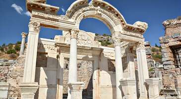 Helenistik dönemden beri bir liman kenti olan İzmir, tarih boyunca dünya kültürünün merkezlerinden biri olmuş. UNESCO’nun kültürel miraslar listesinde 2 önemli yeri barındıran İzmir, insanlık tarihinin en ilgi çekici dönemini de günümüze taşıyor. Dünya edebiyatının kanonik şairi Homeros’un doğduğu yer olarak insanlığa devasa bir hediye sunan İzmir’i bambaşka bir yönüyle keşfetmeye hazır mısın?