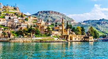 Şanlıurfa, binlerce yıllık tarihi ve zengin kültürel mirasıyla turizm destinasyonlarının başında geliyor.  Efsanelerin doğduğu, peygamberlerin izlerini taşıyan Şanlıurfa, zengin kültürel mirasıyla her adımda büyülemeye devam ediyor.