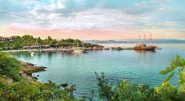 Üç farklı yarımada, çok sayıda koy ve yüzlerce tavsiyenin ardından haritaya bakıp hangisi bana göre düşünmen çok normal. Merak etme, tatil beklentine en u...