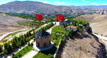 7.000 yıllık bir geçmişe sahip olan Darende, geçmiş dönemlerde Timelkia, Tiranda, Tiryandafil ve Derindere isimleri ile anılıyordu. Asurluların hakimiyeti altında olan bölgede Mezopotamya ile Anadolu arasındaki ticaret yollarını ellerinde tutabilmek için Tohma Suyu boyunca koloniler kurulduğu biliniyor. İlçe Pers egemenliğine geçtiği dönemde Darende’nin ilk yerleşim yeri olan Zengibar Kalesi inşa ediliyor. Tarih boyunca Makedonlar, Romalılar ve Bizanslılara ev sahipliği yaparken kültür ve ticaret bakımından oldukça gelişiyor.