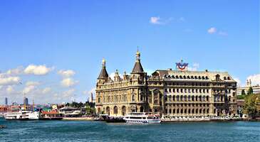 Kadıköy, İstanbul Anadolu Yakası'nın turistik ve hareketli ilçelerinden biridir ve aynı zamanda şehrin sanat ve kültür merkezidir. Tiyatrolar ve sanat merkezleriyle dolu olan ilçede her zaman ilginizi çekecek bir etkinlik bulabilirsiniz. Bağdat Caddesi, Caddebostan Sahili ve Moda Sahili gibi yerleri ziyaret ederek geniş yeşil alanlarda Marmara Denizi manzaralarına şahit olabilirsiniz.