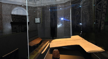 Maneviyat ve tarihin buluştuğu Hırka-i Şerif Camii, İstanbul'un Fatih ilçesinde yer alıyor. İslam dünyası için büyük bir öneme sahip olan cami, adını Hz. Muhammed'in (S.A.V) hırkasından alıyor. Hırka-i Şerif ile ramazan ayı boyunca ziyaretçilerini ağırlayan Hırka-i Şerif Camii hakkında bilgi sahibi olman ve ziyaretini gerçekleştirmen için birçok detayı yazımızda bulabilirsin.