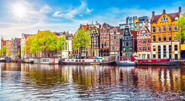 Hollanda turistik şehirleri, tarihi zenginliği ve hareketli atmosferinin yanı sıra doğa harikalarıyla da her yıl milyonlarca insanı kendine çekiyor. Belçika, Almanya ve Kuzey Denizi ile çevrelenen Hollanda'nın büyük bir kısmı deniz seviyesinin altında. Denizden kazanılan topraklar üzerinde yer alan turistik kasabalar ve tarım alanları dikkat çekiyor. Yıl boyunca ılıman bir okyanus ikliminin yaşandığı Hollanda, serin yaz ayları ve ılık kış aylarıyla her mevsim keşfedilebilecek ülkeler arasında