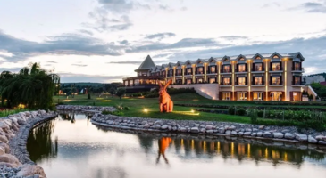 &Ccedil;ok sıkıldığımız şu g&uuml;nlerde huzur bulacağın, doğayla baş başa kalacağın ya da kışın keyfini sonuna kadar &ccedil;ıkaracağın bir tatile &ccedil;ıkmaya ne dersin? Senin i&ccedil;in 10 farklı destinasyondan 10 otel se&ccedil;tik. K&uuml;&ccedil;&uuml;k ve keyifli bir mola vermek istiyorsan, sana eşsiz deneyimler sunacak bu oteller i&ccedil;in valizini toplamaya başlayabilirsin. The Museum Hotel - Antakya D&uuml;nyanın en eski yerleşim yerlerinden biri olan Antakya&rsquo;da bambaşka konaklama deneyimi yaşayabileceğin bir otel var. D&uuml;nyanın en b&uuml;y&uuml;k tek par&ccedil;a antik taban mozaiğine sahip The Museum Hotel Antakya, Antik Roma d&ouml;nemi eserlerini barındırıyor. Otelin lobisinde kahveni yudumlarken binlerce yıllık mozaiklerin desenlerini izlemek ilgin&ccedil; bir deneyim olacak. Otel restoranında zengin Hatay mutfağından yemekler seni bekliyor. Antakya&rsquo;da diğer otel se&ccedil;eneklerini g&ouml;rmek i&ccedil;in tıkla. Kayakapı Premum Caves Otel - Kapadokya T&uuml;rkiye&rsquo;nin d&uuml;nyada eşi benzeri olmayan en &ouml;zel yerlerinden biri olan Kapadokya konaklama konusunda da &ouml;zel se&ccedil;enekler sunuyor. Cave mağara otelleri &ouml;yle g&uuml;zel restore edilmiş ki, kendini bir anda masalsı bir diyara yolculuk yapmış gibi hissedebilirsin. Kapadokya gezisinde mutlaka cave otelde kalmalısın. Bu deneyimi başka bir yerde yakalaman zor. Bunlardan en &uuml;nl&uuml;lerinden biri Kayakapı Premium Caves Otel. Paleolitik &ccedil;ağı anımsatan taş duvarlı odaları, Kapadokya&rsquo;nın muhteşem manzarasını g&ouml;ren havuzu ve oteldeki her detay kendini &ouml;zel hissetmeni sağlayacak. Bu otelin Mart ayı ortalama oda fiyatları 1.000 TL&rsquo;den başlıyor. Kapadokya&rsquo;daki eşsiz otel se&ccedil;enekleri i&ccedil;in tıkla. {hotel_search_form_banner} Hotel Caeli &ndash; &Ccedil;anakkale &Ccedil;anakkale Gelibolu&rsquo;da yer alan Hotel Caeli, &ccedil;evresi &uuml;z&uuml;m bağlarıyla &ccedil;evreli bah&ccedil;esinde muhteşem sanat eserleri barındıran T&uuml;rkiye&rsquo;nin en ilgin&ccedil; otellerinden biri. &Ouml;zel tasarlanmış odaları, u&ccedil;suz bucaksız yeşilliğe bakan balkon manzaraları, sanat eserleri arasında y&uuml;r&uuml;y&uuml;ş yapabileceğin dev bah&ccedil;esi, bu oteli farklı bir konuma oturtuyor. Otelin şık tasarımlı şaraphanesinde ise kendi &uuml;z&uuml;m bağlarında &uuml;retilen şaraplar sunuluyor. &Ccedil;anakkale&rsquo;de ilgin&ccedil; bir deneyim yaşamak istersen tıkla. Otelin Mart ayı iki kişilik geceleme fiyatı 1.900 TL&rsquo;den başlıyor.&nbsp; Elite World Wellness Resort - Sapanca Orman ve g&ouml;l manzaralı odalarıyla keyifli g&uuml;nler ge&ccedil;irebileceğin Elite World Sapanca, İstanbul&rsquo;da olduk&ccedil;a yakın. Dinlenmek, uzun doğa y&uuml;r&uuml;y&uuml;şleri yapmak bir yandan da otelin cezbedici sauna, hamam, cilt bakımı gibi hizmetlerinden yararlanmak i&ccedil;in iyi bir se&ccedil;enek. Sabah akşam yarım pansiyon yemek hizmeti ve &ccedil;ay saati uygulaması da var. Otelin Mart ayı yarım pansiyon iki kişilik oda fiyatı 1.500 TL&rsquo;den başlıyor. Sapanca&rsquo;da diğer otel se&ccedil;eneklerine de g&ouml;z atmak istersen tıkla. Sumahan Otel - İstanbul İstanbul gibi d&uuml;nyanın en g&uuml;zel ve b&uuml;y&uuml;k şehirlerinden birine otel se&ccedil;mek &ccedil;ok zor. &Ccedil;&uuml;nk&uuml; binlere otel se&ccedil;eneği var. Her t&uuml;rl&uuml; konfora sahip d&uuml;nyanın &ouml;nemli otel markalarının yer aldığı İstanbul&rsquo;da boğazın kenarında şahane manzarasıyla huzur bulup dinleneceğin bir otel se&ccedil;tik. Uluslararası basında İstanbul&rsquo;un en iyi 5 deniz manzaralı otelinden biri se&ccedil;ilen Sumahan on te Water, &Ccedil;engelk&ouml;y&rsquo;de boğazın hemen kıyısında konumlanmış 19. Y&uuml;zyılın ortalarında inşa edilmiş tarihi bir binanın restore edilmesiyle oluşturulmuş. Otelin her k&ouml;şesinde &ouml;zel ayrıntılar keşfedebilirsin. G&uuml;n batımı boğaz manzaralı Osmanlı ihtişamıyla dekore edilmiş Waterfront Restoran&rsquo;da şahane lezzetler seni bekliyor. Sumahan Otel ile ilgili daha ayrıntılı bilgi almak istersen tıkla. Taksim International Abant K&ouml;şk - Abant Şehir yaşamından ka&ccedil;arak hafta sonlarını doğayla baş başa ge&ccedil;irmek isteyenlerin en &ccedil;ok tercih ettiği yerlerin başında geliyor Abant. Abant G&ouml;l&uuml;&rsquo;n&uuml;n b&uuml;y&uuml;leyici manzarası eşliğinde konaklayarak g&ouml;l&uuml;n &uuml;zerinde iskelede keyifli bir kahve i&ccedil;mek istersen Taksim International Abant K&ouml;şk&rsquo;&uuml; tercih edebilirsin. Abant&rsquo;ın her mevsimi ayrı g&uuml;zel ama karla kaplı manzarası şahane fotoğraf kareleri &ccedil;ekmek isteyenleri b&uuml;y&uuml;l&uuml;yor. Bolulu aş&ccedil;ıların ellerinden &ccedil;ıkan T&uuml;rk mutfağının leziz yemekleri de cezbedici. Taksim International Abant K&ouml;şk otelin mart ayı yarım pansiyon ortalama oda fiyatı 700 TL&rsquo;den başlıyor. Karinna Otel - Uludağ Kış aylarının en pop&uuml;ler adresi Uludağ zengin otel se&ccedil;eneği sunuyor. Tercih yapmakta zorlananlar kayak pistlerine y&uuml;r&uuml;me mesafesindeki Karinna Otel&rsquo;i se&ccedil;ebilir. Se&ccedil;kin lezzetleri, restoran ve a&ccedil;ık hava cafe alanı manzarası konforlu odaları iyi gelecek. Snowboard, kayak sporundan hoşlanan i&ccedil;in Mart ayı oda fiyatları 1.235 TL&rsquo;den başlıyor. 0-7 yaş &uuml;cretsiz. Uludağ i&ccedil;in diğer otel se&ccedil;enekleri burada. Sway Otel &ndash; Paland&ouml;ken Kış aylarında karın hi&ccedil; eksik olmadığı Erzurum Paland&ouml;ken&rsquo;e gitmek isteyenler, harika konumlu Sway Hotel&rsquo;i tercih edebilir. &Uuml;cretsiz kayak merkezi bulunan otelde kayak dersleri de alınabilir. &Ccedil;ocuklar i&ccedil;in de Teknopark ve Snowpark&rsquo;da eğlenceli kayak dersleri alınabiliyor. Vejetaryen ve diyet men&uuml;lerinin de yer aldığı zengin yemek se&ccedil;enekleri sunan mutfağı, ısıtmalı kapalı havuzu, otelin diğer cazip &ouml;zellikleri arasında. G&uuml;venli turizm tesisi sertifikasına sahip otelde tam pansiyon iki kişilik oda fiyatı 1.152 TL&rsquo;den başlıyor. Paland&ouml;ken i&ccedil;in diğer otel se&ccedil;enekleri burada. Perdue Hotel &ndash; Faralya Her k&ouml;şesi romantizm kokan, kafa dinleyip huzur bulacağın bir tatil arıyorsan Fethiye Faralya k&ouml;y&uuml; tam sana g&ouml;re. Sana iyi gelecek eşi benzerini bulamayacağın bir manzaraya karşı otelde konaklamak istersen Perdue Hotel&rsquo;i se&ccedil;ebilirsin. Denize sıfır konumundaki otelin konaklama ve restoran b&ouml;l&uuml;mleri tepede. Harika bir deniz manzarası yeşille muhteşem bir uyum i&ccedil;inde birleşiyor. Doğaya uyumlu dekorasyonuyla dikkat &ccedil;eken otelde isteyenler i&ccedil;in paraş&uuml;t dalgı&ccedil; okulu imkanı da var. Otel, Dalaman Havalimanı&rsquo;na transfer hizmeti de veriyor. Perdue Hotel ve diğer Faralya otellerine g&ouml;z atmak istersen tıkla. NG Hotel- Afyonkarahisar Afyonkarahisar&rsquo;ın termal sularından şifa bulup konforlu bir tatil yapmak istersen NG Hotels Afyon tam sana g&ouml;re. Geniş restoran ve lobi salonu, sigara i&ccedil;ilmeyen b&uuml;y&uuml;k ve konforlu odaları, termal l&uuml;ks banyoları, eşsiz bir termal tatili deneyimi yaşatabilir. Detoks, bakım ve masaj paketleriyle keyifli saatler yaşayabilirsin. 13 tane kapalı termal y&uuml;zme havuzu ve 3 adet a&ccedil;ık y&uuml;zme havuzu bulunan otel, alışveriş merkezine de yakın. Afyon b&ouml;lgesinde otel se&ccedil;enekleri arıyorsan &nbsp;&nbsp;&nbsp;&nbsp;&nbsp;&nbsp;&nbsp;&nbsp;&nbsp;&nbsp;&nbsp;&nbsp;&nbsp;tıkla.&nbsp;&nbsp;&nbsp;&nbsp;&nbsp;&nbsp;&nbsp;&nbsp;&nbsp;&nbsp;&nbsp;&nbsp;&nbsp;