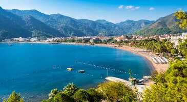 Tekne ve yat turlarının en popüler duraklarından biri olan Marmaris, Akdeniz ve Ege’nin bütün güzelliklerini yansıtmayı başarıyor. Mavi turların odak noktasındaki Marmaris, Bodrum ile beraber Muğla’nın en popüler iki ilçesinden birini oluşturuyor.
