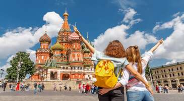 Rusya’ya seyahat etmek isteyenlere müjde… 1 Ağustos’tan itibaren Rusya ile karşılıklı olarak uçuşların açılmasıyla birlikte isteyen Türk vatandaşlarına vize verilmeye de başlandı. Bu arada uçmak için Covid-19 testi yaptırmak zorunlu.