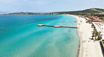 İzmir’in tatil merkezi Çeşme’nin en sevilen beldesi olan Alaçatı, Türkiye'nin rüzgâr sörfü cenneti olmasıyla ünlü ve her yıl su sporları yapmak için dünyanın her yerinden gelen binlerce insanı misafir ediyor. Arnavut kaldırımlı dar sokaklarını süsleyen ve her biri sanat eserini andıran taş evleriyle huzurlu tatillerin de değişmez adreslerinden biri haline gelen Alaçatı’da bazıları restore edilerek butik otel haline getirilen yüzlerce yıllık taş evlerde keyifli bir tatil yapabilirsiniz.